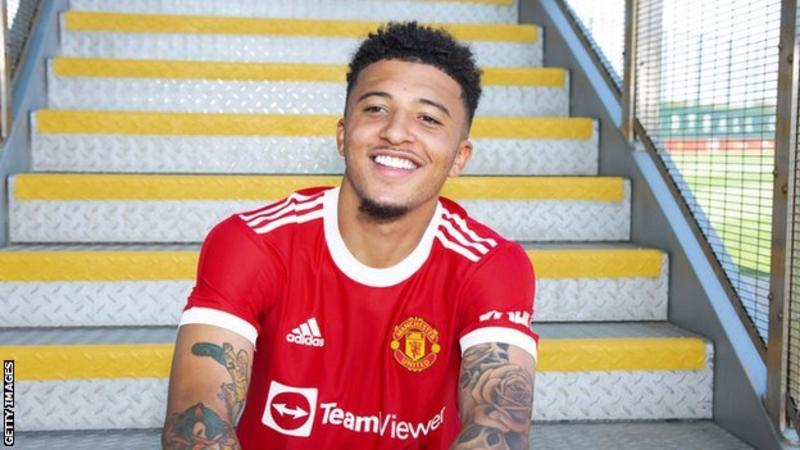 Image de Football. Le prêt de Jadon Sancho de retour à Borussia Dortmund marque un tournant significatif dans son parcours tumultueux avec Manchester United, un club où il était arrivé avec de grandes attentes après un transfert de 73 millions de livres sterling. Ce changement offre une solution temporaire au conflit en cours avec l'entraîneur de United, Erik ten Hag, un différend qui est public et non résolu depuis début septembre. La genèse du conflit L'omission de Sancho de l'équipe pour le match de Premier League contre Arsenal le 3 septembre a été inattendue, surtout après une pré-saison correcte et des apparitions dans les premiers matchs de la saison. La justification de Ten Hag, citant la performance à l'entraînement de Sancho, a été immédiatement réfutée par Sancho, qui a exprimé sa frustration et son sentiment d'être injustement ciblé sur les réseaux sociaux. Les attentes élevées et la chute L'acquisition de Sancho par United en juillet 2021 était considérée comme un coup majeur, après une poursuite prolongée du joueur de l'ancienne académie de Manchester City. Sancho, après un séjour réussi à Dortmund et une finale de l'Euro avec l'Angleterre, était censé être une figure transformative pour United. Cependant, les erreurs de calcul de United tant dans la négociation pour Sancho que dans l'évaluation de son rôle dans l'équipe sont devenues évidentes. Ses problèmes de ponctualité, déjà apparus dans sa carrière, semblaient aggraver la situation à United, surtout lorsque sa forme a baissé avant la Coupe du Monde au Qatar. La lutte pour la forme et la condition physique Sancho a eu du mal à maintenir sa forme et sa condition physique, manquant des matchs avant la Coupe du Monde et nécessitant un programme d'entraînement personnalisé aux Pays-Bas. Son retour à la compétition début 2023 montrait certaines promesses, mais cela n'a pas suffi à renverser la déception générale de son passage à United. Le tableau d'ensemble à United L'arrivée de Ten Hag à Old Trafford faisait partie d'une stratégie plus large visant à instaurer la discipline et à élever les normes de performance. Alors que certains observateurs soutiennent l'approche ferme de Ten Hag envers Sancho, d'autres la perçoivent comme trop sévère, surtout compte tenu d'autres problèmes liés aux joueurs au club qui n'ont pas reçu un traitement similaire. Les implications financières et les perspectives futures Le prêt à Dortmund, bien que financièrement sensé pour United à court terme, soulève des questions sur la viabilité à long terme de la place de Sancho au club. Son salaire élevé et l'investissement important de United en lui créent des complications dans toute vente potentielle. Le rôle d'Ineos et les décisions futures Les représentants d'Ineos, Sir Dave Brailsford et Jean-Claude Blanc, sont maintenant chargés d'évaluer la situation et de déterminer les prochaines étapes, la situation future de Ten Hag à United jouant potentiellement un rôle clé dans leur processus décisionnel. La stratégie à long terme de Sancho Au milieu de l'incertitude, on pourrait spéculer sur le fait que le plan ultime de Sancho tourne autour du mandat de Ten Hag à United. Son retour à Dortmund pourrait être plus qu'un simple répit temporaire ; cela pourrait être un mouvement stratégique dans un jeu plus long. Alors que nous plongeons plus profondément dans les complexités du parcours de Jadon Sancho à Manchester United, il faut se demander : comment cette expérience façonnera-t-elle sa trajectoire de carrière, et quelles implications cela aura-t-il pour l'avenir des jeunes talents naviguant dans le monde exigeant du football de haut niveau ?