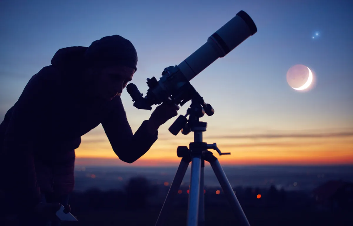 Image de Plus de 35 ans. Mon voyage dans l'astronomie a débuté par un simple émerveillement devant le ciel étoilé. La recherche du télescope idéal a été une étape naturelle pour approfondir cette fascination. Avant de plonger dans les spécificités techniques, il est crucial de se connecter à la raison fondamentale qui vous pousse à explorer les étoiles. Que ce soit pour l'observation des planètes, des nébuleuses ou des galaxies lointaines, cette connexion personnelle guidera votre choix. Comprendre les Types de Télescopes : Un Premier Pas Crucial Le marché offre une variété de télescopes, chacun avec ses caractéristiques uniques. Les télescopes réfracteurs, réflecteurs et catadioptriques sont les principaux types à considérer. Mon expérience m'a enseigné que chaque type a ses avantages et inconvénients, et le choix dépend de vos préférences spécifiques. Par exemple, les réfracteurs offrent une excellente qualité d'image, mais peuvent être plus coûteux, tandis que les réflecteurs sont souvent plus abordables avec de grandes ouvertures. Taille et Portabilité : Adapter le Télescope à Votre Mode de Vie La taille du télescope est un facteur crucial. Si vous prévoyez l'emporter fréquemment pour des observations en extérieur, la portabilité devient essentielle. Des télescopes plus compacts et légers sont idéaux pour les amateurs nomades. D'un autre côté, si vous avez la chance de disposer d'un espace dédié à l'observation, un télescope plus grand pourrait être envisagé pour une expérience plus immersive. La Puissance de l'Optique : Miser sur la Qualité L'optique est le cœur du télescope. Les lentilles et les miroirs déterminent la qualité de l'image observée. Investir dans une optique de qualité peut faire toute la différence. Mes expériences avec des télescopes dotés d'une optique de haute précision ont renforcé ma conviction qu'il vaut mieux privilégier la qualité plutôt que de se contenter de compromis. Monture et Stabilité : La Clé d'une Observation Confortable La monture du télescope est souvent négligée, mais elle joue un rôle crucial dans l'expérience d'observation. Une monture stable est essentielle pour éviter les vibrations indésirables. Les montures équatoriales suivent le mouvement apparent des étoiles, facilitant le suivi des objets célestes. Mon conseil est de choisir une monture en fonction de la facilité d'utilisation et de la stabilité. Élargir les Possibilités : Accessoires et Technologies Complémentaires Les télescopes modernes sont souvent compatibles avec divers accessoires et technologies. Des oculaires de différentes focales, des filtres pour améliorer le contraste, et même des systèmes de suivi automatique peuvent transformer votre télescope en une machine d'observation puissante. Explorer ces options peut ouvrir de nouvelles perspectives et rendre vos sessions d'observation plus riches et diversifiées. La Quête de l'Expérience Parfaite En fin de compte, choisir le télescope idéal est une quête personnelle. L'expérience varie selon les individus, et il n'y a pas de solution universelle. Mon propre cheminement m'a conduit à découvrir la beauté du ciel étoilé à travers un télescope réflecteur compact, mais votre parcours pourrait être différent. L'essentiel est de savourer chaque instant d'observation et d'ajuster votre équipement en fonction de votre évolution en tant qu'astronome amateur. La Magie de l'Exploration Céleste En conclusion, choisir le télescope parfait est une aventure qui va au-delà des spécifications techniques. C'est une quête personnelle pour établir une connexion plus profonde avec l'univers qui nous entoure. En partageant mes réflexions et expériences, j'espère avoir contribué à éclairer votre chemin vers le télescope idéal. Que chaque nuit d'observation soit une aventure inoubliable, pleine de découvertes fascinantes et de connexions intimes avec le cosmos infini.