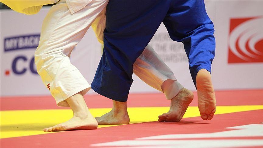 Image de Sport. Le judo, un art martial connu pour ses techniques de projection et de contrôle au sol, accorde une importance cruciale à la position de base. Cette position, souvent appelée "stance" en judo, est la pierre angulaire sur laquelle repose l'ensemble des mouvements et techniques. Pour moi, comprendre et maîtriser cette stance a été un point de départ essentiel dans mon apprentissage du judo. L'Importance de Plier les Genoux Dans mes premiers jours de pratique, il m'a été enseigné que plier les genoux était crucial pour maintenir une bonne stabilité. Cette posture non seulement abaisse le centre de gravité, mais elle permet également une plus grande réactivité et agilité. En gardant les genoux légèrement fléchis, je me suis aperçu que je pouvais mieux résister aux tentatives de déséquilibre de mes adversaires. Expériences Personnelles et Observations Au fil du temps, j'ai observé que les judokas qui maintiennent leurs genoux rigides ont tendance à être moins stables. Cette rigidité les rend vulnérables aux balayages et aux projections. Inversement, une légère flexion des genoux offre une plus grande résistance et permet de réagir rapidement aux mouvements de l'adversaire. En compétition, j'ai personnellement constaté que cette flexion était souvent la clé pour maintenir l'équilibre et contrer efficacement. Analyse Technique : Flexion des Genoux et Centre de Gravité D'un point de vue technique, la flexion des genoux abaisse le centre de gravité, un élément vital pour la stabilité en judo. Un centre de gravité plus bas rend plus difficile pour l'adversaire de nous déséquilibrer ou de nous projeter. Cette compréhension m'a permis de développer des stratégies pour neutraliser les attaques et initier mes propres techniques avec plus d'efficacité. La Flexibilité et la Force des Jambes Une autre composante essentielle que j'ai apprise est l'importance de la flexibilité et de la force des jambes. Plier les genoux sans une bonne force musculaire peut entraîner une fatigue rapide et une diminution de la performance. J'ai donc intégré dans mon entraînement des exercices spécifiques pour renforcer les muscles des jambes et améliorer leur flexibilité, ce qui m'a aidé à maintenir une stance efficace plus longtemps. La Mobilité et la Réactivité Dans le contexte du combat, la mobilité est aussi cruciale que la stabilité. J'ai constaté que plier les genoux améliore non seulement la stabilité mais aussi la mobilité. Cette posture permet des déplacements plus rapides et plus fluides, essentiels pour esquiver ou initier des attaques. Grâce à cette approche, j'ai pu développer une meilleure capacité à réagir aux mouvements de mes adversaires. Application Pratique en Combat En pratiquant le judo, j'ai progressivement intégré la flexion des genoux dans ma technique de combat. Cela a considérablement amélioré ma capacité à résister aux projections et à exécuter les miennes avec plus de précision. La flexion des genoux est devenue un élément naturel de ma stance, me permettant de rester stable tout en étant prêt à agir. Les Limites et les Défis Cependant, il est important de noter que trop plier les genoux peut également être contre-productif. Une flexion excessive peut limiter la mobilité et réduire la capacité à réagir rapidement. Trouver le juste équilibre entre stabilité et mobilité est donc crucial. Dans mon expérience, cela a nécessité beaucoup de pratique et d'ajustements continus. Un Équilibre Dynamique Pour conclure, je crois fermement que plier les genoux en position debout est essentiel pour la stabilité en judo. Cette pratique offre un équilibre entre stabilité, mobilité et réactivité, permettant au judoka de s'adapter et de répondre efficacement aux défis du combat. Toutefois, comme pour toute technique, il est vital de trouver un équilibre adapté à son propre style de combat et à ses capacités physiques. Et vous, quelle est votre expérience ou opinion sur la flexion des genoux en judo ou dans d'autres arts martiaux ? Comment avez-vous trouvé votre équilibre entre stabilité et mobilité ? Vos réflexions et expériences personnelles enrichiraient grandement cette discussion sur un aspect si fondamental des arts martiaux.