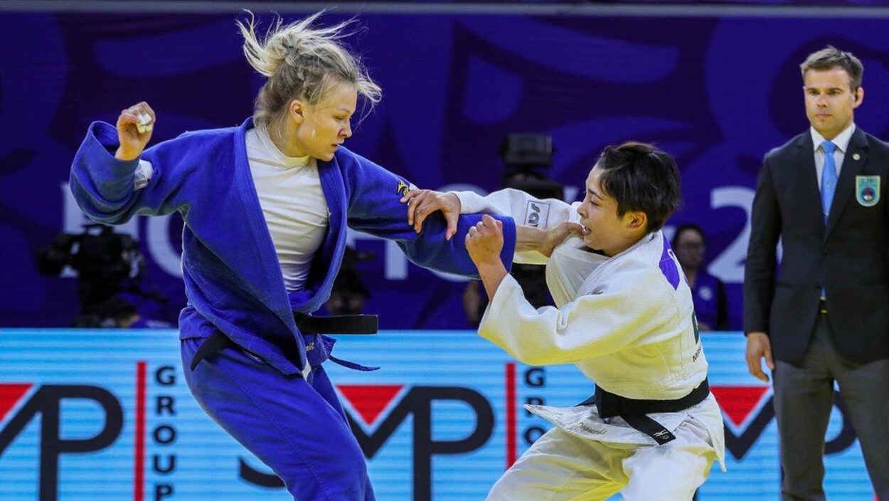 Image de Sport. Avant de plonger dans le cœur du sujet, il est essentiel de rappeler que le judo est un art martial réglementé par des règles strictes, établies par la Fédération Internationale de Judo (FIJ). Ces règles visent à assurer la sécurité des pratiquants et à préserver l'esprit du judo. Ayant participé à plusieurs compétitions, je me suis rapidement familiarisé avec ces règles, notamment celles concernant le contact physique. Le Contact Facial dans le Judo : Mon Expérience Personnellement, j'ai toujours été enseigné et j'ai observé que le contact direct avec le visage n'est pas autorisé dans le judo. Cette interdiction vise à prévenir les blessures et à maintenir un niveau de respect entre les combattants. En effet, toucher le visage de l'adversaire peut être considéré comme un acte d'agression plutôt que comme une technique de combat. Sécurité et Respect : Les Pierres Angulaires Le judo, étant un art martial basé sur le respect et l'intégrité, met un point d'honneur sur la sécurité des pratiquants. Pendant mes entraînements et mes compétitions, j'ai toujours été conscient de l'importance de ces valeurs. Eviter le contact avec le visage est non seulement une question de règles, mais aussi de respect envers son partenaire ou adversaire. Incidents et Sanctions J'ai été témoin de situations lors de compétitions où des contacts accidentels avec le visage se sont produits. Dans ces cas, l'arbitre intervient immédiatement, souvent en attribuant des pénalités si le contact est jugé intentionnel ou dû à un manque de contrôle. Ces incidents sont traités avec sérieux, reflétant l'importance accordée à cette règle dans le judo. L'Importance de la Maîtrise et du Contrôle Ma pratique du judo m'a enseigné que la maîtrise de soi et le contrôle des mouvements sont essentiels. Cela est particulièrement vrai en ce qui concerne le respect des règles, y compris l'interdiction de toucher le visage. La capacité à contrôler ses actions même dans le feu de l'action est un aspect fondamental du judo, que j'ai toujours cherché à perfectionner. Formation et Sensibilisation Dans mon dojo, une grande importance est accordée à l'enseignement des règles dès le début de la formation. Cela inclut la sensibilisation sur l'interdiction du contact facial. En tant que pratiquant expérimenté, je contribue souvent à cette formation, en partageant mon expérience et en soulignant la signification de cette règle. Techniques Alternatives L'interdiction de toucher le visage oblige les judokas à développer des techniques alternatives pour gagner un combat. Cela enrichit la pratique du judo, car cela encourage la créativité et l'amélioration des compétences techniques. Personnellement, cette contrainte m'a poussé à explorer en profondeur les diverses techniques de projection et de contrôle. L'Esprit du Judo Le judo n'est pas seulement un sport de combat, c'est aussi une voie de discipline et de respect. L'interdiction du contact facial est en accord avec ces valeurs. Cette règle renforce l'aspect moral du judo, quelque chose que j'ai toujours profondément respecté et valorisé dans ma pratique. Les Défis du Respect des Règles Respecter cette règle peut parfois être difficile, surtout dans le feu de l'action ou sous la pression de la compétition. J'ai dû apprendre à gérer mes réactions instinctives et à rester constamment attentif pour ne pas enfreindre cette règle. Cela a été un défi, mais aussi une opportunité de croissance personnelle et de maîtrise de l'art. Une Règle Fondamentale pour la Sécurité et le Respect En conclusion, ma position est claire : le contact avec le visage n'est pas autorisé dans le judo, et cette règle est essentielle pour la sécurité et le respect entre les pratiquants. Cette interdiction est un reflet des valeurs fondamentales du judo et contribue à sa nature en tant qu'art martial discipliné et respectueux. Et vous, que pensez-vous de cette règle interdisant le contact facial dans le judo ? Comment voyez-vous son impact sur la pratique de cet art martial et sur les valeurs qu'il véhicule ? Vos expériences et opinions enrichiraient grandement cette discussion sur un aspect si crucial du judo.