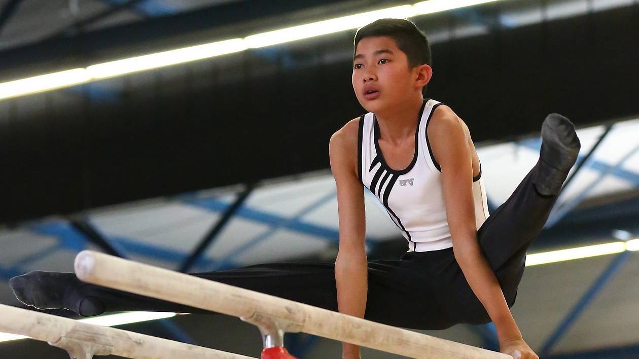 Image de Sport. Dans le monde du sport, la question de la taille et du gabarit est souvent au cœur des débats. En tant que personne de petite taille, j'ai longtemps cherché une discipline sportive dans laquelle je pourrais non seulement exceller, mais aussi m'épanouir. À travers cet article, je souhaite partager mon expérience personnelle et mes réflexions sur la manière de choisir un sport adapté aux petits gabarits. Mon Parcours Personnel Mes premières tentatives dans le monde du sport ont été marquées par des défis liés à ma stature. J'ai souvent entendu que je n'étais pas "fait" pour certains sports. Cependant, ma passion pour l'activité physique m'a poussé à chercher une discipline où ma taille ne serait pas un handicap, mais plutôt un atout. Briser les Stéréotypes La première étape de mon voyage a été de briser les stéréotypes. Le monde sportif regorge d'exemples de sportifs de petite taille qui ont réussi. Des gymnastes aux coureurs de distance, ces athlètes m'ont inspiré et m'ont prouvé que la taille n'était pas une limite absolue. La Découverte des Arts Martiaux Mon exploration m'a conduit vers les arts martiaux. Des disciplines comme le judo, le jiu-jitsu brésilien ou encore le taekwondo sont souvent recommandées pour les personnes de petite taille. Dans ces sports, la technique, l'agilité et la rapidité sont souvent plus cruciales que la pure force physique. J'ai personnellement opté pour le judo, séduit par son équilibre entre technique, discipline et force mentale. L'Importance de l'Agilité et de la Rapidité Dans ma pratique du judo, j'ai découvert que ma petite taille me conférait certains avantages. Ma capacité à me déplacer rapidement et à changer de direction m'a souvent donné un avantage sur des adversaires plus grands. Cette expérience a renforcé ma conviction que chaque gabarit a ses propres atouts dans le sport. Trouver sa Place dans les Sports Collectifs Les sports collectifs peuvent également être adaptés aux petits gabarits. Le football, par exemple, a vu de nombreux joueurs de petite taille briller grâce à leur agilité et leur technique. Bien que ma passion ne réside pas dans les sports collectifs, j'admire des joueurs comme Lionel Messi qui ont démontré que la taille n'est pas un frein à la réussite. L'Endurance et les Sports de Distance Les sports d'endurance comme la course à pied ou le cyclisme sont aussi des domaines où les petits gabarits peuvent exceller. La légèreté peut être un atout dans ces disciplines, réduisant le stress sur les articulations et augmentant l'efficacité énergétique. J'ai personnellement expérimenté la course à pied, trouvant dans la longue distance un terrain où endurance et persévérance prennent le dessus sur la stature physique. La Natation : Un Terrain Neutre La natation est un autre sport où la taille n'est pas un facteur déterminant. Bien que les nageurs de haut niveau tendent à être grands, la natation reste accessible et bénéfique pour tous les gabarits. J'ai trouvé dans la natation une excellente façon de compléter mon entraînement en judo, développant à la fois ma force et ma résilience. L'Ascension en Escalade L'escalade est une discipline où être petit peut être un avantage. Les grimpeurs de petite taille ont souvent un meilleur rapport poids-puissance et peuvent trouver des prises que les plus grands ne peuvent pas utiliser. Bien que je n'aie pas personnellement pratiqué l'escalade de manière compétitive, j'ai toujours été fasciné par ce sport. Développer la Confiance en Soi Au-delà de la performance sportive, choisir un sport adapté à mon gabarit a été essentiel pour développer ma confiance en moi. Cela m'a appris que les limites physiques sont souvent des défis à surmonter plutôt que des barrières intransigeables. L'Impact Psychologique La pratique sportive en tant que personne de petite taille a également eu un impact profond sur ma santé mentale. Elle m'a enseigné la résilience, la détermination et la fierté de surmonter des défis spécifiques liés à ma stature. Trouver sa Voie Pour conclure, choisir un sport adapté à un petit gabarit est une démarche profondément personnelle et enrichissante. Elle nécessite de briser les stéréotypes, d'explorer différentes disciplines, et surtout, de se faire confiance. À travers mon expérience, j'ai appris que la clé réside dans la découverte de ses propres atouts et dans l'adaptation de ces derniers à une discipline qui nous passionne. Et vous, avez-vous trouvé le sport qui convient à votre gabarit ? Comment votre taille a-t-elle influencé votre parcours sportif ? Partager vos expériences pourrait grandement aider ceux qui sont encore à la recherche de leur discipline idéale.