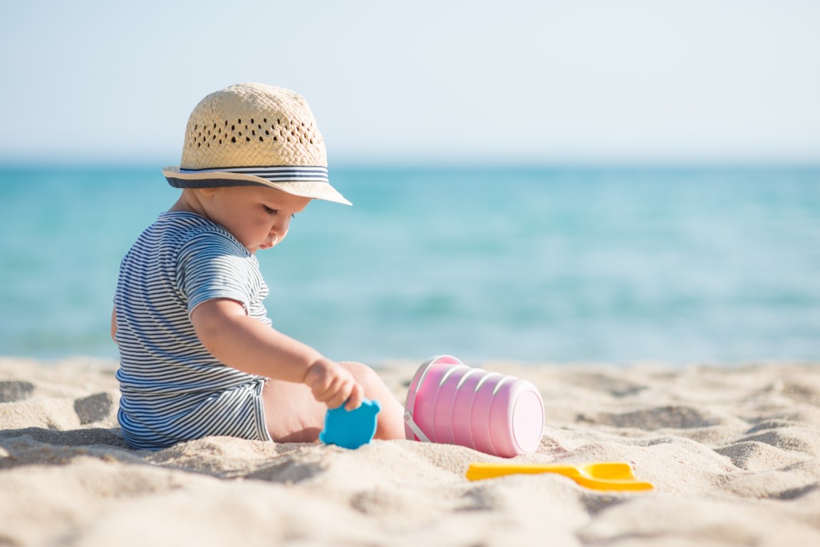 Image de Santé. Je m'installe devant mon écran, une tasse de thé fumante à la main, et je me plonge dans une réflexion sur un sujet qui occupe mes pensées en tant que parent préoccupé : comment faire un bon choix de vêtements pour bébé pendant les nuits estivales ? Les douces brises et les nuits chaudes peuvent rendre cette tâche délicate, mais avec un peu de réflexion et d'expérience, il est possible de trouver le juste équilibre entre confort et sécurité pour assurer à mon tout-petit des nuits paisibles. La première chose qui me vient à l'esprit est la respirabilité des tissus. En été, la chaleur peut être oppressante, même la nuit. C'est pourquoi je privilégie des tissus légers et respirants comme le coton. Le coton permet à la peau délicate de bébé de respirer, évitant ainsi l'accumulation de chaleur inconfortable. Les gigoteuses en coton sont particulièrement appréciées pour leur praticité et leur confort, offrant à bébé la liberté de mouvement tout en régulant la température corporelle. Lorsque les températures grimpent, il peut être tentant de laisser bébé dormir avec le minimum de vêtements possible. Cependant, j'ai appris qu'il est important de ne pas sous-estimer l'effet de la climatisation ou des courants d'air nocturnes. Par conséquent, je veille à ce que la tenue de nuit de mon bébé soit légère mais suffisante pour le protéger des variations de température. Un pyjama en une pièce ou une barboteuse légère en coton peut être la solution idéale pour maintenir un équilibre optimal. Un autre aspect auquel je prête une attention particulière est la question des couches. Les nuits chaudes peuvent parfois entraîner une augmentation de la transpiration, ce qui peut potentiellement causer des irritations cutanées. Pour éviter cela, j'opte pour des couches respirantes qui permettent à l'air de circuler, réduisant ainsi le risque d'érythème fessier. De plus, je m'assure de choisir des couches adaptées à la taille de mon bébé pour garantir un ajustement confortable. L'idée de superposer des vêtements peut sembler contre-intuitive par temps chaud, mais cela peut s'avérer judicieux pour gérer les fluctuations de température. Un body léger associé à un pyjama fin offre la possibilité de retirer une couche si la nuit devient plus chaude, tout en assurant une certaine protection contre les variations de température. Cependant, je veille à ne pas exagérer dans les superpositions pour éviter que mon bébé ne se sente trop chaud. En parlant de chaleur, le choix de la literie joue également un rôle crucial dans le confort nocturne de mon tout-petit. Opter pour des draps en coton léger et respirant est une évidence, mais je vais plus loin en ajustant la quantité de literie en fonction de la température de la chambre. Si les nuits sont particulièrement chaudes, un simple drap peut suffire, tandis qu'une couverture légère peut être ajoutée si la température est plus fraîche. Une question qui revient souvent dans mes réflexions sur le choix des vêtements pour bébé pendant les nuits estivales est celle des pieds nus ou chaussés. Je suis partisan de laisser les petits pieds respirer autant que possible. Si la température de la chambre le permet, laisser bébé dormir pieds nus dans son berceau peut être une excellente option. Cependant, si le sol de la chambre est frais ou si la climatisation est utilisée, une paire de chaussettes légères peut offrir une protection supplémentaire. L'importance de l'observation ne peut être assez soulignée. Chaque bébé est unique, et ce qui convient à l'un peut ne pas convenir à l'autre. En tant que parent, je reste attentif aux signes que me donne mon bébé. Des pleurs inhabituels, des signes d'inconfort ou des réveils fréquents peuvent être des indicateurs que la tenue de nuit de mon bébé n'est peut-être pas adaptée à la situation. Cette vigilance me permet d'ajuster rapidement sa tenue pour lui assurer un sommeil paisible. En fin de compte, faire un bon choix de vêtements pour bébé pendant les nuits estivales est un équilibre délicat entre la nécessité de le maintenir confortablement au chaud sans compromettre sa sécurité. Mes expériences en tant que parent m'ont appris que l'adaptabilité est la clé. Les nuits peuvent varier en termes de température, et il est essentiel d'être prêt à ajuster la tenue de nuit de mon bébé en conséquence. En conclusion, le choix des vêtements pour bébé pendant les nuits estivales est une question qui demande une réflexion minutieuse. En tant que parent, je cherche à créer un environnement de sommeil propice en optant pour des tissus respirants, des superpositions ajustables et une literie adaptée. Cependant, je suis également conscient de l'importance d'observer attentivement mon bébé et de réagir en fonction de ses besoins individuels. En fin de compte, l'objectif ultime est de fournir à mon tout-petit un sommeil confortable et sécurisé, même pendant les nuits chaudes de l'été.