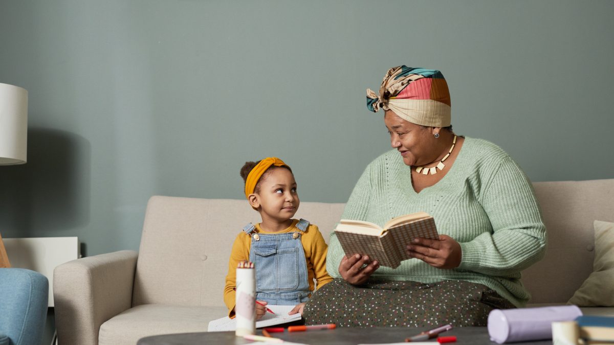 Image de Études/Devoirs. En tant que parent passionné par la lecture, j'ai toujours rêvé d'inculquer cet amour des livres à mes enfants. Aujourd'hui, je souhaite partager avec vous, chers membres du forum, mon expérience personnelle et mes conseils sur comment amener un enfant de 9 ans à s'adonner à la lecture pour enrichir sa culture. Créer un Environnement Propice à la Lecture Tout a commencé par la création d'un environnement qui incite à la lecture. J'ai aménagé un coin lecture confortable dans notre maison, rempli de livres variés et attrayants pour un enfant de 9 ans. Il est important que cet espace soit accueillant, lumineux, et qu'il invite naturellement à s'asseoir et à parcourir un livre. Choisir des Livres Adaptés à son Âge et à ses Intérêts J'ai rapidement compris que pour captiver mon enfant, il fallait choisir des livres correspondant à ses intérêts. À cet âge, les enfants développent des passions spécifiques. Pour le mien, c'était tout ce qui touchait à l'espace et à la science-fiction. J'ai donc cherché des livres qui combinaient ces thèmes avec un niveau de lecture adapté à son âge. Lire Ensemble Les moments de lecture partagée se sont avérés extrêmement bénéfiques. Chaque soir, nous lisions ensemble une histoire. Ce rituel devenait non seulement un temps d'apprentissage mais aussi un moment privilégié entre parent et enfant. Cela a aussi été l'occasion pour moi de montrer l'exemple et de partager mon amour pour la lecture. Encourager l'Autonomie dans la Lecture Progressivement, j'ai encouragé mon enfant à lire de manière autonome. Cela a commencé par de petits défis, comme lire un chapitre seul avant de discuter de l'histoire ensemble. Cette autonomie lui a donné un sentiment d'accomplissement et a renforcé son amour pour la lecture. Visiter des Bibliothèques et des Librairies Les sorties en bibliothèque ou en librairie sont devenues une aventure passionnante. Laisser mon enfant choisir ses livres lui a donné un sentiment de contrôle et d'excitation. Ces visites ont également été l'occasion de découvrir de nouveaux genres et auteurs. Intégrer la Lecture dans le Quotidien J'ai veillé à intégrer la lecture dans notre quotidien. Par exemple, demander à mon enfant de lire les recettes pendant que nous cuisinions ensemble ou les panneaux d'information lors de nos sorties. Cela a renforcé son habileté à lire dans divers contextes et a montré que la lecture n'est pas seulement pour le plaisir, mais aussi un outil pratique dans la vie de tous les jours. Utiliser la Technologie à Bon Escient À l'ère du numérique, il est impossible d'ignorer l'attrait des écrans. J'ai donc décidé d'utiliser la technologie à notre avantage. Les liseuses électroniques et les applications de lecture peuvent être des outils formidables pour encourager les enfants à lire. Les ebooks interactifs, notamment, ont été un grand succès, combinant le plaisir de la lecture avec l'interactivité à laquelle les enfants sont habitués. Discuter des Livres Après chaque livre, nous prenions le temps de discuter de l'histoire, des personnages, et des leçons apprises. Cela a non seulement aidé à développer ses compétences en compréhension et en critique littéraire, mais a également renforcé notre lien. Ces discussions pouvaient parfois dévier vers des sujets plus larges, transformant la lecture en une expérience d'apprentissage globale. Encourager l'Écriture Encourager l'écriture a été une étape naturelle après la lecture. J'ai suggéré à mon enfant d'écrire de courtes histoires ou des résumés de ses livres préférés. Cela a non seulement renforcé sa compréhension des textes, mais a également stimulé sa créativité et son expression personnelle. Faire Preuve de Patience et de Flexibilité Enfin, il est crucial de faire preuve de patience et de flexibilité. Chaque enfant est unique et ce qui fonctionne pour un peut ne pas fonctionner pour un autre. Il est important de s'adapter aux intérêts et au rythme de l'enfant, sans le forcer ni le presser. Amener un enfant de 9 ans à s'adonner à la lecture pour sa culture est un voyage à la fois stimulant et enrichissant. En tant que parent, il est gratifiant de voir son enfant s'épanouir à travers les livres. Cette expérience nous a non seulement rapprochés, mais a également posé les bases d'un amour pour la lecture qui, je l'espère, durera toute une vie. La lecture est une fenêtre sur le monde, une source d'aventures illimitées, et un outil essentiel pour le développement personnel. En fin de compte, l'objectif n'est pas seulement de faire lire les enfants, mais de cultiver en eux la curiosité, l'imagination et la soif de connaissance.