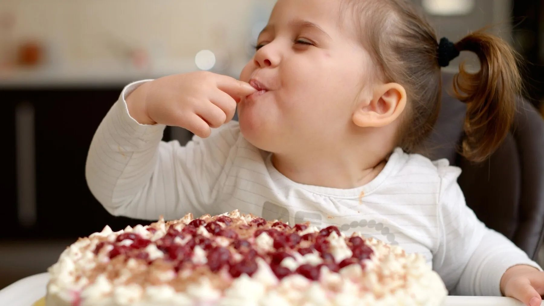 Image de Santé. En tant que parent, éduquer nos enfants à adopter des habitudes alimentaires saines est l'une des responsabilités les plus cruciales que nous ayons. Avec l'omniprésence des aliments riches en gras, sucre et sel dans notre société moderne, prévenir une alimentation excessive en ces éléments devient un défi de plus en plus pressant. Dans cet article, je vais partager mes réflexions personnelles sur ce sujet et explorer des stratégies pratiques pour garantir que nos enfants grandissent en adoptant des habitudes alimentaires équilibrées et durables. La puissance de l'éducation Éduquer nos enfants sur les bases d'une alimentation saine est la première étape cruciale. Plus ils comprennent les impacts des aliments gras, sucrés et salés sur leur santé, plus ils sont susceptibles de faire des choix alimentaires informés. Lorsque nous discutons ouvertement de ces questions avec nos enfants, nous éveillons leur conscience et les aidons à développer une relation éclairée avec la nourriture. Éviter les pièges du marketing alimentaire Le monde moderne est saturé de publicités pour des aliments riches en gras, sucre et sel. Ces produits sont souvent emballés de manière attrayante avec des mascottes ludiques, ce qui les rend particulièrement séduisants pour les enfants. En tant que parents, il est de notre responsabilité de leur enseigner à ne pas se laisser influencer par ces tactiques marketing. Nous devons les encourager à lire les étiquettes, à comprendre les ingrédients et à prendre des décisions éclairées plutôt que d'opter pour des choix alimentaires impulsifs. Cuisiner en famille pour encourager une alimentation consciente Partager le processus de préparation des repas avec nos enfants peut être une expérience éducative précieuse. Impliquer les enfants dans la cuisine les sensibilise aux ingrédients utilisés et à la manière dont les repas sont préparés. De plus, cela peut être une occasion de discuter de l'importance de l'équilibre nutritionnel et de faire des choix alimentaires judicieux. Encourager une variété d'aliments Une alimentation saine ne signifie pas nécessairement éliminer complètement les aliments riches en gras, sucre ou sel. Il s'agit plutôt de trouver un équilibre. En introduisant une variété d'aliments dans l'alimentation de nos enfants, nous élargissons leurs horizons culinaires et leur offrons une gamme plus large de nutriments. Encourager une alimentation variée contribue également à prévenir le rejet complet de certains groupes d'aliments.