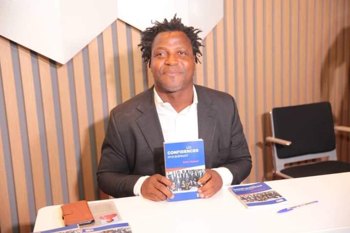 Image de Littérature. Didier Otokoré, une légende du football ivoirien, immortalise l'épopée triomphante de l'équipe nationale dans son livre captivant, "Les Confidences d'un Éléphant". Ce récit exceptionnel offre un regard introspectif sur le périple tumultueux qui a conduit la Côte d'Ivoire à décrocher sa première étoile de Champion d'Afrique lors de la CAN 92. L'ouvrage, dévoilé avec émotion le 8 janvier 2024 au prestigieux Noom Hôtel en présence de personnalités éminentes telles que François Albert Amichia, Maire de Treichville et Président du Cocan, ainsi que d'anciens coéquipiers tels que le capitaine Gadji Celi, promet une plongée profonde dans les coulisses de cette victoire historique. La cérémonie de dédicace, empreinte d'anecdotes et de témoignages poignants, a ravivé les souvenirs émouvants du triomphe ivoirien en 1992 au Sénégal. Les 124 pages de l'œuvre, réparties en quatre chapitres, dévoilent un récit riche en détails et en émotions, capturant l'essence de cette aventure mémorable. Un aspect fascinant de l'histoire révèle les préparatifs hâtifs de l'équipe et le mystère entourant les sorciers d'Akradio. Didier Otokoré, revenant alors de la France, se retrouve confronté à des rituels mystiques auxquels il résiste initialement. C'est la ferme intervention du Capitaine Gadji Celi qui le convainc finalement de se conformer aux prescriptions des sorciers, soulignant ainsi l'importance de cette dimension mystique dans la quête de la victoire. À travers le prisme du joueur de football, le livre offre une réflexion profonde sur le rôle crucial des sorciers dans la compétition. Otokoré, au fil des matchs, prend conscience de leur influence déterminante, rendant un hommage sincère à ces figures souvent méconnues mais essentielles dans la conquête du succès. Publié par "icône Éditions", le livre est désormais accessible dans toutes les librairies et kiosques à presse au tarif de 5000 francs CFA. Cette disponibilité garantit que l'histoire captivante de "Les Confidences d'un Éléphant" est accessible à tous les passionnés de football et de littérature, préservant ainsi le précieux héritage de la CAN 92 pour les générations futures. En conclusion, "Les Confidences d'un Éléphant" transcende le simple récit sportif pour devenir une fenêtre ouverte sur l'âme du football africain, révélant les complexités, les sacrifices et la magie qui ont forgé la victoire mémorable de la Côte d'Ivoire en 1992. Un incontournable pour les amateurs de sport, les passionnés d'histoire et tous ceux qui aspirent à plonger dans les coulisses d'un triomphe inoubliable.