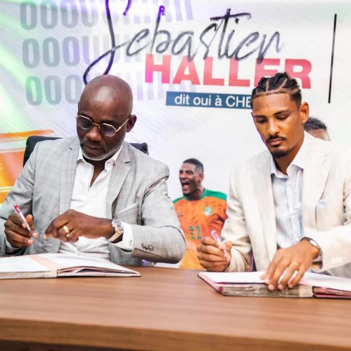 Image de Célébrités. Sébastien Haller, l'international footballeur de renom, a récemment pris une décision significative en devenant l'ambassadeur officiel de la prestigieuse marque de véhicules, CHERY. Cette collaboration d'envergure a été officiellement scellée lors d'une cérémonie mémorable qui s'est déroulée le mardi 21 novembre 2023, au siège du réputé concessionnaire automobile SADA MOTORS CI, situé à Abidjan, Zone 3, rue des brasseurs. La cérémonie de signature de ce partenariat stratégique revêt une importance particulière dans le contexte de la vision ambitieuse de SADA MOTORS CI, qui aspire à devenir un acteur majeur de l'industrie automobile en Côte d'Ivoire. Le Directeur Général de SADA MOTORS CI, Jean Takrou, a exprimé ces ambitions en déclarant: « Nos aspirations sont considérables, et aujourd'hui, nous traçons notre trajectoire. Notre alliance avec Sébastien Haller s'étend sur trois années fructueuses. CHERY partage nos grandes ambitions, nous aspirons à être le numéro 1 de la marque en Côte d'Ivoire, et cette ambition se concrétisera avec votre soutien. » Sébastien Haller, de son côté, s'est montré enchanté de s'associer à la marque de voitures CHERY, vantant son design raffiné et son élégance distinctive. « C'est une opportunité exceptionnelle de contribuer positivement au développement de la Côte d'Ivoire. Aujourd'hui, CHERY m'accompagne, et je m'engage à accompagner CHERY vers l'avenir », a déclaré l'attaquant talentueux, membre éminent de l'équipe nationale des Éléphants de Côte d'Ivoire. Il a également souligné l'importance de cette collaboration au seuil de sa participation imminente à la grande célébration du football africain, qui débutera le samedi 13 janvier 2023 sur le sol ivoirien. La décision de Sébastien Haller de devenir l'ambassadeur de CHERY reflète non seulement sa confiance envers la marque, mais également son engagement envers la promotion du secteur automobile en Côte d'Ivoire. La collaboration entre le footballeur talentueux et la marque renommée souligne l'importance croissante des partenariats entre personnalités sportives influentes et entreprises proéminentes. Les implications de ce partenariat s'étendent au-delà des frontières du monde sportif, jouant un rôle crucial dans la stratégie globale de SADA MOTORS CI visant à consolider sa position en tant qu'acteur clé de l'industrie automobile. Jean Takrou a souligné la valeur ajoutée que Sébastien Haller apporte à la marque CHERY en tant qu'ambassadeur, renforçant ainsi la notoriété de l'entreprise et créant des opportunités de croissance significatives. La collaboration tripartite entre Sébastien Haller, CHERY et SADA MOTORS CI devrait ouvrir de nouvelles perspectives passionnantes dans le paysage automobile ivoirien. Les trois années à venir promettent d'être marquées par des initiatives innovantes, des campagnes publicitaires percutantes et des événements promotionnels captivants, renforçant ainsi la présence de CHERY sur le marché ivoirien. En conclusion, la décision de Sébastien Haller d'associer son image à la marque CHERY et la vision stratégique de SADA MOTORS CI témoignent d'une alliance fructueuse qui transcende les domaines du sport et de l'automobile. Cette collaboration ambitieuse s'annonce comme un chapitre captivant dans l'histoire de l'industrie automobile ivoirienne, où le talent sportif et l'innovation automobile convergent pour créer une synergie dynamique et prometteuse.