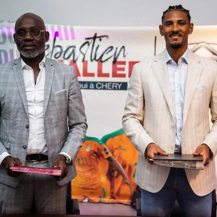 Quatrième Image de Célébrités. Sébastien Haller, l'international footballeur de renom, a récemment pris une décision significative en devenant l'ambassadeur officiel de la prestigieuse marque de véhicules, CHERY. Cette collaboration d'envergure a été officiellement scellée lors d'une cérémonie mémorable qui s'est déroulée le mardi 21 novembre 2023, au siège du réputé concessionnaire automobile SADA MOTORS CI, situé à Abidjan, Zone 3, rue des brasseurs. La cérémonie de signature de ce partenariat stratégique revêt une importance particulière dans le contexte de la vision ambitieuse de SADA MOTORS CI, qui aspire à devenir un acteur majeur de l'industrie automobile en Côte d'Ivoire. Le Directeur Général de SADA MOTORS CI, Jean Takrou, a exprimé ces ambitions en déclarant: « Nos aspirations sont considérables, et aujourd'hui, nous traçons notre trajectoire. Notre alliance avec Sébastien Haller s'étend sur trois années fructueuses. CHERY partage nos grandes ambitions, nous aspirons à être le numéro 1 de la marque en Côte d'Ivoire, et cette ambition se concrétisera avec votre soutien. » Sébastien Haller, de son côté, s'est montré enchanté de s'associer à la marque de voitures CHERY, vantant son design raffiné et son élégance distinctive. « C'est une opportunité exceptionnelle de contribuer positivement au développement de la Côte d'Ivoire. Aujourd'hui, CHERY m'accompagne, et je m'engage à accompagner CHERY vers l'avenir », a déclaré l'attaquant talentueux, membre éminent de l'équipe nationale des Éléphants de Côte d'Ivoire. Il a également souligné l'importance de cette collaboration au seuil de sa participation imminente à la grande célébration du football africain, qui débutera le samedi 13 janvier 2023 sur le sol ivoirien. La décision de Sébastien Haller de devenir l'ambassadeur de CHERY reflète non seulement sa confiance envers la marque, mais également son engagement envers la promotion du secteur automobile en Côte d'Ivoire. La collaboration entre le footballeur talentueux et la marque renommée souligne l'importance croissante des partenariats entre personnalités sportives influentes et entreprises proéminentes. Les implications de ce partenariat s'étendent au-delà des frontières du monde sportif, jouant un rôle crucial dans la stratégie globale de SADA MOTORS CI visant à consolider sa position en tant qu'acteur clé de l'industrie automobile. Jean Takrou a souligné la valeur ajoutée que Sébastien Haller apporte à la marque CHERY en tant qu'ambassadeur, renforçant ainsi la notoriété de l'entreprise et créant des opportunités de croissance significatives. La collaboration tripartite entre Sébastien Haller, CHERY et SADA MOTORS CI devrait ouvrir de nouvelles perspectives passionnantes dans le paysage automobile ivoirien. Les trois années à venir promettent d'être marquées par des initiatives innovantes, des campagnes publicitaires percutantes et des événements promotionnels captivants, renforçant ainsi la présence de CHERY sur le marché ivoirien. En conclusion, la décision de Sébastien Haller d'associer son image à la marque CHERY et la vision stratégique de SADA MOTORS CI témoignent d'une alliance fructueuse qui transcende les domaines du sport et de l'automobile. Cette collaboration ambitieuse s'annonce comme un chapitre captivant dans l'histoire de l'industrie automobile ivoirienne, où le talent sportif et l'innovation automobile convergent pour créer une synergie dynamique et prometteuse.