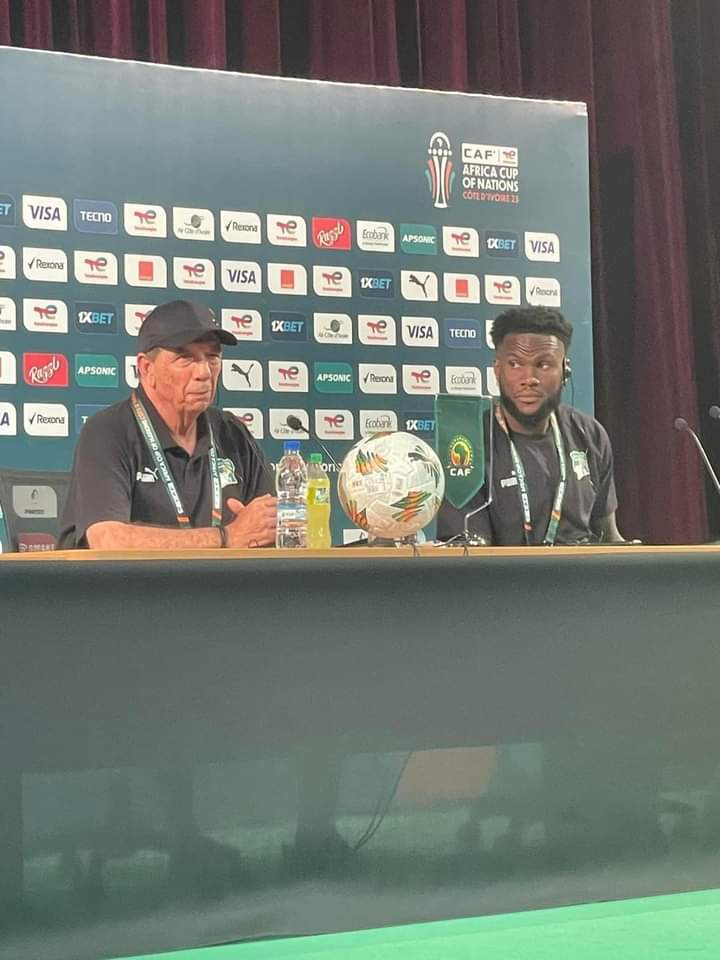 Image de Football. Franck Kessié, milieu de terrain ivoirien, partage son enthousiasme et son engagement envers la Coupe d'Afrique des Nations (CAN) qui se déroule à domicile. Pour lui, cette compétition revêt une signification particulière, symbolisant bien plus qu'un simple tournoi. Dans ses propos, il exprime son rôle en tant que l'un des capitaines de l'équipe nationale, soulignant la hiérarchie avec Serge Aurier et Max Gradel. Kessié met en lumière l'importance d'écouter attentivement les consignes de l'entraîneur, soulignant ainsi la discipline et la cohésion au sein de l'équipe. En tant que leader sur le terrain, il se prépare à marquer de son empreinte cette expérience unique de disputer la CAN sur ses terres. Le changement de continent et de climat est également évoqué, illustrant les défis auxquels les joueurs doivent faire face dans le monde du football international. Le joueur exprime une profonde connexion avec son équipe nationale, soulignant la solidarité qui les unit. Cette cohésion, selon lui, est essentielle pour atteindre l'objectif commun : hisser bien haut le drapeau de la Côte d'Ivoire. Kessié perçoit le football comme un moyen d'écrire son histoire, illustrant ainsi la quête personnelle et collective des joueurs pour laisser leur empreinte dans le monde du football. En s'adressant directement aux supporters ivoiriens, Frank Kessié les appelle à se joindre à l'équipe dans cette aventure. Il les considère comme le "douzième homme", soulignant leur rôle crucial dans le soutien moral et énergétique. L'invitation est lancée pour qu'ils se mobilisent en nombre, créant une atmosphère électrique et inspirante dans les stades. Pour Kessié, l'unité entre l'équipe et ses supporters est essentielle pour atteindre les sommets et représenter dignement leur pays. En conclusion, les mots de Franck Kessié révèlent un mélange d'émotion, de détermination et d'optimisme. Ils illustrent la passion profonde qu'il ressent pour le football, pour son équipe nationale, et la fierté de représenter son pays lors d'une CAN à domicile. Ses paroles reflètent non seulement sa propre motivation, mais aussi son appel à l'unité, à la solidarité, et à l'implication collective de toute une nation dans cette quête commune pour le succès.