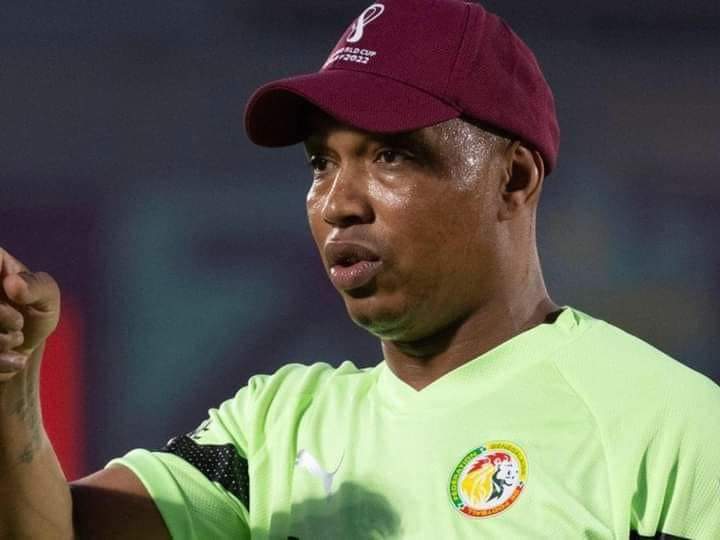 Image de Football. Lors de la CAN 2023 à Yamoussoukro, El Hadji Diouf, fervent représentant du football sénégalais, a exprimé avec passion et conviction son sentiment d'appartenance à cette terre, soulignant le lien historique entre la Côte d'Ivoire et le Sénégal à travers le mariage du Père de la Nation ivoirienne avec une femme sénégalaise. Dans un discours fort et empreint de fierté, Diouf a déclaré que Yamoussoukro était leur chez-soi, refusant toute idée de bienvenue car ils se considéraient déjà chez eux. Le ton confiant de Diouf transparaît dans ses paroles lorsqu'il évoque la pression qui entoure l'équipe sénégalaise en tant que détenteurs du titre. Pour lui, cette pression n'est pas un fardeau, mais plutôt un stimulant positif. Il affirme que c'est une opportunité pour l'équipe de montrer sa force et sa détermination à conserver le titre de champion. Diouf va jusqu'à décrire cette pression comme une "bonne pression", suggérant qu'elle pourrait être canalisée de manière constructive pour motiver les joueurs. L'ancien joueur star est catégorique sur le fait que l'équipe sénégalaise possède la meilleure formation, composée de joueurs talentueux qui sont actuellement au sommet de leur jeu. Il évoque également le plaisir que ces joueurs prennent sur le terrain, prédisant qu'ils offriront un spectacle captivant et source de plaisir aux supporters. Selon Diouf, le Sénégal est l'équipe à battre, mais il défie quiconque tenterait de les surpasser, affirmant qu'il faudrait se lever très tôt pour les battre. Diouf admet également que des leçons ont été tirées des erreurs passées de l'équipe, laissant entrevoir un sentiment de maturité et d'apprentissage continu. Il insiste sur l'idée que cette expérience passée contribuera à renforcer l'équipe et à la guider vers le succès. La volonté affichée de ne pas répéter les erreurs précédentes s'inscrit dans une stratégie globale visant à préserver le titre de champion de la CAN. Le discours de Diouf transcende le simple cadre de la compétition sportive, car il aborde également la relation entre l'équipe et ses supporters. Il mentionne la transmission de la pression positive des joueurs aux supporters, soulignant l'importance du soutien passionné de ces derniers dans la quête du titre. La notion de "back to back", empruntée au jargon sportif anglais, est invoquée pour exprimer la volonté de l'équipe sénégalaise de remporter successivement les deux éditions de la CAN. En conclusion, les paroles inspirantes d'El Hadji Diouf à Yamoussoukro révèlent un mélange de confiance, de détermination et d'unité au sein de l'équipe sénégalaise. Sa vision d'une "pression positive" et son engagement à apprendre des erreurs passées dépeignent un leadership solide et une approche réfléchie de la compétition. Les supporters peuvent certainement s'attendre à une performance exceptionnelle de la part de l'équipe, guidée par cette conviction partagée de rester au sommet du football africain.