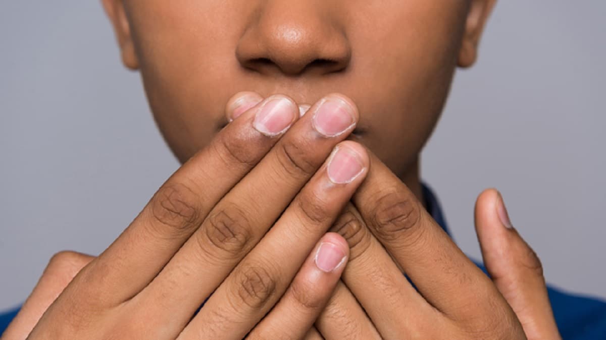 Image de Moins de 15 ans. Personnellement, je considère que la fréquence de la coupe des ongles dépend de plusieurs facteurs, tels que la croissance individuelle des ongles, le style de vie, et bien sûr, les préférences personnelles. Pour certains, une coupe hebdomadaire peut être nécessaire, tandis que d'autres peuvent préférer une fréquence moins régulière, peut-être toutes les deux semaines. Il est indéniable que des ongles bien entretenus contribuent à une image soignée. Cependant, une coupe trop fréquente peut également entraîner des problèmes tels que l'irritation cutanée et les ongles incarnés. C'est pourquoi il est essentiel de trouver un équilibre qui convient à la fois à la santé des ongles et aux préférences individuelles. L'un des facteurs clés à prendre en compte est la croissance naturelle des ongles. Certains hommes ont une croissance plus rapide que d'autres, ce qui peut influencer la fréquence à laquelle ils doivent entretenir leurs ongles. Si vos ongles ont tendance à pousser rapidement, il peut être judicieux de planifier des coupes plus fréquentes pour éviter qu'ils ne deviennent trop longs et inconfortables. D'un autre côté, si la croissance de vos ongles est plus lente, une coupe moins fréquente pourrait suffire. Il est essentiel d'observer attentivement la croissance individuelle de vos ongles au fil du temps pour ajuster votre routine de soins en conséquence. Le style de vie joue également un rôle crucial dans la détermination de la fréquence de coupe des ongles. Les hommes qui travaillent dans des environnements où leurs mains sont soumises à des contraintes constantes, comme la construction ou le jardinage, peuvent trouver nécessaire de couper leurs ongles plus souvent pour éviter tout risque de blessure ou de dommage. D'un autre côté, ceux qui passent la plupart de leur temps dans des environnements de bureau peuvent ne pas ressentir le besoin de couper leurs ongles aussi régulièrement. Cependant, même dans un cadre professionnel, des ongles bien entretenus peuvent faire une impression positive et contribuer à une image soignée. Outre la fréquence, la manière dont vous coupez vos ongles est tout aussi importante. L'utilisation d'outils de qualité, tels que des ciseaux à ongles ou des coupe-ongles, peut faire toute la différence. Une coupe nette et précise évite non seulement les bords rugueux, mais contribue également à prévenir les ongles incarnés, qui peuvent être douloureux et difficiles à traiter. En ce qui concerne la longueur idéale des ongles, cela dépend largement des préférences individuelles. Certains hommes préfèrent des ongles courts et bien taillés, tandis que d'autres optent pour une longueur légèrement plus prononcée. Cependant, il est essentiel de maintenir une longueur raisonnable pour éviter tout inconvénient ou gêne dans les activités quotidiennes. Il est également important de souligner l'importance de l'hygiène des ongles. Garder les ongles propres en les nettoyant régulièrement et en évitant l'accumulation de saleté en dessous est essentiel pour prévenir les infections et maintenir une bonne santé des ongles. En conclusion, la fréquence à laquelle un homme doit se couper les ongles est une question personnelle qui dépend de divers facteurs, tels que la croissance individuelle des ongles, le style de vie et les préférences personnelles. Trouver un équilibre entre une coupe régulière et la prévention des problèmes liés à une coupe trop fréquente est essentiel pour maintenir des ongles nets et en bonne santé. Chacun devrait élaborer sa propre routine de soins des ongles en fonction de ses besoins individuels, contribuant ainsi à une apparence soignée et à une hygiène personnelle optimale.