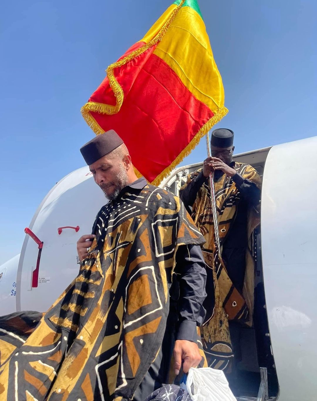 Image de Football. Les photographies captivantes de l'arrivée triomphale des Aigles du Mali en Côte d'Ivoire pour la CAN 2023 dépeignent un tableau vibrant d'excitation et de détermination. Les joueurs, symboles de fierté nationale, débarquent avec une élégance déterminée, prêts à affronter les défis et à représenter leur pays avec ardeur sur la scène continentale. Les clichés révèlent la fusion parfaite entre la passion du football et le sentiment d'appartenance nationale. Les visages concentrés des joueurs témoignent de l'engagement envers l'excellence sportive, tandis que l'atmosphère électrique qui entoure leur arrivée illustre l'anticipation bouillonnante de la compétition à venir. En arborant les couleurs nationales avec fierté, les Aigles du Mali incarnent l'esprit sportif et la détermination qui caractérisent la CAN. Ces images ne sont pas simplement le reflet d'une équipe de football, mais plutôt le témoignage visuel d'une nation unie derrière son équipe, prête à vibrer au rythme des exploits sportifs à venir. En somme, ces photos de l'arrivée des Aigles du Mali en Côte d'Ivoire annoncent le début d'un chapitre mémorable de compétition sportive et de fraternité continentale, symbolisant la promesse de moments inoubliables lors de la CAN 2023.