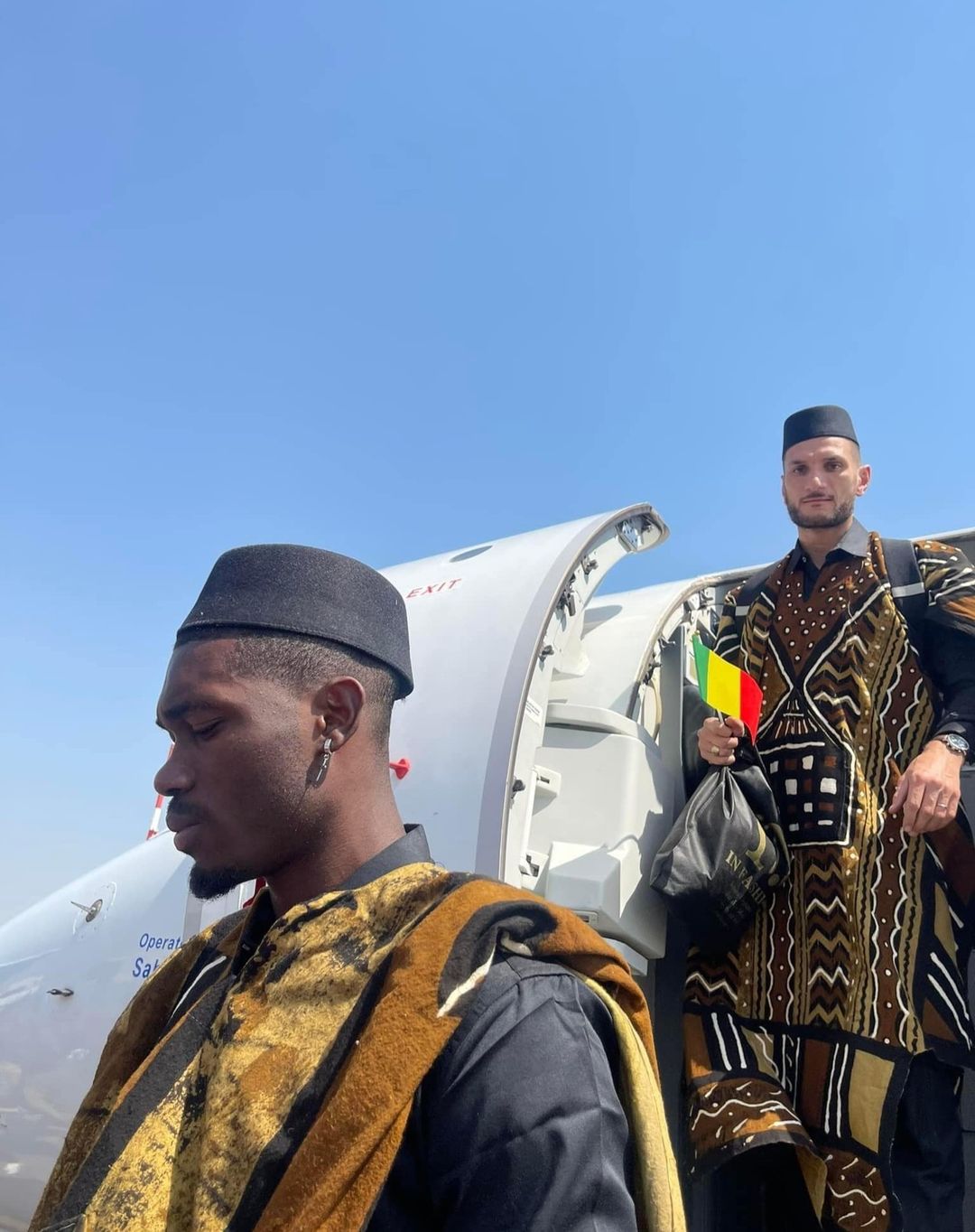 Deuxième Image de Football. Les photographies captivantes de l'arrivée triomphale des Aigles du Mali en Côte d'Ivoire pour la CAN 2023 dépeignent un tableau vibrant d'excitation et de détermination. Les joueurs, symboles de fierté nationale, débarquent avec une élégance déterminée, prêts à affronter les défis et à représenter leur pays avec ardeur sur la scène continentale. Les clichés révèlent la fusion parfaite entre la passion du football et le sentiment d'appartenance nationale. Les visages concentrés des joueurs témoignent de l'engagement envers l'excellence sportive, tandis que l'atmosphère électrique qui entoure leur arrivée illustre l'anticipation bouillonnante de la compétition à venir. En arborant les couleurs nationales avec fierté, les Aigles du Mali incarnent l'esprit sportif et la détermination qui caractérisent la CAN. Ces images ne sont pas simplement le reflet d'une équipe de football, mais plutôt le témoignage visuel d'une nation unie derrière son équipe, prête à vibrer au rythme des exploits sportifs à venir. En somme, ces photos de l'arrivée des Aigles du Mali en Côte d'Ivoire annoncent le début d'un chapitre mémorable de compétition sportive et de fraternité continentale, symbolisant la promesse de moments inoubliables lors de la CAN 2023.