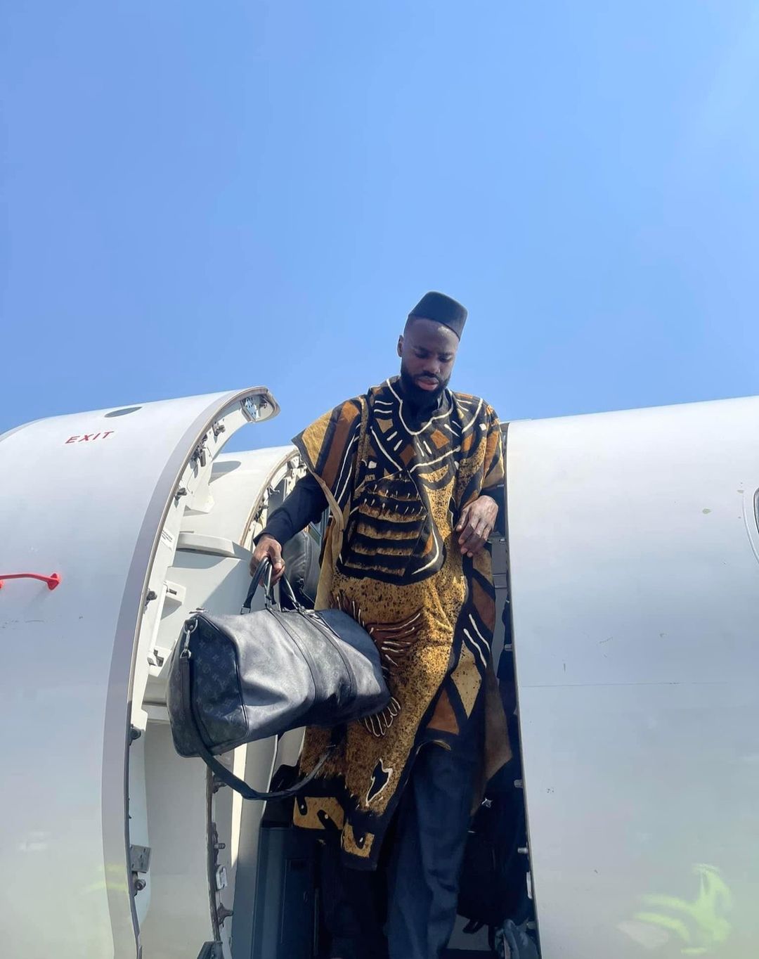 Troisième Image de Football. Les photographies captivantes de l'arrivée triomphale des Aigles du Mali en Côte d'Ivoire pour la CAN 2023 dépeignent un tableau vibrant d'excitation et de détermination. Les joueurs, symboles de fierté nationale, débarquent avec une élégance déterminée, prêts à affronter les défis et à représenter leur pays avec ardeur sur la scène continentale. Les clichés révèlent la fusion parfaite entre la passion du football et le sentiment d'appartenance nationale. Les visages concentrés des joueurs témoignent de l'engagement envers l'excellence sportive, tandis que l'atmosphère électrique qui entoure leur arrivée illustre l'anticipation bouillonnante de la compétition à venir. En arborant les couleurs nationales avec fierté, les Aigles du Mali incarnent l'esprit sportif et la détermination qui caractérisent la CAN. Ces images ne sont pas simplement le reflet d'une équipe de football, mais plutôt le témoignage visuel d'une nation unie derrière son équipe, prête à vibrer au rythme des exploits sportifs à venir. En somme, ces photos de l'arrivée des Aigles du Mali en Côte d'Ivoire annoncent le début d'un chapitre mémorable de compétition sportive et de fraternité continentale, symbolisant la promesse de moments inoubliables lors de la CAN 2023.