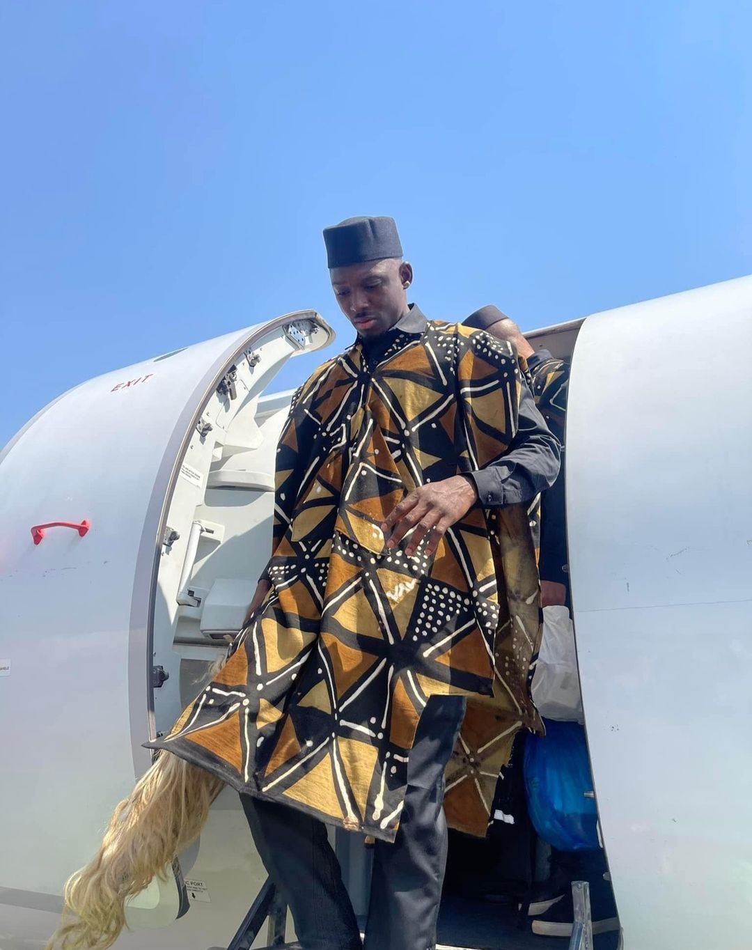 Quatrième Image de Football. Les photographies captivantes de l'arrivée triomphale des Aigles du Mali en Côte d'Ivoire pour la CAN 2023 dépeignent un tableau vibrant d'excitation et de détermination. Les joueurs, symboles de fierté nationale, débarquent avec une élégance déterminée, prêts à affronter les défis et à représenter leur pays avec ardeur sur la scène continentale. Les clichés révèlent la fusion parfaite entre la passion du football et le sentiment d'appartenance nationale. Les visages concentrés des joueurs témoignent de l'engagement envers l'excellence sportive, tandis que l'atmosphère électrique qui entoure leur arrivée illustre l'anticipation bouillonnante de la compétition à venir. En arborant les couleurs nationales avec fierté, les Aigles du Mali incarnent l'esprit sportif et la détermination qui caractérisent la CAN. Ces images ne sont pas simplement le reflet d'une équipe de football, mais plutôt le témoignage visuel d'une nation unie derrière son équipe, prête à vibrer au rythme des exploits sportifs à venir. En somme, ces photos de l'arrivée des Aigles du Mali en Côte d'Ivoire annoncent le début d'un chapitre mémorable de compétition sportive et de fraternité continentale, symbolisant la promesse de moments inoubliables lors de la CAN 2023.