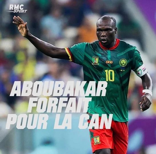 Image de Football. La nouvelle de la blessure de Vincent Aboubakar a envoyé des ondes de choc à travers les supporters de l'équipe nationale du Cameroun, alors qu'ils se préparent à entamer la Coupe d'Afrique des nations 2024. La déception est palpable, car le capitaine des Lions indomptables, meilleur buteur de la précédente édition avec 8 buts, ne pourra pas participer aux premiers matches du tournoi. Une déchirure à la cuisse, résultant d'une séance d'entraînement apparemment anodine, l'a mis sur la touche, laissant un vide considérable dans l'attaque de l'équipe. Les fans se souviendront sûrement du talent exceptionnel d'Aboubakar lors de la Coupe d'Afrique des nations 2022, où il a joué un rôle essentiel dans la victoire du Cameroun. Ses huit buts ont été cruciaux pour hisser son équipe au sommet, faisant de lui le meilleur buteur du tournoi. Cependant, le destin semble jouer un tour cruel cette fois-ci, privant non seulement Aboubakar de l'occasion de défendre son titre de meilleur buteur, mais également le privant de participer aux premiers matches cruciaux de la compétition. Les responsabilités du capitaine ne se limitent pas seulement à sa capacité à marquer des buts, mais il est également le leader emblématique de l'équipe. Sa présence sur le terrain inspire confiance à ses coéquipiers, et son absence inattendue créera un défi supplémentaire pour l'entraîneur et le reste de l'équipe. Les Lions indomptables devront maintenant ajuster leur stratégie et trouver des solutions pour combler le vide laissé par Aboubakar. Les analyses médicales, réalisées le lendemain de sa blessure, ont apporté un certain soulagement en révélant que la déchirure à la cuisse n'était pas aussi grave qu'initialement craint. Cependant, même avec une gravité moindre, la récupération de ce type de blessure prend du temps, et il est peu probable que le capitaine soit prêt à jouer dans les premiers matches du tournoi. La question cruciale qui se pose maintenant est de savoir si le Cameroun pourra surmonter cette épreuve et trouver une alternative efficace en l'absence de leur leader incontesté. Outre la blessure d'Aboubakar, le Cameroun doit également faire face à l'absence de son gardien titulaire, André Onana, pour le premier match contre la Guinée. La décision d'Onana de rejoindre l'équipe en cours de compétition pour disputer une rencontre de club crée une autre lacune importante. L'entraîneur et le staff technique doivent maintenant jongler avec ces défis inattendus et prendre des décisions cruciales pour maintenir la cohésion de l'équipe et assurer des performances compétitives. La pression sur les autres joueurs pour compenser ces absences est intense. Les attaquants doivent maintenant intensifier leurs efforts pour compenser le manque de l'efficacité de marquage d'Aboubakar, tandis que le remplaçant du gardien devra être à la hauteur pour remplir les grandes chaussures laissées par Onana. Les supporters, quant à eux, oscillent entre la déception et l'espoir, se demandant si leur équipe nationale peut surmonter ces obstacles et émerger victorieuse. Cependant, dans le monde du sport, l'adversité crée souvent des opportunités. Les joueurs qui prendront la relève auront l'occasion de se révéler, de montrer leur talent et de faire preuve de résilience face à ces défis imprévus. Les matchs à venir seront une épreuve de force pour la profondeur de l'équipe camerounaise et sa capacité à s'adapter aux circonstances changeantes. La Coupe d'Afrique des nations est réputée pour être pleine de rebondissements et d'émotions fortes, et cette édition ne fait pas exception. Les blessures de joueurs clés ajoutent une dimension imprévisible à la compétition, alimentant le suspense et l'incertitude quant à l'issue finale. Les amateurs de football du Cameroun et du monde entier attendent avec impatience de voir comment leur équipe nationale surmontera ces obstacles et s'adaptera à ces changements inattendus. En fin de compte, cette série d'événements pose la question fondamentale de la résilience et de la détermination d'une équipe face à l'adversité. Peut-être que l'absence d'Aboubakar et d'Onana créera l'opportunité pour d'autres joueurs de briller, pour des héros inattendus de se lever et pour l'équipe de montrer sa véritable force collective. La route vers le succès est rarement sans embûches, et la réponse à cette question ouverte ne sera révélée que sur le terrain, dans l'arène compétitive de la Coupe d'Afrique des nations 2024.