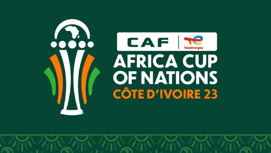 Image de Football. La Coupe d'Afrique des Nations (CAN) 2023, prévue pour se dérouler du 13 janvier au 11 février 2024, soulève une interrogation surprenante quant à sa nomenclature officielle. Alors que l'excitation monte à l'approche du match d'ouverture entre la Côte d'Ivoire et la Guinée-Bissau, prévu à 21 heures ce samedi, il est intéressant de plonger dans les arcanes de cette désignation et de comprendre les circonstances qui ont conduit à cette situation inhabituelle. Initialement, cette 34e édition de la CAN devait se tenir en 2021. Cependant, un ensemble complexe de circonstances a mené à deux reports successifs. Le premier report a eu lieu en juillet 2023, une décision influencée par les problèmes rencontrés par le Cameroun, qui avait été choisi pour organiser l'édition 2021 après avoir été écarté pour celle de 2019. Mais ce n'était pas la fin des bouleversements pour la CAN 2023. Un second report a été nécessaire, cette fois en raison des conditions météorologiques défavorables en Côte d'Ivoire, pays hôte de l'événement. Des pluies diluviennes en juillet dernier ont causé de nombreuses victimes, rendant impossible la tenue de la compétition à la date prévue. À la veille du premier match, le président de la Confédération Africaine de Football (CAF), Patrice Motsepe, s'est exprimé lors d'une conférence de presse à Abidjan. Il a exprimé sa satisfaction quant aux mesures de sécurité mises en place en Côte d'Ivoire, soulignant l'importance d'éviter une répétition des tragiques incidents survenus au Cameroun deux ans auparavant, où une bousculade mortelle avait endeuillé le tournoi. En ce qui concerne la sécurité, les autorités ivoiriennes ont pris des mesures drastiques. Plus de 17.000 membres des forces de l'ordre ont été déployés pour assurer la sécurité pendant la compétition. Par ailleurs, le gouvernement ivoirien a investi près d'1,5 milliard de dollars dans divers projets d'infrastructures. Ces investissements illustrent non seulement l'engagement du pays envers la réussite de la CAN, mais aussi son désir de laisser un héritage durable au-delà du tournoi. La question de la nomenclature "CAN 2023" pour une compétition se déroulant en 2024 mérite une attention particulière. Traditionnellement, les événements sportifs portent le nom de l'année prévue pour leur tenue initiale. Cependant, les multiples reports et les circonstances exceptionnelles entourant cette édition de la CAN ont créé une situation unique. La décision de maintenir l'appellation "CAN 2023" reflète une continuité et respecte la chronologie initialement prévue, malgré les changements de calendrier. Le déroulement de la CAN 2023 en 2024 pose également des questions sur l'impact des événements mondiaux et régionaux sur les grands tournois sportifs. L'influence de facteurs tels que les conditions climatiques, les préoccupations de sécurité, et même les pandémies mondiales, comme nous l'avons vu avec la COVID-19, peut entraîner des bouleversements majeurs. Ces événements mettent en évidence la nécessité d'une planification flexible et d'une capacité à s'adapter rapidement aux changements de circonstances. L'impact économique et social de la CAN sur la Côte d'Ivoire et l'Afrique en général ne doit pas être sous-estimé. Outre l'aspect sportif, la compétition représente une occasion majeure pour le développement de l'infrastructure, la promotion du tourisme et la dynamisation de l'économie locale. Les retombées peuvent être considérables, non seulement en termes de revenus directs générés par l'événement, mais aussi en termes d'amélioration des installations sportives et de renforcement de l'unité nationale et continentale. La CAN est plus qu'un simple tournoi de football; elle est un symbole de fierté et d'unité pour l'Afrique. Elle offre une plateforme où les talents locaux peuvent briller sur la scène internationale, inspirant des générations de jeunes athlètes. De plus, la compétition suscite un sentiment d'appartenance et d'identité parmi les Africains, tant sur le continent qu'à l'étranger. Alors que le monde attend avec impatience le coup d'envoi de la CAN 2023, il est clair que l'événement dépasse largement les limites du terrain de football. Il s'agit d'une célébration de la culture, de la résilience et du dynamisme africains. Cette édition, avec ses défis et ses réussites, sera sans aucun doute gravée dans l'histoire du football africain. En conclusion, alors que nous nous préparons à vivre les moments passionnants de la CAN 2023, une question ouverte demeure : comment ces adaptations et ces investissements influenceront-ils à long terme le développement du football en Afrique et la perception de l'Afrique sur la scène sportive mondiale ?