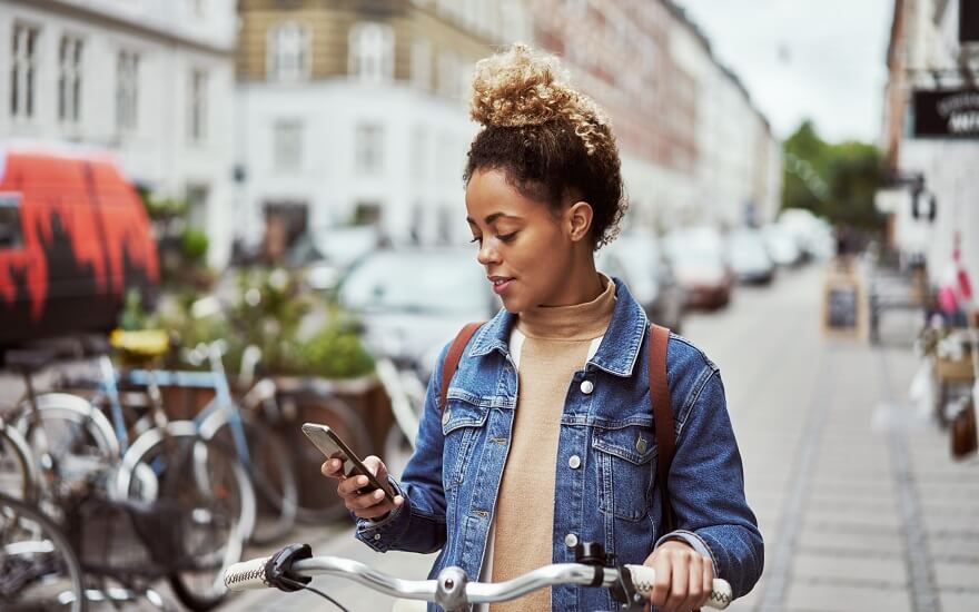 Image de Smartphones/Tablettes. Comment augmenter la durée de la sonnerie d'un téléphone fixe ? Cela peut paraître anodin, mais croyez-moi, cela peut faire une différence significative dans notre confort quotidien. Tout d'abord, permettez-moi de partager une expérience personnelle qui m'a poussé à me pencher sur ce sujet. Comme beaucoup d'entre vous, je suppose, j'ai un téléphone fixe à la maison. Or, plusieurs fois, j'ai raté des appels importants simplement parce que je n'ai pas réussi à répondre à temps. La sonnerie était trop courte, et le temps que je me déplace depuis une autre pièce, l'appel était déjà passé en messagerie. Frustrant, n'est-ce pas ? Cela m'a amené à me poser la question : est-il possible d'augmenter la durée de la sonnerie de mon téléphone fixe ? Et la réponse est oui ! Après quelques recherches et tests, j'ai découvert plusieurs méthodes pour y parvenir. J'aimerais les partager avec vous aujourd'hui. Comprendre le Fonctionnement de la Sonnerie Tout d'abord, il est important de comprendre comment fonctionne la sonnerie d'un téléphone fixe. La durée de la sonnerie est souvent définie par défaut par l'opérateur téléphonique. Elle est généralement programmée pour permettre un temps suffisant pour répondre, mais dans certains cas, elle peut s'avérer trop courte. Cela dépend de plusieurs facteurs, y compris de la rapidité de chacun à se déplacer pour atteindre le téléphone. Méthodes pour Augmenter la Durée de la Sonnerie 1. Contacter son Opérateur : La première étape, et probablement la plus simple, est de contacter directement votre opérateur téléphonique. Dans de nombreux cas, l'opérateur peut modifier la durée de la sonnerie à votre demande. Cela peut se faire en ligne ou par téléphone. Personnellement, j'ai opté pour un appel direct au service client, et le changement a été effectué en quelques minutes. 2. Paramètres du Téléphone : Certains téléphones fixes modernes permettent de régler la durée de la sonnerie directement via leurs paramètres. Il est donc conseillé de consulter le manuel de votre appareil pour vérifier si cette option est disponible. J'ai tenté cette méthode avec un modèle plus récent et j'ai pu ajuster la durée de la sonnerie sans problème. 3. Codes Spéciaux : Il existe des codes spéciaux que vous pouvez composer depuis votre téléphone fixe pour ajuster la durée de la sonnerie. Ces codes varient selon les opérateurs et les pays. Par exemple, pour certains opérateurs, taper une séquence comme *#61# peut vous mener à un menu où vous pouvez ajuster les paramètres de la sonnerie. 4. Applications Tiers : Certains fournisseurs de services téléphoniques offrent des applications qui vous permettent de gérer divers aspects de votre ligne fixe, y compris la durée de la sonnerie. Bien que je n'aie pas personnellement utilisé cette méthode, j'ai entendu dire qu'elle peut être très efficace. Considérations Importantes - Compatibilité : Avant de modifier les paramètres de votre téléphone, assurez-vous que les modifications sont compatibles avec votre modèle de téléphone et votre opérateur. - Équilibre : Il est important de trouver un équilibre. Une sonnerie trop longue peut être tout aussi gênante, surtout si vous recevez beaucoup d'appels indésirables. - Respect des Autres : Si vous vivez avec d'autres personnes, discutez avec elles avant de changer la durée de la sonnerie. Ce qui est confortable pour vous pourrait être une nuisance pour quelqu'un d'autre. Augmenter la durée de la sonnerie de votre téléphone fixe peut sembler être un petit ajustement, mais il peut grandement améliorer votre quotidien, surtout si vous avez une grande maison ou des difficultés à vous déplacer rapidement. Les méthodes que j'ai partagées ici sont celles que j'ai trouvées les plus utiles. Cependant, je suis curieux de savoir si certains d'entre vous ont d'autres astuces ou expériences à partager sur ce sujet. Quelle méthode préférez-vous pour augmenter la durée de la sonnerie de votre téléphone fixe, et pourquoi ? Partageons nos expériences et nos conseils pour aider les autres membres de notre communauté à bénéficier d'un confort maximal dans l'utilisation de leurs téléphones fixes.