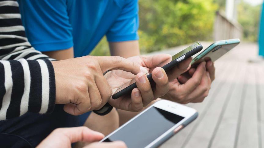 Image de Smartphones/Tablettes. L'idée de posséder un téléphone reconditionné m'a initialement intrigué en raison de son potentiel écologique. La possibilité de donner une seconde vie à un appareil tout en réduisant ma propre empreinte carbone a été le point de départ de mon exploration. J'ai rapidement réalisé que cette option offre bien plus que des avantages environnementaux. La Qualité Surprenante des Téléphones Reconditionnés en Parfait État Mon plus grand scepticisme concernait la qualité des téléphones reconditionnés. Cependant, après des recherches approfondies, j'ai découvert que ces appareils sont soumis à des processus de remise à neuf rigoureux. Certains sont même certifiés par les fabricants, garantissant un état impeccable. Mon premier téléphone reconditionné en parfait état a dépassé toutes mes attentes, offrant une performance équivalente à celle d'un modèle neuf. Économies Considérables sans Compromis sur la Performance Un aspect qui ne manque pas d'attirer l'attention est l'économie financière significative qu'offrent les téléphones reconditionnés. Mon expérience m'a montré que je pouvais acquérir un modèle haut de gamme à un prix bien inférieur à celui du neuf, sans sacrifier la qualité ou la fonctionnalité. Cette alternative m'a permis de rester à la pointe de la technologie sans exploser mon budget. Contribution à la Réduction des Déchets Électroniques Le problème croissant des déchets électroniques est devenu une préoccupation mondiale. Opter pour un téléphone reconditionné en parfait état a été ma manière de contribuer à la réduction de ce problème. En prolongeant la durée de vie des appareils, nous pouvons tous jouer un rôle dans la préservation de l'environnement et la conservation des ressources naturelles. Garanties et Soutien Client Un autre aspect qui a renforcé ma confiance dans les téléphones reconditionnés est la disponibilité de garanties et le soutien client. Les entreprises sérieuses offrent souvent des garanties étendues, prouvant ainsi leur engagement envers la qualité de leurs produits. De plus, le service client dédié aux produits reconditionnés a été une agréable surprise, répondant à toutes mes questions avec professionnalisme. Personnalisation et Choix Variés Contrairement à l'idée préconçue selon laquelle les téléphones reconditionnés sont limités en termes de choix, j'ai trouvé une variété impressionnante de modèles et de marques. Cette diversité m'a permis de sélectionner un téléphone qui répondait parfaitement à mes besoins spécifiques, qu'il s'agisse de photographie, de puissance de traitement, ou d'autres fonctionnalités spécifiques. Le Processus d'achat Transparent et Facile Mon expérience d'achat de téléphones reconditionnés a été d'une simplicité étonnante. Les sites web spécialisés offrent des informations détaillées sur l'état du téléphone, son historique, et les processus de remise à neuf. Ces détails transparents m'ont permis de prendre une décision éclairée et de me sentir confiant dans mon choix. Impact Positif sur l'Industrie Technologique En choisissant des téléphones reconditionnés, j'ai également réalisé que je contribuais à encourager une évolution positive au sein de l'industrie technologique. En demandant des produits reconditionnés, nous encourageons les fabricants à adopter des pratiques plus durables et à repenser la manière dont les appareils sont produits et consommés. Une Nouvelle Perspective sur la Technologie En conclusion, ma plongée dans le monde des téléphones reconditionnés en parfait état a été une révélation. Non seulement j'ai réalisé des économies considérables, mais j'ai également contribué à la préservation de l'environnement tout en accédant à des appareils de haute qualité. Je conseille vivement à quiconque cherche une alternative intelligente et écologique d'explorer le monde des téléphones reconditionnés. C'est une décision qui offre bien plus que la satisfaction d'avoir un téléphone dernier cri ; c'est un choix qui a un impact positif sur notre planète et sur l'industrie technologique dans son ensemble.