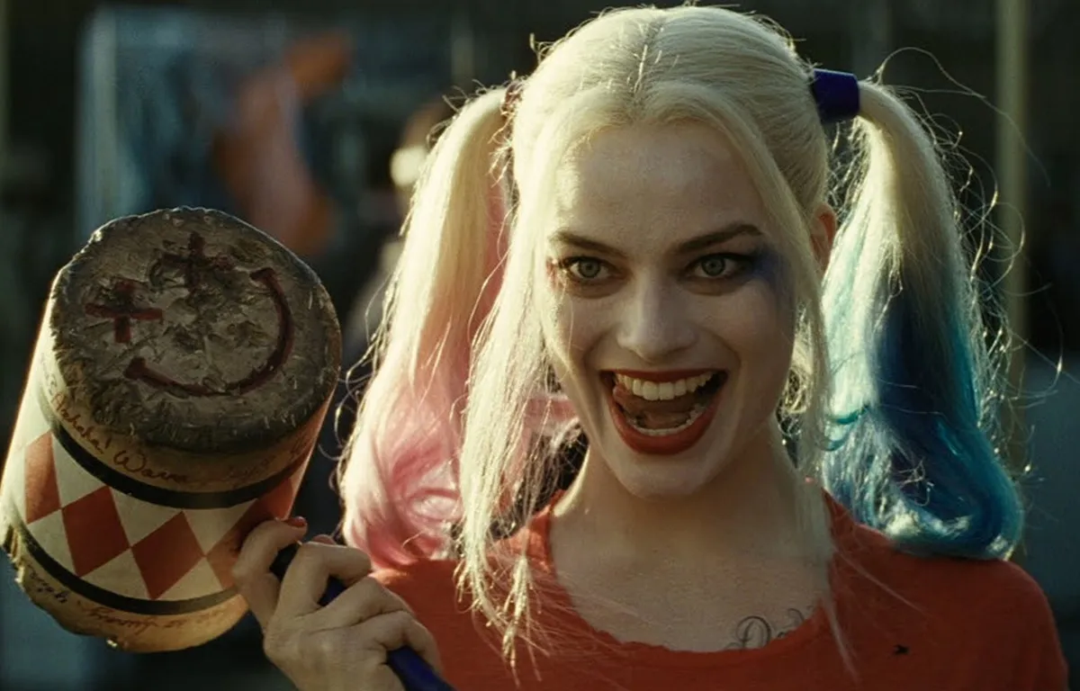 Image de TV/Films/Séries. "Suicide Squad: Kill the Justice League", le dernier opus de Rocksteady, nous propulse dans l'univers des super-vilains à Metropolis. Ce jeu, initialement présenté début 2023, sort finalement le 2 février sur PC, PS5 et Xbox Series. Notre expérience de plusieurs heures de jeu, à moins d’un mois de sa sortie, nous permet de partager nos premières impressions. Le scénario est direct : contrôlés par Amanda Waller et menacés par une bombe implantée dans leur crâne, les membres de la Suicide Squad (Harley Quinn, Deadshot, Captain Boomerang et King Shark) doivent affronter la Justice League, manipulée par Brainiac. Cette mission semble impossible, d’où le nom "Suicide Squad". L’écriture de Rocksteady se concentre sur le développement des personnages, chacun ayant un rôle spécifique dans l’équipe. Les cinématiques, remarquablement mises en scène, bénéficient de motion capture et de graphismes impressionnants. Néanmoins, certains dialogues peuvent parfois paraître caricaturaux. Le gameplay diffère significativement des précédents titres Batman Arkham de Rocksteady. C’est un jeu de tir à la troisième personne en monde ouvert, jouable en coopération à quatre, avec des éléments de light-RPG. Chaque personnage dispose de deux armes à feu, d'une arme de corps à corps, et de deux compétences uniques. La mobilité est un aspect central du jeu, chaque vilain ayant un mode de déplacement qui lui est propre. Le jeu, conçu comme un "jeu service", présente de nombreuses mécaniques pour maintenir l'intérêt des joueurs sur le long terme. Cela inclut des systèmes de combat innovants comme des tirs critiques ou des attaques spéciales après un coup de corps à corps. Néanmoins, cette complexité peut s'avérer déroutante au début. En ce qui concerne l'exploration, Metropolis sert de toile de fond, avec un musée dédié à la Justice League comme quartier général. Les missions principales et secondaires, typiques des jeux service, peuvent parfois sembler répétitives. Les combats de boss, notamment contre des membres de la Justice League, ne transmettent pas toujours la sensation de puissance attendue, et peuvent créer une dissonance entre les cinématiques et le gameplay. L'expérience globale du jeu révèle des ambitions élevées, mais également des défis en termes de cohérence et de gameplay. Alors que le jeu vise à offrir une aventure captivante sur le long terme, certaines de ses mécaniques et la mise en scène des combats pourraient nécessiter des ajustements pour atteindre pleinement cet objectif. Avec une sortie imminente, "Suicide Squad: Kill the Justice League" soulève des questions importantes sur l'équilibre entre innovation et fidélité au genre. Comment Rocksteady pourra-t-il affiner ces aspects pour répondre aux attentes des joueurs tout en conservant l'originalité de son concept ?