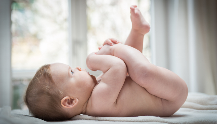 Image de Santé. Ces gestes quotidiens, bien que naturels, peuvent parfois susciter des questions et des inquiétudes. Dans cet échange, je vais partager mon point de vue sur la manière dont j'aborde le nettoyage des parties intimes de mon bébé garçon, en mettant l'accent sur des aspects spécifiques tels que le bain, le nombril, les organes génitaux, le nez, les yeux, les oreilles, les cheveux, les ongles et les dents. Le Bain : Une Routine Intime Le bain est plus qu'un simple moment de propreté, c'est une occasion de créer des liens avec mon bébé tout en prenant soin de sa santé. L'utilisation de produits doux, spécialement conçus pour la peau sensible des bébés, est primordiale. J'ai opté pour des savons sans parfum et hypoallergéniques pour éviter toute irritation. L'eau tiède, à une température sûre, est idéale pour assurer le confort de mon bébé. Pendant le bain, j'accorde une attention particulière à chaque partie de son corps. Je nettoie délicatement ses plis cutanés, en veillant à ce que l'eau et le savon n'irritent pas ses organes génitaux. C'est également le moment idéal pour observer la peau de mon bébé et détecter d'éventuels signes d'irritation, tels que des rougeurs. Le Nombril : Une Cicatrisation Délicate Le nombril, après la chute du cordon ombilical, nécessite une attention particulière. J'utilise un coton-tige imbibé d'alcool à 70% pour nettoyer délicatement la zone, en veillant à ne pas frotter trop vigoureusement. La prudence est essentielle pour éviter toute infection. J'ai constaté que le maintien d'une bonne hygiène du nombril contribue à une cicatrisation plus rapide et à une réduction des risques d'inconfort pour mon bébé. Les Organes Génitaux : Douceur et Précaution Le nettoyage des organes génitaux de mon bébé garçon fait partie intégrante de sa routine d'hygiène. J'opte pour des lingettes douces et sans parfum spécialement conçues pour les bébés. En m'assurant de nettoyer de l'avant vers l'arrière, je réduis le risque d'infections. C'est aussi l'occasion de vérifier l'état de la peau et d'identifier tout signe de rougeur ou d'irritation qui pourrait nécessiter une attention particulière. Le Nez : La Respiration Facilitée Le nettoyage du nez est essentiel pour assurer une respiration facile pour mon bébé. J'utilise un aspirateur nasal spécialement conçu pour les nourrissons pour éliminer en douceur les mucosités. C'est une tâche délicate qui demande patience et précaution. Un nez dégagé contribue au bien-être de mon bébé, surtout pendant la nuit. Les Yeux : Un Geste Doux Le nettoyage des yeux de mon bébé est une étape délicate mais cruciale. J'utilise généralement des compresses stériles imbibées d'eau tiède pour essuyer doucement les coins des yeux. En cas de sécrétions, je nettoie de l'intérieur vers l'extérieur, en évitant tout contact direct avec l'œil. C'est un geste qui peut aider à prévenir les irritations oculaires et à maintenir une bonne hygiène. Les Oreilles : Prudence et Délicatesse Le nettoyage des oreilles nécessite une approche prudente. J'utilise un coton-tige spécialement conçu pour les bébés, en veillant à ne pas insérer l'embout trop profondément dans le conduit auditif. Nettoyer doucement l'extérieur de l'oreille suffit généralement pour éliminer l'excès de cérumen. Je suis attentif aux signes d'inconfort de mon bébé, et en cas de doute, je consulte toujours le pédiatre. Les Cheveux : Une Routine Apaisante Le nettoyage des cheveux de mon bébé est une partie importante de notre routine de bain. J'utilise un shampooing doux spécialement formulé pour les bébés, en veillant à éviter tout contact direct avec les yeux. Masser délicatement le cuir chevelu de mon bébé pendant le bain crée un moment apaisant qui peut également favoriser le sommeil. Les Ongles : Une Coupe Prudente La coupe des ongles de mon bébé demande précaution et attention. J'utilise des ciseaux à bouts ronds spécialement conçus pour les bébés, en éclairant bien la zone pour éviter tout risque de blessure. Les ongles de bébé poussent rapidement, et une coupe régulière est nécessaire pour éviter les égratignures involontaires. Les Dents : L'Introduction à l'Hygiène Buccale Même si les dents de lait n'apparaissent que plus tard, l'hygiène buccale commence dès le plus jeune âge. J'utilise une brosse à dents pour bébé avec une petite quantité de dentifrice spécialement formulé pour les nourrissons. C'est un moment d'apprentissage où j'encourage mon bébé à explorer la sensation de la brosse dans sa bouche. En conclusion, le nettoyage des parties intimes d'un bébé garçon est une routine quotidienne qui va au-delà de l'hygiène physique. C'est une opportunité de renforcer le lien entre le parent et l'enfant, de surveiller la santé de près et de créer des rituels apaisants. Chaque geste, chaque étape, contribue au bien-être global de mon bébé, et c'est avec une approche douce et aimante que j'aborde ces moments intimes de la parentalité.