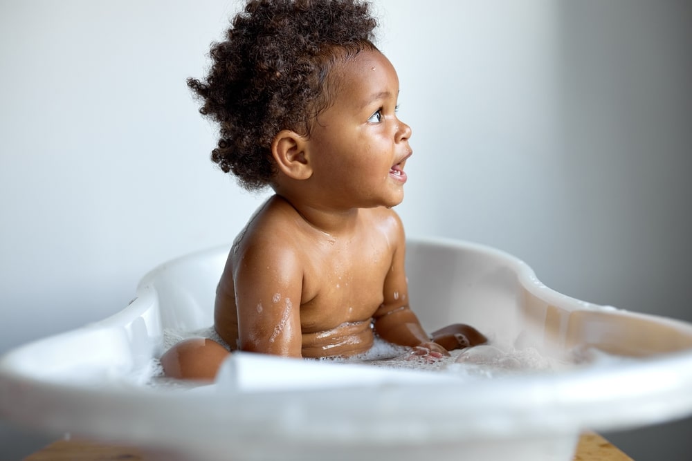 Image de Santé. Le bain quotidien d'un bébé est une routine essentielle dans les premiers mois de sa vie. Cependant, il est surprenant de constater à quel point des erreurs courantes peuvent être commises lors de cette activité apparemment simple. En tant que père, j'ai moi-même traversé des moments d'incertitude et d'apprentissage, ce qui m'a amené à réfléchir aux pratiques courantes lors des bains de bébé. Tout d'abord, l'erreur la plus fréquente que j'ai observée est une température de l'eau inadéquate. Certains parents peuvent être tentés de rendre l'eau trop chaude, pensant que c'est plus confortable pour leur enfant. Cependant, les experts recommandent une température d'eau entre 37 et 38 degrés Celsius. Des températures plus élevées peuvent irriter la peau délicate du bébé et augmenter le risque de brûlures. Il est crucial de toujours tester l'eau avec le dos de votre main pour vous assurer qu'elle n'est ni trop chaude ni trop froide. Ensuite, la quantité de temps passée dans le bain est une autre erreur fréquente. Certains parents peuvent prolonger le bain de leur bébé pensant que c'est une activité agréable pour l'enfant. Cependant, des bains trop longs peuvent assécher la peau sensible du bébé et éliminer les huiles naturelles protectrices. Un bain quotidien de 5 à 10 minutes est généralement suffisant pour maintenir la propreté sans dessécher la peau. Un autre aspect à considérer est l'utilisation excessive de produits de bain. Il est tentant d'utiliser une grande quantité de savon, de shampoing et d'autres produits, mais cela peut également provoquer un assèchement de la peau. Des produits doux, spécialement conçus pour les bébés, en petites quantités, sont souvent suffisants. Certains parents pensent également qu'un bain quotidien nécessite l'utilisation systématique de tous les produits disponibles, mais cela peut être excessif et néfaste pour la peau du bébé. Une erreur qui peut sembler anodine, mais qui peut avoir des conséquences importantes, est de laisser un bébé sans surveillance pendant le bain, même pour une courte période. Les accidents peuvent survenir en un instant, et la présence constante d'un parent est essentielle pour assurer la sécurité de l'enfant. Cela est particulièrement vrai lorsque le bébé est capable de se retourner ou de se déplacer. Il est également crucial d'adopter une approche douce lors du bain. Certains parents peuvent être trop vigoureux en frottant la peau du bébé avec une éponge ou une serviette. Une manipulation trop rude peut irriter la peau sensible et provoquer des rougeurs. Il est préférable d'utiliser des mouvements doux et de choisir des produits de bain doux adaptés à la peau délicate des nourrissons. Par ailleurs, une erreur fréquente est de négliger l'importance de la préparation avant le bain. Il est essentiel d'avoir tout ce dont vous avez besoin à portée de main, y compris les serviettes, les vêtements propres et les produits de bain. Cela évite de devoir quitter brièvement le bébé seul dans la baignoire. En conclusion, bien que le bain quotidien du bébé puisse sembler simple, il est important d'éviter certaines erreurs courantes pour garantir le bien-être et la sécurité de l'enfant. En tant que père, j'ai appris au fil du temps à être conscient de ces erreurs et à apporter des ajustements pour assurer une expérience de bain agréable et sécurisée pour mon enfant. Chaque parent, qu'il soit homme ou femme, peut contribuer de manière significative à la santé et au bonheur de son bébé en adoptant des pratiques de bain attentives et bien informées.