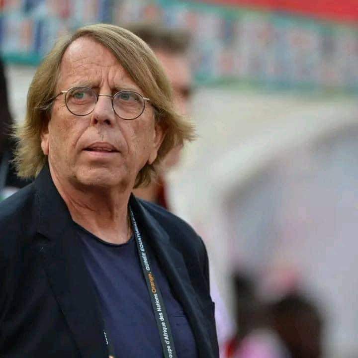 Deuxième Image de Football. Claude Leroy, l'entraîneur chevronné de l'équipe ivoirienne de football, a exprimé sa déception à l'égard du comportement des supporters lors du match d'ouverture de la Coupe d'Afrique des Nations 2023, qui s'est déroulé en Côte d'Ivoire. Les propos de Leroy ont soulevé des questions cruciales sur le rôle essentiel que les supporters jouent dans le succès d'une équipe nationale, remettant en question l'engagement de la foule dans la compétition. Le technicien français, réputé pour ses compétences tactiques et sa compréhension approfondie du football africain, a souligné que le public présent lors du match d'ouverture avait agi davantage comme des spectateurs passifs que comme de véritables supporters passionnés. Selon Leroy, le manque d'enthousiasme et d'encouragements manifestés par les supporters a eu un impact négatif sur la performance de l'équipe sur le terrain. Il a explicitement déclaré que pour que l'équipe nationale ivoirienne puisse aspirer à remporter le tournoi, il était impératif que les supporters s'enflamment davantage pendant les matchs. La réaction de Leroy met en lumière une problématique qui va au-delà du simple mécontentement d'un entraîneur. Elle souligne l'importance du soutien inconditionnel des supporters dans le monde du sport, particulièrement dans des compétitions aussi prestigieuses que la Coupe d'Afrique des Nations. Les équipes nationales, en quête de succès et de prestige, dépendent souvent de l'énergie positive transmise par la foule. L'absence de cette connexion peut avoir des répercussions significatives sur le moral et la performance des joueurs. Les supporters, en tant que douzième homme virtuel sur le terrain, ont le pouvoir de créer une atmosphère électrique propice à l'inspiration et à la détermination. Leur rôle dépasse celui d'observateurs passifs, car leur énergie peut être un facteur décisif dans la réalisation des objectifs de l'équipe. Claude Leroy, avec son expérience considérable, sait que la synergie entre l'équipe et ses supporters peut être la clé du succès dans des tournois aussi compétitifs. La question fondamentale qui se pose est de savoir comment inciter les supporters ivoiriens à s'investir davantage émotionnellement dans le parcours de leur équipe nationale. Les responsables du football ivoirien pourraient envisager des initiatives visant à sensibiliser le public à l'impact positif de son soutien. Des campagnes médiatiques, des événements interactifs avec les joueurs et des activités communautaires pourraient être mises en place pour créer un lien plus fort entre l'équipe et ses supporters. D'autre part, les autorités sportives pourraient également explorer des moyens d'améliorer l'expérience du spectateur lors des matchs. Des animations, des chants et des encouragements organisés pourraient aider à créer une ambiance festive et enflammée, propice à stimuler l'énergie des supporters. Il est essentiel de faire comprendre aux supporters qu'ils sont une partie intégrante du voyage de l'équipe, et que leur passion peut faire la différence entre la victoire et la défaite. En outre, les clubs de supporters pourraient jouer un rôle central dans la mobilisation de la base de fans. Des initiatives telles que des rassemblements pré-match, des concours de chants et des événements sociaux pourraient renforcer le sentiment d'appartenance à une communauté de supporters dévoués. Leur implication directe dans la création d'une atmosphère vibrante pourrait également inciter les autres spectateurs à suivre leur exemple. Cependant, il est crucial de reconnaître que l'engagement des supporters ne peut pas être forcé, mais doit être cultivé de manière organique. Les joueurs, l'entraîneur et les responsables du football ivoirien ont un rôle essentiel à jouer dans l'établissement d'une relation mutuellement bénéfique avec les supporters. Des performances convaincantes sur le terrain, des interactions positives avec la communauté et une communication transparente peuvent contribuer à forger des liens plus étroits entre l'équipe et ses fervents supporters. En conclusion, les déclarations de Claude Leroy mettent en lumière une réalité cruciale dans le monde du football : le rôle central des supporters dans le succès d'une équipe nationale. La déception exprimée par l'entraîneur français souligne l'importance d'une connexion émotionnelle forte entre l'équipe et ses supporters, une symbiose nécessaire pour surmonter les défis et atteindre des sommets dans des compétitions internationales. Les mesures prises pour cultiver cette relation, que ce soit par le biais de campagnes de sensibilisation, d'améliorations de l'expérience du spectateur ou de l'implication des clubs de supporters, pourraient être cruciales pour inspirer l'équipe ivoirienne à réaliser son plein potentiel lors de la Coupe d'Afrique des Nations 2023.