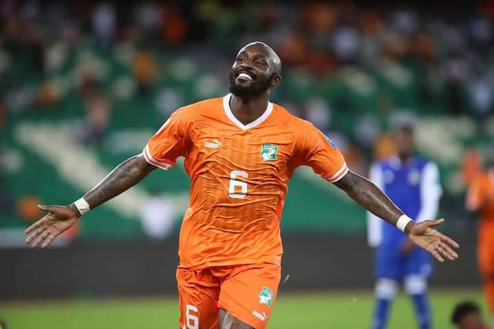 Deuxième Image de Football. Le triomphe des éléphants de Côte d'Ivoire sur la Guinée Bissau lors du premier match de la Coupe d'Afrique des Nations (CAN) 2023 a été un moment mémorable et palpitant pour les supporters et les amateurs de football. Avec une victoire impressionnante de 2 buts à 0, l'équipe ivoirienne a débuté son parcours dans la compétition avec éclat. Le protagoniste de cette victoire triomphale a été Seko Fofana, dont le nom résonnera longtemps dans les mémoires des fans de football ivoiriens. Le talentueux joueur a laissé sa marque dès la 4ème minute de la première mi-temps en inscrivant un but spectaculaire. Ce moment, qui pourrait bien être l'un des buts les plus rapides de la compétition, a non seulement propulsé l'équipe en tête, mais a également captivé l'attention du monde du football. Le stade était électrisé par l'exploit de Fofana, et les supporters exultaient de joie alors que les éléphants prenaient l'avantage si tôt dans le match. La rapidité et la précision de ce but ont démontré la classe et le talent exceptionnel de Fofana, qui s'est élevé au-dessus des défenseurs adverses pour inscrire un but qui restera gravé dans les annales de la CAN. Cependant, la victoire ne repose pas uniquement sur les épaules de Fofana. L'équipe dans son ensemble a montré une performance collective impressionnante, défendant avec détermination et attaquant avec finesse. La coordination entre les joueurs, que l'on a pu voir tout au long du match, reflète le travail acharné et la préparation minutieuse de l'entraîneur et de son équipe technique. Le deuxième but, qui a consolidé la victoire, a été l'œuvre d'un autre talent éclatant de l'équipe ivoirienne. Ce moment de grâce a illustré la diversité du talent au sein de l'équipe, montrant que la force de la Côte d'Ivoire ne repose pas uniquement sur un seul joueur, mais sur une unité cohésive. Au-delà de l'aspect purement sportif, cette victoire a également des implications significatives pour la nation ivoirienne. Le football a toujours eu le pouvoir d'unir les gens, et cette victoire renforce le sentiment d'identité nationale et la fierté. Les rues de la Côte d'Ivoire résonnent probablement de chants et de cris de joie, témoignant de la célébration nationale de cette performance exceptionnelle. Sur le plan international, la victoire des éléphants de Côte d'Ivoire attire l'attention sur la compétitivité de l'équipe et renforce sa réputation en tant que force à compter avec dans le monde du football africain. Les observateurs du sport reconnaissent l'impact positif de cette performance sur la réputation du football ivoirien et anticipent avec impatience les prochains défis de l'équipe dans la CAN. En conclusion, la victoire des éléphants de Côte d'Ivoire sur la Guinée Bissau lors du premier match de la CAN 2023 restera un moment inoubliable dans l'histoire du football ivoirien. La combinaison de l'habileté individuelle de joueurs tels que Seko Fofana et de la cohésion d'équipe a abouti à une performance exceptionnelle. C'est un moment de célébration pour la nation, une démonstration de la puissance du sport pour unir et inspirer. La Côte d'Ivoire peut être fière de ses éléphants, qui ont débuté la compétition avec brio et ont créé des souvenirs durables pour les générations à venir.