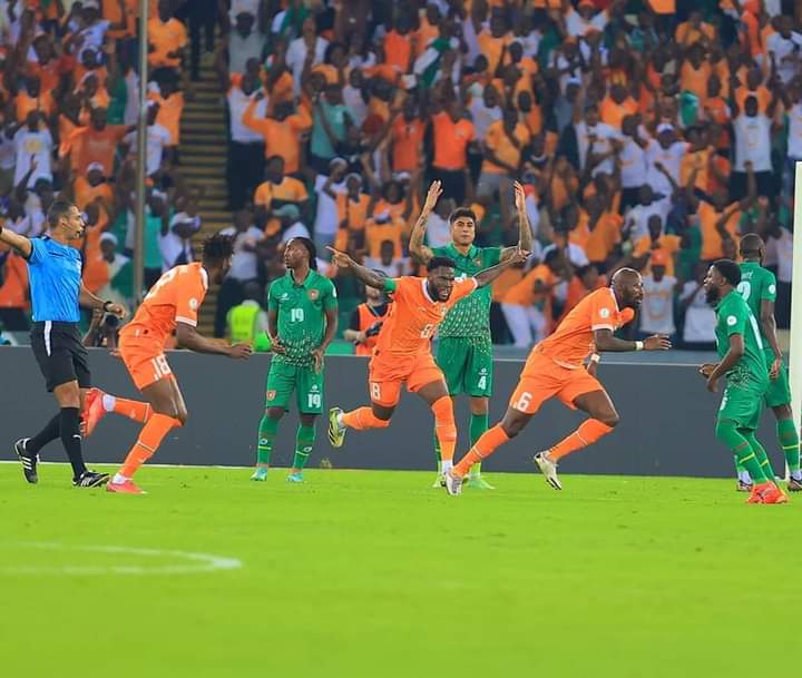 Quatrième Image de Football. Le triomphe des éléphants de Côte d'Ivoire sur la Guinée Bissau lors du premier match de la Coupe d'Afrique des Nations (CAN) 2023 a été un moment mémorable et palpitant pour les supporters et les amateurs de football. Avec une victoire impressionnante de 2 buts à 0, l'équipe ivoirienne a débuté son parcours dans la compétition avec éclat. Le protagoniste de cette victoire triomphale a été Seko Fofana, dont le nom résonnera longtemps dans les mémoires des fans de football ivoiriens. Le talentueux joueur a laissé sa marque dès la 4ème minute de la première mi-temps en inscrivant un but spectaculaire. Ce moment, qui pourrait bien être l'un des buts les plus rapides de la compétition, a non seulement propulsé l'équipe en tête, mais a également captivé l'attention du monde du football. Le stade était électrisé par l'exploit de Fofana, et les supporters exultaient de joie alors que les éléphants prenaient l'avantage si tôt dans le match. La rapidité et la précision de ce but ont démontré la classe et le talent exceptionnel de Fofana, qui s'est élevé au-dessus des défenseurs adverses pour inscrire un but qui restera gravé dans les annales de la CAN. Cependant, la victoire ne repose pas uniquement sur les épaules de Fofana. L'équipe dans son ensemble a montré une performance collective impressionnante, défendant avec détermination et attaquant avec finesse. La coordination entre les joueurs, que l'on a pu voir tout au long du match, reflète le travail acharné et la préparation minutieuse de l'entraîneur et de son équipe technique. Le deuxième but, qui a consolidé la victoire, a été l'œuvre d'un autre talent éclatant de l'équipe ivoirienne. Ce moment de grâce a illustré la diversité du talent au sein de l'équipe, montrant que la force de la Côte d'Ivoire ne repose pas uniquement sur un seul joueur, mais sur une unité cohésive. Au-delà de l'aspect purement sportif, cette victoire a également des implications significatives pour la nation ivoirienne. Le football a toujours eu le pouvoir d'unir les gens, et cette victoire renforce le sentiment d'identité nationale et la fierté. Les rues de la Côte d'Ivoire résonnent probablement de chants et de cris de joie, témoignant de la célébration nationale de cette performance exceptionnelle. Sur le plan international, la victoire des éléphants de Côte d'Ivoire attire l'attention sur la compétitivité de l'équipe et renforce sa réputation en tant que force à compter avec dans le monde du football africain. Les observateurs du sport reconnaissent l'impact positif de cette performance sur la réputation du football ivoirien et anticipent avec impatience les prochains défis de l'équipe dans la CAN. En conclusion, la victoire des éléphants de Côte d'Ivoire sur la Guinée Bissau lors du premier match de la CAN 2023 restera un moment inoubliable dans l'histoire du football ivoirien. La combinaison de l'habileté individuelle de joueurs tels que Seko Fofana et de la cohésion d'équipe a abouti à une performance exceptionnelle. C'est un moment de célébration pour la nation, une démonstration de la puissance du sport pour unir et inspirer. La Côte d'Ivoire peut être fière de ses éléphants, qui ont débuté la compétition avec brio et ont créé des souvenirs durables pour les générations à venir.