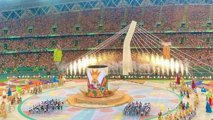 Deuxième Image de Football. La cérémonie d'ouverture de la 34e édition de la Coupe d'Afrique des Nations (CAN) TotalEnergies en 2023 a été un spectacle grandiose et captivant, se déroulant au Stade olympique Alassane Ouattara d'Ebimpé en Côte d'Ivoire. L'événement a attiré l'attention du monde entier, réunissant des équipes de football exceptionnelles représentant divers pays africains. Au-delà de l'aspect sportif, la cérémonie d'ouverture a réussi à capturer l'essence de la diversité culturelle du continent africain. Les festivités ont débuté par une ambiance électrique, avec des spectacles musicaux mettant en vedette des artistes renommés de toute l'Afrique. Les rythmes envoûtants de la musique africaine ont résonné dans le stade, créant une atmosphère de célébration et d'unité. Les danseurs traditionnels ont apporté une dimension artistique unique, représentant la richesse des cultures présentes sur le continent. C'était une célébration de l'unité africaine, où la musique et la danse ont servi de langage universel pour rassembler les gens. La cérémonie a également rendu hommage à l'histoire et à la diversité du football africain. Des légendes du passé aux stars actuelles, des images rétrospectives ont rappelé les moments emblématiques de la CAN au fil des années. Les supporters ont été transportés dans un voyage nostalgique, se remémorant les exploits des équipes et des joueurs qui ont marqué l'histoire du tournoi. C'était une occasion de célébrer l'héritage du football africain et de reconnaître les contributions exceptionnelles de ceux qui ont façonné le jeu sur le continent. Le Stade olympique Alassane Ouattara d'Ebimpé s'est transformé en un théâtre vivant de couleurs et de lumières éblouissantes lors de la cérémonie. Des feux d'artifice ont illuminé le ciel nocturne, créant un spectacle visuel spectaculaire. Les jeux de lumière ont magnifié l'atmosphère festive, mettant en valeur l'excitation palpable qui régnait parmi les supporters, les joueurs et les invités de marque présents. La diversité culturelle de l'Afrique a été célébrée à travers des représentations artistiques mettant en avant la richesse des traditions et des coutumes. Des artistes locaux ont présenté des tableaux vivants illustrant la variété des modes de vie, des langues et des coutumes à travers le continent. C'était une véritable démonstration de la mosaïque culturelle qui caractérise l'Afrique, montrant que la CAN est bien plus qu'un simple tournoi de football, c'est un événement qui célèbre l'identité africaine dans toute sa splendeur. La cérémonie a également été marquée par des discours inspirants de personnalités influentes du monde du sport et de la politique. Les dirigeants africains ont exprimé leur fierté quant à la capacité du continent à organiser un événement d'une telle envergure, soulignant l'importance du sport dans le renforcement de l'unité et du développement. Les responsables du football ont partagé leur vision pour l'avenir du sport sur le continent, mettant en lumière les initiatives visant à promouvoir le talent local et à améliorer les infrastructures sportives. Le thème de l'inclusion a également été mis en avant, avec un accent particulier sur l'égalité des genres dans le football. Des efforts ont été faits pour promouvoir la participation des femmes dans le sport, encourageant la création de ligues féminines et la promotion de talents féminins. Cela a renforcé l'idée que le football ne connaît pas de frontières et que chaque individu, indépendamment de son genre, a le droit de participer et de briller sur la scène sportive. En outre, la cérémonie d'ouverture a servi de plateforme pour sensibiliser aux enjeux sociaux et environnementaux. Des messages sur l'importance de la conservation de l'environnement, de la paix et de la solidarité ont été diffusés, soulignant le rôle du sport en tant que catalyseur du changement positif. Des initiatives de responsabilité sociale ont été annoncées, montrant l'engagement des organisateurs de la CAN envers un impact durable au-delà des terrains de football. En conclusion, la cérémonie d'ouverture de la 34e édition de la Coupe d'Afrique des Nations TotalEnergies en 2023 a été bien plus qu'un simple préambule au tournoi. C'était une célébration éclatante de la diversité africaine, mettant en valeur la musique, la danse, l'histoire et les aspirations communes du continent. Cette soirée mémorable a établi le ton pour un mois de compétition intense, tout en laissant une empreinte durable en tant que manifestation de la puissance unificatrice du sport et de la richesse culturelle de l'Afrique.