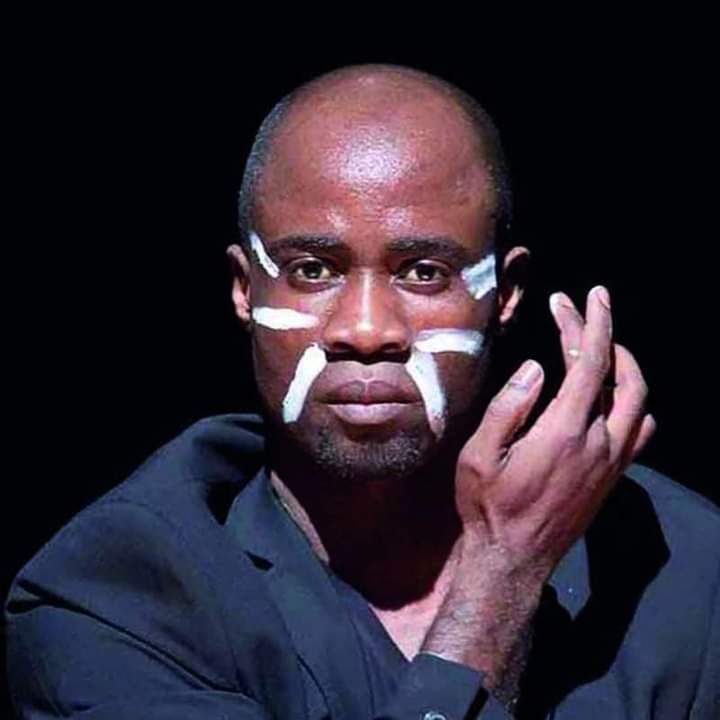 Quatrième Image de Art. Georges Momboye, le magicien de la danse, s'est élevé au rang d'un chorégraphe émérite, laissant une empreinte indélébile dans le monde de la danse contemporaine. Son génie créatif s'est manifesté de manière éclatante lors de l'ouverture spectaculaire de la Coupe d'Afrique des Nations 2023 (#CAN2023). L'homme derrière cette magnifique chorégraphie a captivé le monde avec sa vision artistique unique et sa capacité à fusionner diverses influences culturelles. Originaire de la Côte d'Ivoire, Georges Momboye a consacré sa vie à l'art de la danse. Son parcours exceptionnel a atteint des sommets remarquables, notamment avec la réalisation de la chorégraphie mémorable de la Coupe du Monde de football 2006 en Allemagne et en Afrique du Sud en 2010. Ces événements planétaires ont été transformés en des spectacles visuels saisissants sous sa direction, reflétant la diversité et l'inclusion à travers la danse. Momboye incarne l'esprit créatif africain qui transcende les frontières. Sa capacité à fusionner les éléments traditionnels africains avec des styles contemporains a donné naissance à des performances artistiques uniques. À travers ses chorégraphies, il a élevé la danse au-delà d'une simple expression corporelle pour en faire un langage universel, capable de raconter des histoires riches en émotion et en signification. L'ouverture remarquable de la #CAN2023 a été une célébration éclatante de l'héritage culturel africain, mettant en avant la diversité des nations participantes. Momboye a méticuleusement conçu chaque mouvement pour refléter l'unité dans la diversité, capturant l'essence vibrante du continent africain. Les rythmes envoûtants et les mouvements gracieux ont transcendé les barrières linguistiques, créant une expérience immersive qui a laissé le monde ébahi. Son travail exceptionnel lors des Coupes du Monde de football en 2006 et 2010 a été une démonstration de sa polyvalence et de sa capacité à s'adapter à des contextes culturels différents. En Allemagne, il a incorporé des éléments de la riche histoire européenne dans sa chorégraphie, tandis qu'en Afrique du Sud, il a plongé dans la richesse culturelle du continent. À chaque étape, Momboye a su capturer l'essence unique de chaque lieu tout en mettant en valeur la connectivité mondiale à travers la danse. Sa contribution à la scène artistique mondiale va au-delà de ses réalisations sur les plus grandes scènes. Momboye s'est également investi dans la formation de la nouvelle génération de danseurs, partageant son savoir et son expérience avec passion. Sa vision va au-delà de la performance individuelle, visant à élever l'ensemble de la communauté artistique. En tant qu'ivoirien, Momboye incarne la fierté culturelle de son pays. Sa renommée internationale a renforcé la présence artistique de la Côte d'Ivoire sur la scène mondiale. Il a ouvert des portes pour de nombreux artistes africains, démontrant que l'excellence artistique transcende les frontières géographiques et culturelles. En conclusion, Georges Momboye se révèle être bien plus qu'un chorégraphe exceptionnel. Il est le magicien qui transforme la danse en un langage universel, capable de transcender les différences et de célébrer la diversité. Sa contribution à des événements de renommée mondiale comme la #CAN2023 et les Coupes du Monde de football a laissé une empreinte durable, et son héritage continue d'inspirer les générations futures à explorer les frontières infinies de l'expression artistique à travers la danse.