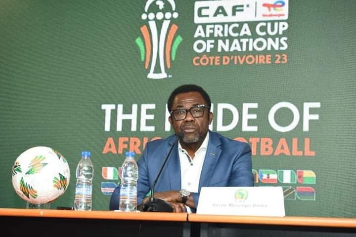 Image de Football. La perspective de la Coupe d'Afrique des Nations 2023 (CAN 2023) en Côte d'Ivoire est source d'une excitation palpable, et Veron Mosengo-Omba, le Secrétaire Général de la Confédération Africaine de Football (CAF), partage son enthousiasme. Dans une déclaration récente, il a souligné l'importance cruciale de la présence des supporters au stade pour faire de cette édition la meilleure CAN jamais organisée. M. Mosengo-Omba a mis en avant la qualité exceptionnelle des infrastructures mises en place pour cet événement majeur du football africain. Il a spécifiquement mentionné que ces installations répondent aux normes de la FIFA Coupe du Monde, soulignant ainsi l'engagement envers l'excellence dans la préparation de cet événement sportif de premier plan. Ces infrastructures sont non seulement impressionnantes sur le plan technique, mais elles témoignent également de la capacité de la Côte d'Ivoire à accueillir des compétitions internationales de premier ordre. L'élément humain n'est pas en reste dans l'équation de la réussite de la CAN 2023. Mosengo-Omba a salué le peuple ivoirien, le décrivant comme accueillant et passionné de football. Il a souligné que cette passion locale, combinée à l'attrait des grandes nations du football africain participant à la compétition, crée un cocktail unique qui promet de faire de cette CAN une expérience mémorable. L'appel à la participation des supporters est devenu un point central dans ses déclarations, insistant sur le fait que venir au stade est essentiel pour pleinement apprécier l'ampleur de l'événement. Le Secrétaire Général de la CAF a souligné que la réussite de la CAN 2023 repose non seulement sur les infrastructures impeccables et l'enthousiasme des locaux, mais aussi sur la qualité des matchs eux-mêmes. Il a exprimé la conviction que ceux qui choisissent de ne pas assister à cet événement unique en son genre le regretteront toute leur vie. Les compétitions de cette envergure sont des moments historiques dans le monde du football, et manquer l'occasion d'être témoin de ces moments en direct pourrait laisser un vide difficile à combler. L'appel de Mosengo-Omba à assister aux matchs en personne n'est pas seulement une invitation à être un simple spectateur, mais plutôt à être une partie intégrante de l'atmosphère électrique qui caractérise ces compétitions. Il souligne que le public joue un rôle clé dans la création de l'ambiance unique qui entoure la CAN. Les chants passionnés, les encouragements enflammés et le soutien vibrant des supporters sont des éléments indispensables qui contribuent à élever le niveau de l'événement. En encourageant la présence massive des supporters au stade, Mosengo-Omba cherche à garantir que la CAN 2023 ne soit pas simplement une série de matchs de football, mais plutôt une célébration collective de la passion partagée pour ce sport. La diversité des équipes, la compétition intense sur le terrain et la camaraderie entre les supporters créent une expérience unique et inoubliable. En conclusion, la CAN 2023 en Côte d'Ivoire s'annonce comme bien plus qu'un simple tournoi de football. C'est une célébration de la culture, de la passion et de l'unité à travers le continent africain. Veron Mosengo-Omba, en tant que représentant de la CAF, invite chacun à être témoin de cette aventure inoubliable en se rendant au stade, soulignant que la véritable grandeur de la compétition ne peut être pleinement appréciée qu'en présence physique. La CAN 2023 s'annonce comme un chapitre mémorable de l'histoire du football africain, et il incombe à chaque amateur de football de participer à cette expérience unique.