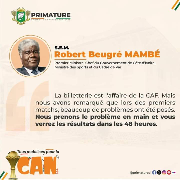 Deuxième Image de Football. Le problème épineux des tickets pour la Coupe d'Afrique des Nations 2023 (CAN 2023) en Côte d'Ivoire a suscité l'attention du Premier Ministre, Beugré Mambé. Depuis le lancement de l'événement, des difficultés persistantes ont été observées dans l'acquisition des précieux sésames pour les matchs. Face à cette situation, le Premier Ministre a pris l'engagement de trouver une solution rapide et efficace, assurant que les retombées de cette action seront ressenties dans un délai maximal de 48 heures. Il est crucial de souligner que de nombreux supporters ont exprimé leur frustration en raison de l'incapacité à se procurer des tickets pour assister aux matches. Cette frustration est exacerbée par le contraste évident entre la pénurie de billets et les stades partiellement vides lors des rencontres. L'incohérence entre la demande soutenue des supporters et la disponibilité apparemment limitée de billets a engendré une atmosphère de mécontentement parmi les passionnés de football et a jeté une ombre sur le déroulement de la CAN 2023. Le Premier Ministre Beugré Mambé, conscient de l'impact de cette situation sur l'enthousiasme général entourant le tournoi, a pris des mesures immédiates. Il a annoncé la mise en place d'une équipe spéciale dédiée à la résolution rapide de ce problème épineux. L'objectif déclaré de cette équipe est de dégager des solutions pratiques pour assurer une distribution équitable des billets, mettant ainsi fin aux frustrations des supporteurs. Parmi les premières actions entreprises par le gouvernement ivoirien pour résoudre cette crise des tickets, on compte l'augmentation des points de vente physiques et l'optimisation des canaux en ligne pour faciliter l'achat de billets. Des mesures supplémentaires ont été prises pour garantir que les billets soient accessibles dans toutes les régions du pays, réduisant ainsi les disparités géographiques dans l'accès aux matches de la CAN 2023. Le Premier Ministre a également souligné l'importance d'une communication transparente tout au long de ce processus de résolution. Des mises à jour régulières sont prévues pour informer les supporteurs des progrès réalisés et des étapes à venir. Cette transparence vise à restaurer la confiance des supporters et à démontrer l'engagement ferme du gouvernement envers une résolution rapide et équitable de la crise des tickets. Les raisons sous-jacentes de cette pénurie de billets ont également été examinées de près. Des discussions ont été engagées avec les parties prenantes impliquées dans la vente et la distribution des billets, y compris les organismes de vente en ligne, les points de vente physiques et les organisateurs de l'événement. Cette évaluation approfondie vise à identifier les lacunes dans le système actuel et à mettre en place des mesures préventives pour éviter de telles situations à l'avenir. La situation actuelle soulève des questions sur la planification et la logistique entourant la vente des billets pour des événements d'une telle envergure. Les leçons tirées de cette expérience devraient servir de base pour améliorer les processus de vente de billets pour les futurs événements sportifs internationaux organisés par le pays. En conclusion, la crise des tickets de la CAN 2023 en Côte d'Ivoire a suscité une réponse immédiate et proactive de la part du Premier Ministre Beugré Mambé. Les actions entreprises visent à résoudre rapidement le problème, à restaurer la confiance des supporteurs et à mettre en place des mesures préventives pour éviter de telles situations à l'avenir. La transparence dans la communication et la collaboration avec toutes les parties prenantes sont au cœur de cette démarche, soulignant l'importance de gérer de manière efficace et équitable les aspects logistiques des grands événements sportifs internationaux.