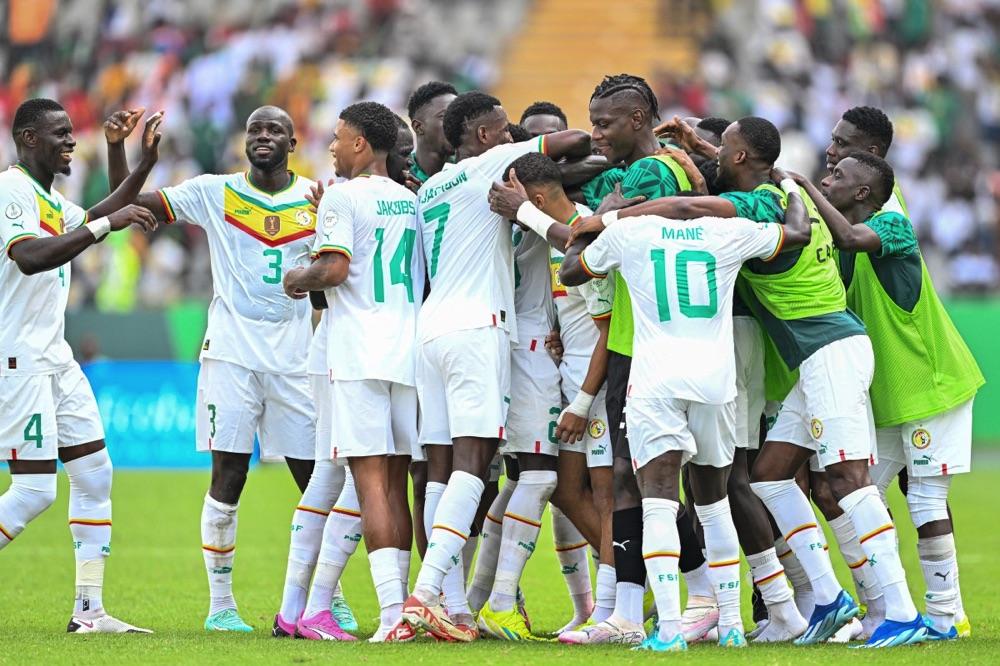 Image de Football. Le 15 janvier 2024, les Lions de la Teranga ont ébloui le stade Charles Konan Banny de Yamoussoukro en s'imposant 3-0 contre la Gambie lors de la première journée de la Coupe d'Afrique des nations de football 2023 en Côte d'Ivoire. Sous la direction d'Aliou Cissé, l'équipe sénégalaise a démontré son statut de champion d'Afrique avec une performance remarquable. Dès le coup d'envoi, les Scorpions gambiens ont montré leur agressivité, mais une première tentative a été repoussée par le gardien Edouard Mendy. Le Sénégal a répondu rapidement en prenant l'avantage grâce à un but de Pape Gueye à la 4e minute, sur une passe de Sadio Mané. Les Gambiens, cherchant à remonter au score, ont été réduits à dix joueurs après l'expulsion d'un de leurs membres, sous la pression des Lions de la Teranga. La seconde période a été encore plus difficile pour la Gambie en infériorité numérique. À la 52e minute, le prodige Lamine Camara a marqué avec une frappe puissante, portant le score à 2-0. Malgré leur avantage, les hommes d'Aliou Cissé ont continué à attaquer, multipliant les occasions avant que Lamine Camara ne signe un doublé à la 86e minute avec une superbe frappe enroulée, scellant la victoire 3-0. Avec cette victoire, le Sénégal a obtenu trois points et occupe désormais la première place dans le groupe C. Le prochain défi pour les Sénégalais sera contre le Cameroun le 19 janvier 2024 à 18h au stade Charles Konan Banny. Cette performance exceptionnelle soulève des questions sur les perspectives du Sénégal dans la suite de la compétition. Comment l'équipe maintiendra-t-elle ce niveau de jeu face à des adversaires peut-être plus redoutables ?