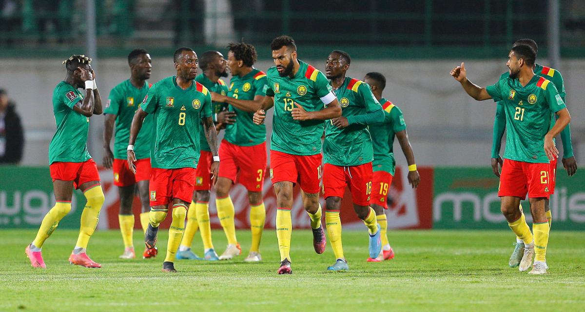 Image de Football. La déception a envahi les supporters camerounais après le match nul de leur équipe, le lundi 15 janvier, face à la Guinée (1-1) lors de la Coupe d'Afrique des Nations 2024. Les Lions Indomptables rejoignent ainsi la liste des favoris qui laissent des points en chemin, suivant les traces du Nigeria, de l'Égypte et du Ghana. Malgré une supériorité numérique en deuxième période, le Cameroun a été incapable de capitaliser pleinement sur l'exclusion du capitaine guinéen François Kamano juste avant la mi-temps. La rencontre, qui s'est déroulée à Yamoussoukro, a laissé un goût amer aux Camerounais qui, malgré leur domination, n'ont pas réussi à s'imposer. L'absence de l'attaquant et capitaine Vincent Aboubakar sur blessure a été ressentie, mais la révolte est venue de Franck Magri (51e minute), égalisant après l'ouverture du score de Mohamed Bayo (10e minute) pour la Guinée. Une bévue coûteuse a conduit au premier but guinéen, après une perte de balle de Olivier Kemen, malgré une première intervention du gardien Fabrice Ondoa. Le gardien titulaire André Onana, autorisé à jouer un dernier match en club, n'était pas présent, ayant voyagé depuis Manchester après le match contre Tottenham avec United (2-2). La VAR a joué un rôle clé dans cette rencontre, scellant le sort de Kamano après une faute initialement sanctionnée d'un carton jaune. La domination camerounaise s'est intensifiée après l'expulsion de Kamano, mais la Guinée a vaillamment résisté à dix joueurs. Le tournant du match a été la tête piquée de Magri (51e minute) sur un centre de Georges-Kevin Nkoudou, qui a finalement nivelé le score. Cependant, malgré les assauts des Lions Indomptables en fin de match, le portier guinéen Koné a sauvé son équipe, empêchant une défaite potentiellement dévastatrice. La rencontre a souligné l'importance de la réaction rapide nécessaire pour le Cameroun, qui affrontera les tenants du titre sénégalais dans leur prochain match. La déception de ce résultat doit être transformée en motivation pour les Camerounais, car la compétition reste ouverte, offrant des opportunités de rachat. Les enseignements tirés de ce premier match seront cruciaux pour ajuster la stratégie et surmonter les obstacles à venir, notamment face au Sénégal. Les équipes favorites qui ont perdu des points montrent que la CAN 2024 est pleine de surprises et de défis. Les Lions Indomptables doivent capitaliser sur les erreurs des autres favoris pour se hisser au sommet du groupe C. La bataille ne fait que commencer, et le Cameroun a l'occasion de démontrer sa résilience face aux épreuves. Alors que les supporters restent suspendus à l'évolution de leur équipe nationale, une question plane : les Lions Indomptables sauront-ils surmonter ces premiers obstacles et se hisseront-ils à nouveau parmi les prétendants sérieux au titre de la CAN 2024 ? La réponse ne sera pas seulement déterminée sur le terrain, mais aussi par la capacité de l'équipe à transformer l'adversité en force.