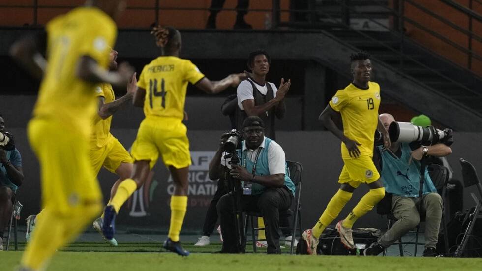 Image de Football. Le Mozambique a fait vibrer le cœur de ses supporters en accrochant un match nul spectaculaire 2-2 contre l’Égypte et sa star Mohamed Salah, au stade Houphouët-Boigny d’Abidjan. Cet exploit remarquable, bien qu'entaché par une décision de dernière minute via la VAR, a semé les graines d'une ambition renouvelée chez les Mambas. En effet, la décision arbitrale de la 97e minute, octroyant un penalty à l'Égypte, a laissé un sentiment doux-amer. Mo Salah, fidèle à sa réputation, a transformé l'occasion, sauvant les Pharaons d'une défaite inattendue. Malgré la déception, les joueurs mozambicains et leur staff technique ont trouvé dans cette performance des raisons d'espérer et de croire en un avenir prometteur. Ricardo Guimaraes, élu homme du match, a exprimé un mélange de fierté et de frustration en conférence de presse, soulignant l'impact émotionnel de la VAR mais aussi la détermination renforcée de son équipe pour les matchs à venir. Renildo Mandava, défenseur de l’Atlético Madrid, partageait cette frustration, conscient toutefois que ce point précieux pourrait s'avérer déterminant pour la qualification historique aux huitièmes de finale, un exploit jamais atteint par le Mozambique dans ses précédentes participations à la CAN. L'entraîneur Chiquinho Condé a reconnu que le résultat final était décevant, mais s'est dit impressionné par la réaction et la performance de son équipe, en particulier après avoir encaissé un but rapide. Il a mis en avant le collectif comme une force majeure de son équipe, une qualité essentielle pour surmonter l'absence de stars de renommée mondiale. La suite du tournoi s’annonce cruciale pour les Mambas, qui affronteront le Cap-Vert, un autre outsider ayant créé la surprise en battant le Ghana. Ricardo Guimaraes a réitéré la détermination de l'équipe à continuer à travailler dur, laissant entrevoir la possibilité d'une qualification historique. Les Mozambicains ont démontré qu'ils pouvaient rivaliser avec les géants africains, malgré les obstacles et les déceptions. Leur performance contre l’Égypte n'est pas seulement un résultat, mais un symbole de leur potentiel et de leur progression sur la scène africaine. Leur prochain match contre le Cap-Vert sera un test crucial de leur capacité à transformer cet élan en succès tangible. Le parcours du Mozambique dans cette CAN est un exemple de résilience et d'espoir, inspirant non seulement ses supporters mais aussi de nombreuses autres équipes considérées comme des outsiders. Leur aventure soulève une question fondamentale pour le football africain : sommes-nous à l’aube d’une ère où les « petits » peuvent régulièrement bousculer l'ordre établi et transformer le paysage du football africain ?