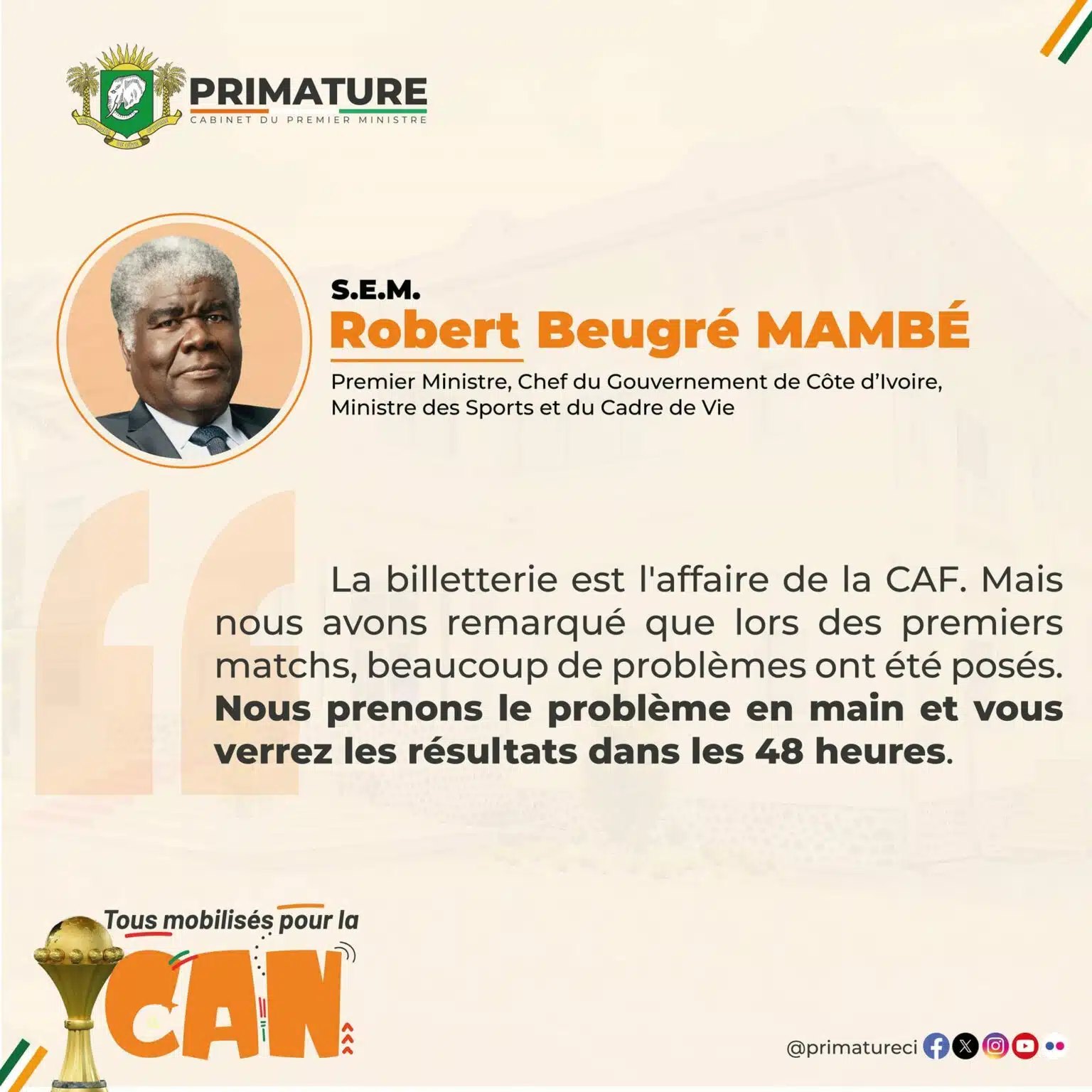 Image de Football. La Coupe d’Afrique des Nations (CAN) 2023 en Côte d'Ivoire a été marquée non seulement par des performances impressionnantes sur le terrain, mais aussi par des défis logistiques considérables, notamment en matière de billetterie. Ces problèmes ont entraîné une frustration croissante parmi les supporters, mettant en lumière les défis organisationnels auxquels sont confrontés les grands événements sportifs en Afrique. Le Défi de la Billetterie dans les Grands Événements Sportifs La question de la billetterie pour de grands événements sportifs comme la CAN est complexe. Elle implique non seulement la mise en place d'un système efficace et accessible pour la vente de billets, mais aussi la gestion de la sécurité, le contrôle des foules, et l'accès équitable aux billets pour les fans locaux et internationaux. Dans le cas de la CAN 2023, les problèmes de billetterie ont été exacerbés par une demande élevée, des défis technologiques et des problèmes logistiques. Des supporters ont rapporté des difficultés à acheter des billets en ligne, des guichets surchargés et des cas de revente de billets à des prix exorbitants. L'Intervention du Premier Ministre Ivoirien Face à ces difficultés, le Premier ministre ivoirien, Robert Beugré Mambé, a pris l'initiative d'intervenir personnellement. Sa décision de se saisir du problème témoigne de la volonté du gouvernement de garantir une expérience positive pour les fans et de préserver la réputation de la Côte d'Ivoire en tant qu'hôte de l'événement. La promesse d'une solution dans les 48 heures montre un engagement à agir rapidement, mais elle soulève également des questions sur la capacité à mettre en œuvre des solutions efficaces dans un délai aussi court. Les Solutions Potentielles Pour résoudre les problèmes de billetterie, plusieurs actions peuvent être envisagées : 1. Amélioration du Système de Vente en Ligne: Une mise à niveau des systèmes de vente de billets en ligne pour améliorer l'accessibilité et la fiabilité. 2. Augmentation des Points de Vente Physiques: La mise en place de plus de guichets pour réduire les files d'attente et faciliter l'achat de billets. 3. Partenariat avec des Entreprises Locales: Collaborer avec des entreprises locales pour la distribution des billets peut également aider à décentraliser le processus d'achat. 4. Sensibilisation et Information: Mener des campagnes d'information pour informer les supporters sur comment et où acheter les billets officiellement. 5. Lutte contre la Revente Illégale: Mettre en place des mesures strictes pour contrôler et limiter la revente illégale de billets. L'Impact sur l'Expérience des Supporters L'expérience des supporters est cruciale pour le succès de tout événement sportif. Des supporters mécontents peuvent non seulement affecter l'atmosphère dans les stades, mais aussi ternir l'image de l'événement à l'échelle mondiale. Il est donc essentiel que les problèmes de billetterie soient résolus de manière efficace et équitable. La CAN au-delà du Football La CAN est bien plus qu'un simple événement sportif. Elle est un symbole de fierté et d'unité pour l'Afrique. Elle offre une plateforme pour montrer au monde la passion, le talent et la culture africaine. La gestion réussie de la billetterie et de l'organisation logistique contribue à renforcer cette image positive. Vers l'avenir Alors que la Côte d'Ivoire continue de se battre avec les défis de la billetterie, cet événement pourrait servir de leçon pour les futures organisations d'événements sportifs en Afrique. Il souligne la nécessité d'une planification approfondie, de l'adoption de technologies avancées et d'une collaboration étroite entre les organisateurs, les gouvernements et les partenaires technologiques. Le Rôle de la Technologie et de l'Innovation L'intégration de la technologie dans la billetterie sportive est cruciale. L'adoption de systèmes de billetterie électronique, qui permettent un achat en ligne rapide et sécurisé, peut considérablement améliorer l'expérience d'achat des billets. De plus, l'utilisation de la technologie blockchain pour les billets pourrait aider à lutter contre la fraude et la revente illégale en assurant la traçabilité et l'authenticité des billets. La Collaboration Internationale Pour les grands événements comme la CAN, une collaboration étroite avec des organisations internationales expérimentées dans la gestion d'événements sportifs pourrait apporter une expertise précieuse. Le partage de connaissances et de meilleures pratiques peut aider à anticiper et à résoudre les problèmes logistiques, offrant ainsi une expérience fluide pour les fans et les joueurs. L'Importance de l'Inclusivité et de l'Accessibilité Il est essentiel que les systèmes de billetterie soient conçus pour être inclusifs et accessibles à tous les fans, indépendamment de leur situation géographique ou de leur capacité financière. Cela implique une tarification équitable des billets et la mise en place de mécanismes pour garantir que les supporters locaux ont un accès équitable aux billets, en évitant que les visiteurs internationaux ne monopolisent toutes les places disponibles. L'Impact Économique sur la Côte d'Ivoire L'organisation d'un événement tel que la CAN a un impact économique significatif sur le pays hôte. Outre les revenus générés par la vente des billets, il y a un afflux de touristes qui dépensent de l'argent dans les hôtels, les restaurants et autres services locaux. La gestion réussie de la billetterie et de l'organisation globale de l'événement est donc cruciale pour maximiser ces retombées économiques. Leçons pour l'Avenir Les défis rencontrés lors de la CAN 2023 en Côte d'Ivoire servent de leçon importante pour l'organisation future d'événements sportifs en Afrique. La planification préalable, l'investissement dans la technologie et la collaboration internationale sont essentiels pour assurer le succès de ces événements. La Responsabilité de la CAF et des Organisateurs Locaux Bien que la responsabilité de la billetterie incombe en grande partie à la Confédération Africaine de Football (CAF), les organisateurs locaux jouent également un rôle crucial. Ils doivent travailler en étroite collaboration avec la CAF pour garantir que les systèmes mis en place répondent aux besoins spécifiques des supporters locaux et des visiteurs internationaux. La gestion des problèmes de billetterie de la CAN 2023 en Côte d'Ivoire met en lumière les défis logistiques auxquels sont confrontés les organisateurs de grands événements sportifs en Afrique. Cette situation a exigé une intervention rapide et efficace des autorités ivoiriennes, en collaboration avec la CAF, pour assurer une expérience positive pour tous les participants. L'approche adoptée pour résoudre ces problèmes pourrait servir de modèle pour de futurs événements, soulignant l'importance de la planification, de l'innovation technologique et de la collaboration internationale. En définitive, la réussite d'un événement tel que la CAN dépend de la capacité à surmonter les défis logistiques et à offrir une expérience mémorable à tous les participants. Cela nécessite une vision holistique qui englobe non seulement les aspects techniques de la billetterie, mais aussi l'ambiance dans les stades, la sécurité, l'accueil des supporters, et l'impact économique sur le pays hôte. Comment la Côte d'Ivoire et d'autres pays africains peuvent-ils utiliser les leçons tirées de cette expérience pour améliorer l'organisation et la gestion des grands événements sportifs dans le futur, tout en assurant l'accessibilité, l'équité et une expérience enrichissante pour tous les participants?