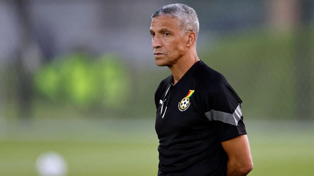 Image de Football. L'incident choquant survenu à Abidjan, où un supporter a agressé Chris Hughton, manager de l'équipe nationale de football du Ghana, après leur défaite inattendue contre le Cap-Vert lors de la CAN 2023, a suscité une onde de choc dans le monde du football. Cette attaque soulève de sérieuses questions sur la sécurité et le comportement des fans lors de grands événements sportifs. La CAN 2023, organisée en Côte d’Ivoire, était censée être une célébration du football africain, mais cet incident a mis en lumière des problèmes plus profonds. Les Black Stars du Ghana, considérés comme l'une des équipes les plus talentueuses d'Afrique, ont subi un revers majeur en perdant 1-2 contre le Cap-Vert, un résultat inattendu qui a déçu de nombreux fans. Le drame s'est intensifié lorsque le manager Chris Hughton a été agressé par un supporter furieux à l'hôtel de l'équipe après le match. Heureusement, grâce à l'intervention rapide de diplomates ghanéens présents sur les lieux, l'entraîneur Hughton a été sauvé de l'attaque et l'agresseur a été remis aux autorités. Cette situation a non seulement mis en lumière les problèmes de sécurité lors de grands événements sportifs mais a également souligné la pression intense à laquelle sont soumis les joueurs et les entraîneurs. Les fans de football ont été choqués par cette agression et se demandent quelles mesures peuvent être prises pour prévenir de tels incidents à l'avenir. La question de la sécurité lors des matchs de football internationaux est complexe et implique de nombreux acteurs, y compris les organisateurs de tournois, les forces de l'ordre locales, et même les équipes et leurs staffs. Le Ghana, bien que secoué par cet incident, doit se concentrer sur ses prochains matchs du groupe B contre le Mozambique et l'Égypte. L'entraîneur Hughton reste optimiste, croyant que son équipe peut encore se qualifier pour les huitièmes de finale malgré le début difficile. Cet optimisme est crucial pour maintenir le moral de l'équipe et pour rassurer les fans que tout n'est pas perdu. Toutefois, l'incident soulève de graves préoccupations concernant la relation entre les fans et les équipes. La passion pour le football est profonde en Afrique, mais quand cette passion se transforme en violence, elle peut ternir l'esprit du jeu et mettre en danger la sécurité des personnes impliquées. Ce tragique incident à Abidjan a jeté une ombre sur la compétition pour le Ghana, révélant les défis auxquels l'équipe doit faire face tant sur le terrain qu'en dehors. Avec un match crucial à venir contre l'Égypte, le Ghana avance avec prudence, sachant qu'une autre défaite pourrait signifier la fin de leur parcours dans le tournoi. En réfléchissant à cet événement, une question ouverte demeure : Comment les organisations de football peuvent-elles mieux protéger les joueurs et les entraîneurs des comportements violents des fans, tout en préservant l'enthousiasme et la passion qui rendent le football si captivant ?