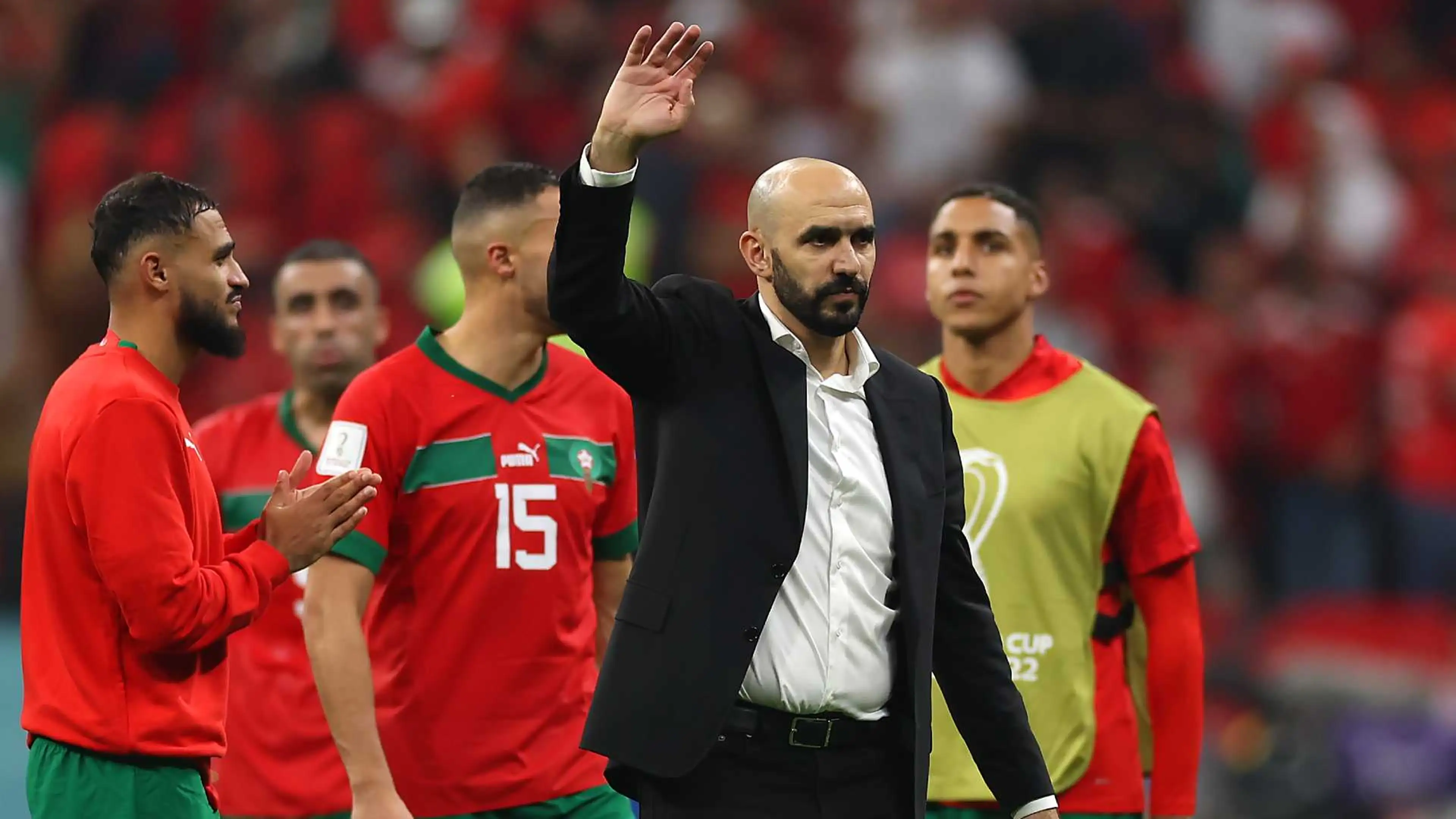 Image de Football. La quête du Maroc pour décrocher un deuxième sacre à la Coupe d’Afrique des Nations (CAN) 2023 représente bien plus qu'un simple objectif sportif. C'est une mission chargée d'histoire, de passion et de rêves qui résonnent dans le cœur de millions de Marocains. Après 48 ans depuis leur dernier triomphe en 1976, les Lions de l'Atlas, sous la houlette du sélectionneur Walid Regragui, entendent écrire un nouveau chapitre glorieux de leur football. La détermination de Regragui est palpable. Ayant mené l'équipe nationale en demi-finale de la Coupe du monde 2022 au Qatar, il voit la CAN 2023 comme une opportunité de transformer les espoirs en réalité. Cette détermination s’inscrit dans une dynamique positive créée par les performances impressionnantes de l'équipe lors de la Coupe du monde, où le Maroc a démontré sa capacité à rivaliser avec les meilleures équipes mondiales. La sélection marocaine reflète un mélange d'expérience et de jeunes talents prometteurs. Des joueurs comme Achraf Hakimi, qui évolue au Paris Saint-Germain, et Romain Saïss, le capitaine charismatique, sont les piliers autour desquels Regragui a construit son équipe. Ces joueurs, dotés d'une expérience internationale significative, apportent un mélange de technique, de discipline et de créativité. En plus de ces stars établies, le Maroc compte également sur des jeunes talents émergents. Ces joueurs apportent de la fraîcheur, de l'énergie et une certaine imprévisibilité qui pourraient s'avérer cruciales dans les moments clés du tournoi. Leur intégration dans l’équipe et leur capacité à s’adapter à la pression des grands matchs seront décisives pour la campagne marocaine. Au-delà des individualités, Regragui insiste sur l'importance du collectif. Il a travaillé à forger un esprit d'équipe solide, où chaque joueur est prêt à se battre pour ses coéquipiers. Cette unité pourrait être l'arme la plus puissante du Maroc dans sa quête du titre continental. Le parcours du Maroc dans la CAN 2023 ne sera pas sans obstacles. Le groupe F, composé de la RD Congo, la Zambie et la Tanzanie, présente des adversaires aux styles variés et aux qualités indéniables. La RD Congo, avec son mélange de puissance physique et de technique, la Zambie, connue pour sa vitesse et son jeu offensif, et la Tanzanie, l'outsider capable de surprendre, sont des équipes qui exigent le respect et une préparation minutieuse. Le premier match du Maroc sera crucial pour donner le ton de la campagne. Une victoire rassurante peut injecter une dose de confiance et de momentum dans l'équipe, tandis qu'un faux pas pourrait semer le doute. Cependant, la profondeur et la qualité du banc marocain pourraient être un facteur déterminant dans les matchs à enjeu élevé, notamment en phase à élimination directe. Le style de jeu de Regragui, axé sur un équilibre entre une défense solide et une attaque rapide et créative, sera mis à l'épreuve face à des équipes aux stratégies diverses. Sa capacité à s'adapter tactiquement et à tirer le meilleur de ses joueurs dans des situations différentes sera essentielle. En outre, la pression de l'attente d'un peuple entier est un facteur non négligeable. Le Maroc, en tant que l'une des équipes favorites, devra gérer cette pression et transformer l'attente en motivation. Le soutien de la diaspora marocaine, connue pour sa passion et son amour pour l'équipe nationale, sera également un atout. La présence de Walid Regragui à la tête de l'équipe revêt également une dimension symbolique importante. En tant qu'ancien joueur international marocain, il comprend intimement les attentes et les espoirs de son pays. Son parcours, de joueur à sélectionneur, lui confère une légitimité et une compréhension profonde des enjeux et des défis associés à cette compétition. La question de l'héritage et de l'impact de cette campagne de la CAN sur le football marocain et africain en général est également cruciale. Une victoire marocaine pourrait non seulement mettre fin à des décennies d'attente, mais aussi inspirer une nouvelle génération de joueurs et de fans. Elle pourrait également souligner la montée en puissance du football africain sur la scène mondiale, affirmant que les nations du continent sont capables de rivaliser avec les meilleures équipes mondiales. En conclusion, la CAN 2023 représente pour le Maroc une opportunité en or de réaffirmer sa place parmi les grandes nations du football africain. Sous la direction de Walid Regragui, les Lions de l'Atlas cherchent à combiner talent, tactique et passion pour atteindre un objectif qui a échappé à plusieurs générations de joueurs marocains. Alors que le Maroc se lance dans cette quête, une question se pose : le talent individuel, l'esprit d'équipe et la stratégie suffiront-ils pour triompher sur le continent africain et ramener le trophée tant convoité au Maroc ?