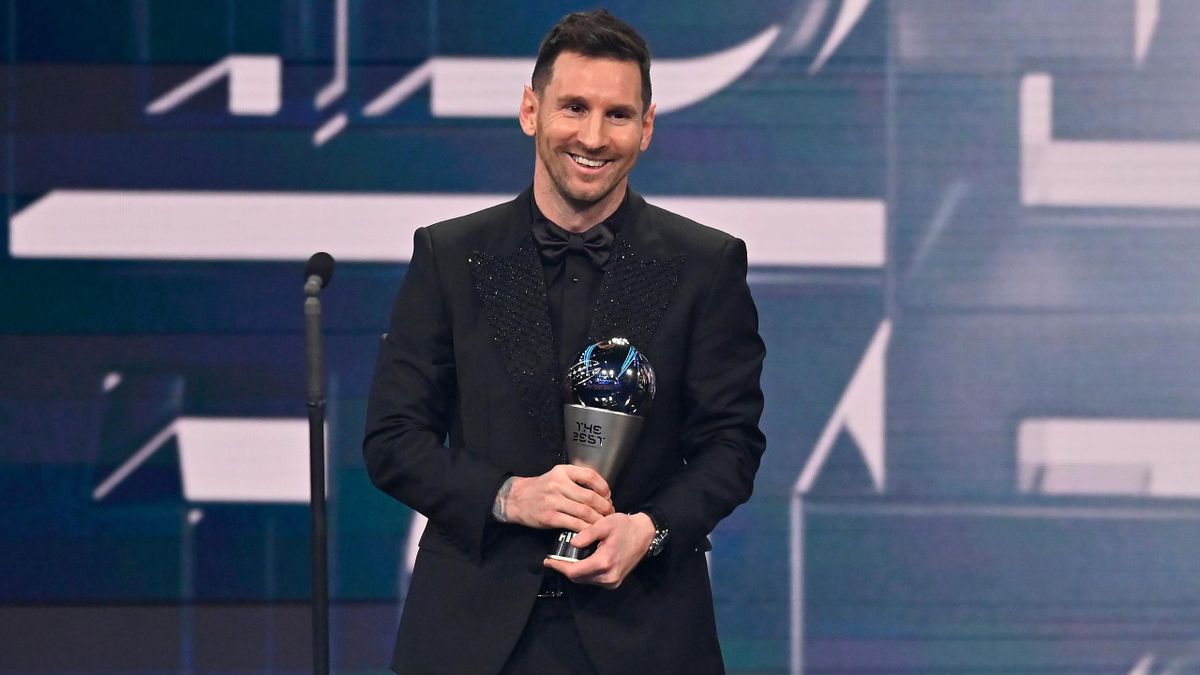 Image de Football. Lionel Messi, l'illustre attaquant argentin, continue d'ajouter des trophées prestigieux à son palmarès déjà impressionnant. Lors de la cérémonie du FIFA The Best 2023, Messi a été couronné meilleur joueur de l'année, marquant ainsi un début d'année exceptionnel après avoir également remporté le Ballon d'Or en 2023. Un Triomphe Bien Mérité La compétition était féroce, avec des concurrents de renom tels que Kylian Mbappé et Erling Haaland. Cependant, les performances éblouissantes de Messi avec le PSG et son impact sur le terrain ont été irrésistibles. Cette victoire confirme une fois de plus le statut de Messi en tant que l'un des meilleurs joueurs de l'histoire du football. Un Retour sur l'Héritage de FIFA The Best Depuis sa création en 2016, le FIFA The Best a été un baromètre des performances exceptionnelles dans le monde du football. Cristiano Ronaldo, Lionel Messi et Robert Lewandowski se sont partagé les honneurs au cours des dernières années, témoignant de la domination continue de ces géants du football mondial. Cristiano Ronaldo (2016 et 2017) : Le Portugais a marqué les premières éditions de ce prix, reflétant sa constance au plus haut niveau. Lionel Messi (2019 et 2022) : Le maestro argentin a brillé de nouveau en 2019 et a maintenu sa suprématie en 2022, confirmant son règne au sommet du football mondial. Robert Lewandowski (2020 et 2021) : L'attaquant polonais a connu une période exceptionnelle, remportant la récompense deux années consécutives. Luka Modric (201 : Le milieu de terrain croate a brisé la domination de Messi et Ronaldo, montrant que le talent se trouve aussi au milieu de terrain.