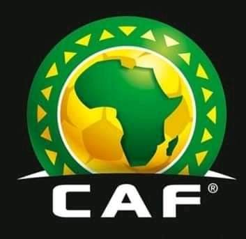 Image de Football. La décision de la Confédération Africaine de Football (CAF) de suspendre la diffusion en direct des matchs de la Coupe d'Afrique des Nations 2023 (CAN 2023) sur Facebook pour toutes les chaînes a suscité un débat intense parmi les fans de football et les acteurs de l'industrie du sport. Cette mesure radicale a été prise en réponse à une série de piratages observés par la CAF, compromettant l'intégrité des diffusions en direct sur la plateforme de médias sociaux. Les incidents de piratage ont soulevé des préoccupations majeures quant à la sécurité des retransmissions numériques des événements sportifs d'envergure. La CAF, en prenant cette décision sans précédent, cherche à protéger les droits de diffusion et à garantir une expérience de visionnage optimale pour les fans qui ont attendu avec impatience la CAN 2023. Cette suspension a immédiatement généré des réactions contrastées parmi les acteurs du monde du football. Certains ont salué la décision de la CAF comme une mesure nécessaire pour lutter contre la piraterie en ligne, soulignant l'importance de protéger les investissements des diffuseurs et des sponsors. D'autres, en revanche, ont exprimé leur mécontentement face à l'interruption soudaine de la diffusion sur Facebook, arguant que cela prive de nombreux supporters de la possibilité de suivre les matchs en direct. Les entreprises de diffusion, qui avaient initialement prévu de tirer parti de la portée mondiale de Facebook pour toucher un public plus large, ont été confrontées à un dilemme inattendu. Certaines ont dû rapidement réorienter leur stratégie de diffusion, explorant d'autres plateformes en ligne ou renforçant leurs partenariats avec les chaînes de télévision traditionnelles. Du côté de Facebook, la suspension a déclenché une enquête approfondie pour identifier les failles de sécurité responsables des piratages. La plateforme sociale a publié une déclaration publique exprimant son engagement à collaborer avec la CAF pour résoudre le problème et renforcer les mesures de sécurité. Cette affaire a également soulevé des questions plus larges sur la vulnérabilité des plateformes de médias sociaux aux cyberattaques, incitant d'autres organisations sportives à revoir leurs protocoles de sécurité. En parallèle, les supporters de football ont été confrontés à un ajustement soudain dans la manière dont ils suivent la CAN 2023. Certains ont adopté une attitude compréhensive, soulignant l'importance de protéger les droits de diffusion, tandis que d'autres ont exprimé leur frustration face à la perturbation de leurs habitudes de visionnage. Les discussions en ligne ont explosé, avec des débats animés sur la légitimité de la décision de la CAF et sur les mesures que Facebook devrait prendre pour renforcer sa sécurité. Les sponsors et les annonceurs impliqués dans la CAN 2023 ont également été touchés par cette suspension, car la visibilité de leurs marques a été compromise sur la plateforme de médias sociaux. Certains ont exprimé leur inquiétude quant à l'impact financier potentiel de cette situation, appelant à une résolution rapide pour rétablir la diffusion en direct sur Facebook et maintenir l'exposition médiatique prévue. Au-delà de l'impact immédiat, cet incident soulève des questions cruciales sur la sécurité numérique dans le contexte des événements sportifs mondiaux. Les fédérations sportives et les organisations de diffusion doivent désormais intensifier leurs efforts pour renforcer les protocoles de sécurité et protéger l'intégrité des compétitions. Cette situation pourrait également influencer les futures décisions en matière de droits de diffusion, avec une attention accrue portée à la sécurité numérique lors de la négociation de contrats. En conclusion, la suspension de la diffusion en direct des matchs de la CAN 2023 sur Facebook a provoqué un bouleversement significatif dans le paysage du football et de la diffusion en ligne. Entre débats passionnés, ajustements stratégiques et enquêtes de sécurité, cet incident souligne les défis croissants auxquels sont confrontées les organisations sportives dans un monde de plus en plus connecté. La résolution de cette affaire aura des répercussions durables sur la manière dont les événements sportifs majeurs sont diffusés et sécurisés à l'ère numérique.