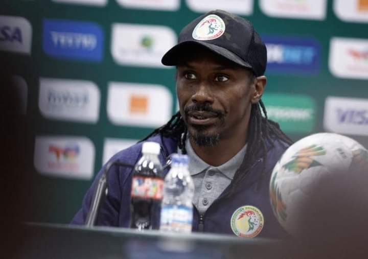 Deuxième Image de Football. Alors que la Coupe d'Afrique des Nations 2023 bat son plein en Côte d'Ivoire, les commentaires du célèbre entraîneur Aliou Cissé ont suscité une réflexion profonde sur les conditions dans lesquelles les matchs sont organisés. Cissé, ancien international sénégalais et actuel entraîneur de renom, a souligné l'importance de privilégier l'intégrité et la santé des joueurs par rapport aux droits de diffusion télévisée. Dans une déclaration passionnée, Cissé a rappelé le souvenir de la Coupe du Monde 2002 au Sénégal, où les fans se levaient aux petites heures du matin pour suivre les matchs. Cette expérience personnelle semble avoir renforcé son plaidoyer en faveur d'une réflexion plus approfondie sur l'impact des horaires des matchs sur les joueurs. Il a exprimé sa préoccupation quant aux conditions dans lesquelles les matchs sont joués, soulignant que les joueurs, habitués à des températures bien inférieures en Europe, doivent s'adapter rapidement à des climats chauds et exigeants. L'entraîneur a souligné l'importance de créer des conditions propices à un jeu de qualité, en mettant en avant les défis auxquels les joueurs sont confrontés lorsqu'ils passent d'un environnement froid à des températures élevées en l'espace d'une semaine. Cette transition abrupte peut avoir des implications sur la performance des athlètes et soulève des questions sur la manière dont les horaires des matchs sont déterminés. En insistant sur le fait que la priorité devrait être accordée à l'intégrité des joueurs, Cissé a déclaré : « Aucun droit TV ne peut être au-dessus de la santé des joueurs. » Cette déclaration met en lumière le dilemme constant entre les impératifs financiers liés aux droits de diffusion et la nécessité de préserver le bien-être des acteurs principaux du spectacle, les joueurs. L'appel de Cissé à examiner attentivement les heures de matchs soulève des questions importantes sur la planification des compétitions sportives à l'échelle mondiale. Les fédérations et les organismes responsables de l'organisation des tournois doivent trouver un équilibre délicat entre les intérêts commerciaux et le respect des considérations humaines, en particulier en ce qui concerne la santé et le rendement des athlètes. Cissé a souligné que le simple fait de mettre les projecteurs dans un stade ne suffit pas ; il faut également garantir des conditions de jeu optimales. Les commentaires de l'entraîneur suggèrent la nécessité d'une réflexion plus approfondie sur la manière dont les droits TV et les exigences logistiques peuvent être conciliés avec les besoins des joueurs. Cette question pourrait devenir de plus en plus cruciale à mesure que les attentes des fans, les contrats de diffusion et les réalités climatiques continuent d'évoluer. En conclusion, les paroles d'Aliou Cissé offrent un aperçu intéressant des défis auxquels font face les acteurs du football de haut niveau, tout en soulevant des questions importantes sur la gestion des compétitions sportives à l'ère moderne. L'équilibre entre l'aspect commercial du sport et le respect des besoins des athlètes demeure un défi constant, exigeant une réflexion approfondie et des actions concertées pour assurer un équilibre juste et éthique dans l'organisation de ces événements majeurs.