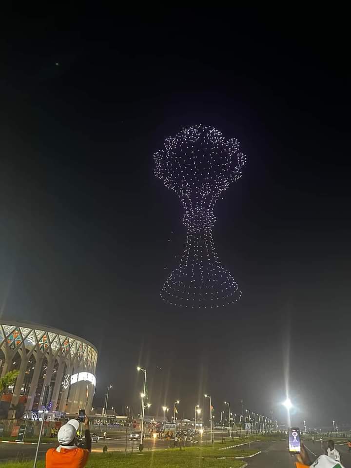 Image de Smartphones/Tablettes. Tecno, le fabricant chinois de téléphone mobile, a marqué l'histoire en tant que sponsor officiel de la 34ème édition de la Coupe d'Afrique des Nations (CAN) de football. La grand-messe du football africain a débuté de manière spectaculaire lors de la cérémonie d'ouverture qui s'est déroulée le samedi 13 janvier à Abidjan. Cet événement exceptionnel a été marqué par une démonstration éblouissante mettant en vedette 1000 drones lumineux, faisant ainsi honneur au thème choisi pour cette édition : "Rencontrez la légende et la gloire". La présence de Tecno en tant que sponsor officiel de la CAN a ajouté une dimension particulière à cet événement sportif de premier plan sur le continent africain. En tant que fabricant renommé de téléphones mobiles, Tecno a non seulement soutenu l'événement financièrement, mais a également contribué à créer une atmosphère immersive et mémorable dès la cérémonie d'ouverture. La décision de choisir le thème "Rencontrez la légende et la gloire" a souligné l'importance de célébrer l'héritage et les exploits des équipes de football africaines qui ont marqué l'histoire de la CAN. L'utilisation de 1000 drones lumineux lors de la cérémonie d'ouverture a été un choix innovant et technologiquement impressionnant. Les drones ont créé un spectacle visuel captivant dans le ciel nocturne d'Abidjan, formant des motifs dynamiques et des images représentant la richesse culturelle et sportive de l'Afrique. C'était un mariage réussi entre la technologie moderne de Tecno et la passion profonde que suscite le football sur le continent. Les drones lumineux ont également symbolisé la vision de Tecno en tant que pionnier de l'innovation technologique. En mettant en avant cette démonstration unique, Tecno a montré comment la technologie peut être utilisée de manière créative pour enrichir les expériences en dehors du monde de la téléphonie mobile. Cela a renforcé la position de Tecno en tant que marque avant-gardiste qui va au-delà de la simple fabrication de téléphones, mais qui cherche également à inspirer et à émerveiller son public à travers des initiatives novatrices. La portée de la cérémonie d'ouverture de la CAN ne s'est pas limitée à l'aspect technologique. Elle a également servi de plateforme pour promouvoir l'unité, la diversité et l'inclusion à travers le continent. En mettant l'accent sur le thème de la légende et de la gloire, Tecno a souligné l'importance de célébrer les succès individuels et collectifs des équipes africaines, renforçant ainsi le sentiment de fierté et d'identité continentale. L'événement a attiré l'attention du monde entier, mettant en lumière la créativité africaine et la capacité de marier tradition et modernité. Tecno a été au cœur de cette célébration, associant son nom à un moment inoubliable qui restera gravé dans les mémoires des amateurs de football et des passionnés de technologie. En outre, le partenariat entre Tecno et la CAN n'a pas seulement eu un impact sur l'image de la marque, mais il a également contribué au développement économique de la région. L'afflux de spectateurs, de médias et d'entreprises associés à l'événement a généré des retombées économiques positives pour Abidjan et les environs, renforçant ainsi la position de Tecno en tant que moteur du progrès dans la région. En conclusion, Tecno, en tant que sponsor officiel de la 34ème édition de la Coupe d'Afrique des Nations de football, a réussi à transcender le simple rôle de sponsor financier. La société a apporté une contribution significative à l'expérience globale de la CAN, en utilisant la technologie de manière innovante et en mettant en avant des thèmes significatifs tels que la légende et la gloire. Cette collaboration unique entre le monde du football et de la technologie a non seulement marqué un tournant dans l'histoire de la CAN, mais a également renforcé la position de Tecno en tant que catalyseur de l'innovation et de la célébration sur le continent africain.