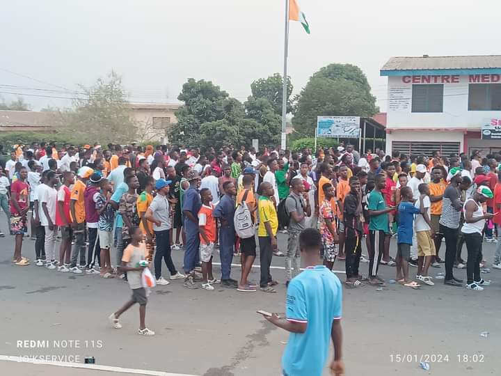 Image de Football. Le geste louable de notre Maire, le ministre Amadou Koné, mérite d'être étendu dans un ample éclairage, car il transcende la simple organisation d'un événement sportif dans la commune de Bouaké. La générosité dont il a fait preuve en permettant à la population de suivre sereinement le match Algérie vs Angola au stade de la paix de Bouaké souligne son engagement envers le bien-être de la communauté. L'initiative démontre clairement la sensibilité du Maire envers les besoins récréatifs de la population locale. Offrir la possibilité aux citoyens de profiter d'un événement sportif d'une telle envergure dans un cadre apaisant comme le stade de la paix va au-delà de l'aspect divertissement. Cela renforce le lien social, favorise la cohésion communautaire et crée une atmosphère propice à la convivialité. En tant que représentant de la commune, le ministre Amadou Koné a démontré un leadership proactif en mettant en place des conditions favorables pour que la population puisse suivre le match sans contraintes. Cette action génère un sentiment d'appartenance et de fierté au sein de la communauté, renforçant ainsi la confiance des citoyens envers leurs dirigeants locaux. L'organisation de telles manifestations sportives contribue également à dynamiser l'économie locale. Les commerçants locaux, les vendeurs ambulants et diverses entreprises bénéficient de l'afflux de spectateurs, créant ainsi un impact positif sur le tissu économique de la commune. Cela souligne l'effet multiplicateur de telles initiatives, qui vont au-delà du simple divertissement pour toucher des aspects économiques cruciaux. De plus, l'événement permet à la commune de Bouaké de rayonner sur la scène nationale en tant que lieu capable d'accueillir des rencontres sportives majeures. Cette visibilité accrue peut attirer d'autres événements, stimulant davantage le tourisme local et propulsant la commune sur la carte des destinations attractives. En considérant l'importance du sport en tant que vecteur d'inclusion sociale, l'action du ministre Amadou Koné prend une dimension encore plus significative. En offrant un accès équitable à un événement sportif d'ampleur nationale, il contribue à briser les barrières socio-économiques qui peuvent parfois entraver la participation de certains citoyens à de telles activités. Cela promeut l'idée que le sport est un droit accessible à tous, indépendamment de leur statut social. En conclusion, l'initiative du Maire Amadou Koné d'offrir à la population de Bouaké la possibilité de suivre le match Algérie vs Angola au stade de la paix dépasse largement le cadre d'un simple événement sportif. C'est un exemple éclatant de leadership communautaire, de générosité et d'engagement envers le bien-être de la population. Les retombées positives de cette action touchent divers aspects, de l'économie locale à la cohésion sociale, renforçant ainsi le lien entre la communauté et ses dirigeants.