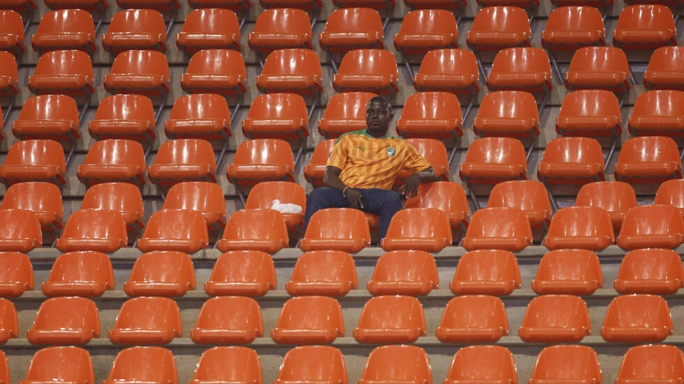 Image de Football. La Coupe d'Afrique des Nations (CAN) 2024, malgré son importance dans le calendrier sportif africain, a été confrontée à un défi majeur : l'affluence dans les stades. Les premiers matchs ont révélé des tribunes étonnamment vides, soulevant des questions quant à la gestion des billets et l'engagement des fans. Ce phénomène a mis en lumière plusieurs facteurs clés qui influencent l'engagement du public dans les événements sportifs majeurs, tels que la politique, l'économie, et les pratiques de billetterie. En analysant la situation, il est essentiel de reconnaître l'impact de la situation socio-politique et économique actuelle. Les crises politiques en Côte d'Ivoire et dans d'autres pays africains ont sans doute joué un rôle dans la réduction de l'intérêt du public pour les événements sportifs. De plus, la fluctuation des conditions économiques peut influencer la capacité des fans à assister aux matchs, surtout lorsque les prix des billets sont élevés ou inaccessibles pour une grande partie de la population. Le phénomène de la spéculation sur les billets a également été une cause majeure de préoccupation. La pratique d'achat massif de billets dans le but de les revendre à des prix exorbitants crée un marché noir qui non seulement prive les vrais fans de la possibilité d'assister aux matchs, mais nuit également à l'image de l'événement. Cette situation a été exacerbée par la distribution tardive des billets, qui a laissé peu de temps pour leur vente légitime. En réponse à ces défis, la CAF et le Cocan ont pris des mesures pour faciliter l'accès aux billets. La décision de remettre en vente les billets non vendus est une tentative de remplir les stades et de s'assurer que les fans ont la possibilité d'assister aux matchs. Cependant, cette approche soulève des questions sur l'efficacité de la gestion des billets et la stratégie marketing utilisée pour promouvoir l'événement. La mise en place de 51 points de vente en Côte d'Ivoire est une étape positive, car elle offre une alternative aux achats en ligne, qui peuvent être problématiques en raison de problèmes techniques ou de l'exclusion de ceux qui n'ont pas accès à Internet. De plus, la diversification des prix des billets est une approche inclusive qui peut encourager un public plus large à participer. Cependant, au-delà de la question des billets, il y a un besoin plus profond de reconnecter les fans avec leur amour du football. Pour ce faire, il est essentiel d'investir dans des campagnes de marketing ciblées et des initiatives de sensibilisation communautaire. Les efforts pour stimuler l'intérêt local et régional dans le tournoi sont cruciaux pour garantir une participation enthousiaste du public. Par ailleurs, la CAF et le Cocan doivent également considérer l'expérience des fans au-delà de l'achat de billets. Cela comprend l'amélioration de l'infrastructure des stades, la garantie de la sécurité, l'accès facile aux installations et la création d'une atmosphère festive qui célèbre la culture et l'identité africaines. L'expérience du spectateur doit être au cœur de l'organisation de tout événement sportif. Cela implique de prendre en compte les besoins et les attentes des fans, de la qualité de la vision du terrain à l'ambiance générale du stade. La mise en place de programmes d'animation avant les matchs, des espaces de rencontre pour les fans, et la promotion d'activités culturelles peuvent grandement améliorer l'expérience globale. Dans le contexte plus large du football africain, cette situation soulève des questions importantes sur la manière dont les tournois sont organisés et promus sur le continent. La nécessité d'une stratégie de marketing plus robuste, d'une meilleure gestion des billets et d'une approche plus inclusive est évidente. Il est crucial de tirer des leçons de cette expérience pour améliorer l'organisation des futurs événements sportifs en Afrique. En conclusion, la situation actuelle de la CAN 2024 est le reflet de multiples défis, mais aussi d'opportunités pour l'avenir du football africain. En abordant ces problèmes de manière proactive et créative, la CAF et le Cocan peuvent non seulement améliorer l'expérience de la CAN 2024, mais aussi jeter les bases d'une ère nouvelle et plus dynamique pour le football africain. Cela nous amène à une question ouverte: comment pouvons-nous, en tant que communauté de fans de football et de parties prenantes, travailler ensemble pour assurer que les événements futurs tels que la CAN soient plus accessibles, engageants et représentatifs de l'esprit et de la passion du football africain ?