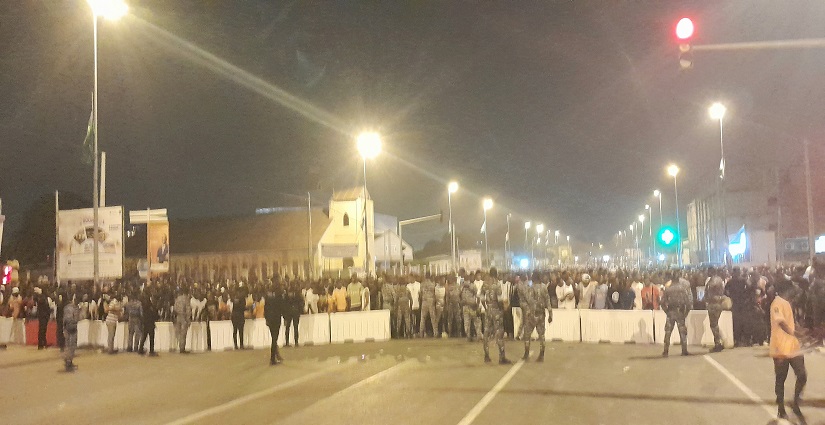 Image de Football. L'incident survenu au stade de la Paix de Bouaké le 15 janvier 2024 lors du match de la Coupe d'Afrique des Nations (CAN) entre l'Algérie et l'Angola soulève plusieurs questions sur la gestion de la sécurité dans les grands événements sportifs. Ce match, qui s'est terminé sur un score nul de 1-1, a été marqué par un événement regrettable qui dépasse le cadre sportif et met en lumière des problématiques plus profondes. Les faits se sont déroulés dans un contexte particulier. Des rumeurs circulant sur les réseaux sociaux prétendaient que l'accès au stade serait gratuit ce jour-là. Ces rumeurs ont attiré une foule considérable devant les portes du stade, composée majoritairement de personnes ne disposant pas de billets. Face au refus de la sécurité de les laisser entrer, ces individus ont pris d'assaut les entrées du stade, forçant les barrières de sécurité et endommageant le matériel de contrôle des billets. Ce phénomène n'est pas isolé dans le monde du football africain, ni même dans le sport mondial. Il reflète des problèmes de sécurité et de gestion de foules qui peuvent survenir lors de grands rassemblements. Dans ce cas précis, plusieurs facteurs semblent avoir contribué à la situation. D'abord, l'impact des réseaux sociaux et de la diffusion rapide d'informations, vraies ou fausses, est un élément à considérer. La capacité d'une rumeur à générer un tel rassemblement pose la question de la vérification des informations et de la responsabilité des plateformes en ligne dans la diffusion d'informations. Ensuite, il y a la question de la préparation et de la gestion de la sécurité dans les stades. La capacité d'un stade à accueillir une grande affluence de spectateurs de manière sécurisée est primordiale. Cela implique une planification rigoureuse, une communication claire avec le public, et une coordination efficace entre les différents acteurs de la sécurité. La réaction des spectateurs, poussés par la passion du football et peut-être par la frustration de ne pas pouvoir assister au match, soulève également des questions sur la culture sportive et le comportement des fans. Le football, en particulier en Afrique, est plus qu'un sport ; il est un élément de fierté nationale et une passion qui rassemble des personnes de tous horizons. Cependant, cette passion doit s'exprimer dans un cadre respectueux des règles et de la sécurité de tous. En outre, cet incident met en lumière la nécessité d'une coopération accrue entre les organisateurs d'événements, les autorités locales et les forces de l'ordre pour assurer la sécurité des grands événements. La mise en place de stratégies de prévention, telles que la sensibilisation du public et la dissémination d'informations précises, est cruciale pour éviter de telles situations à l'avenir. L'équilibre entre l'accès au sport pour tous et la gestion des risques liés à de grands rassemblements est délicat. Le football, en tant que sport populaire, doit rester accessible, mais cette accessibilité ne doit pas se faire au détriment de la sécurité. La mise en place de systèmes de billetterie plus efficaces, la régulation des informations diffusées sur les réseaux sociaux, et l'amélioration des infrastructures et des plans de sécurité dans les stades sont des mesures qui pourraient aider à prévenir de telles situations. Il est également important de réfléchir à la manière dont les médias et les plateformes en ligne peuvent jouer un rôle plus actif dans la prévention de la diffusion de fausses informations, surtout lorsqu'elles peuvent mener à des situations dangereuses. Une collaboration étroite entre les organisateurs d'événements, les autorités, les médias et les plateformes en ligne est nécessaire pour assurer une communication fiable et sécurisée. Cet incident à Bouaké, bien que regrettable, offre l'opportunité d'apprendre et d'améliorer la gestion des grands événements sportifs en Afrique et ailleurs. Il est essentiel de tirer des enseignements de cette expérience pour garantir que le sport reste un espace de joie, de passion et de sécurité pour tous. En conclusion, la sécurité dans les stades et la gestion des foules lors de grands événements sportifs demeurent des enjeux majeurs. L'événement de Bouaké souligne l'urgence d'adresser ces problématiques pour prévenir de futurs incidents. La réponse à ces défis passe par une meilleure coordination entre les différents acteurs, l'adoption de technologies avancées pour la gestion des foules, une communication efficace, et une sensibilisation accrue du public. La technologie moderne offre de nouvelles possibilités pour améliorer la sécurité dans les stades. Par exemple, les systèmes avancés de reconnaissance faciale et de surveillance vidéo peuvent aider à mieux contrôler les entrées et à identifier rapidement les situations potentiellement dangereuses. De plus, des applications mobiles dédiées pourraient être développées pour informer et guider les spectateurs, depuis l'achat des billets jusqu'à leur placement dans le stade, en passant par les procédures de sécurité. La formation du personnel de sécurité est également cruciale. Il est important que ces équipes soient non seulement préparées à gérer des situations d'urgence, mais aussi formées pour interagir de manière positive avec les fans, contribuant ainsi à une expérience globale plus sûre et agréable. La coopération internationale et le partage de bonnes pratiques entre les pays et les organisations sportives peuvent également jouer un rôle important. Apprendre des expériences d'autres nations ayant organisé de grands événements sportifs pourrait fournir des insights précieux pour améliorer la gestion des événements futurs. Enfin, il est essentiel de renforcer la sensibilisation et l'éducation des fans. Cela pourrait se faire à travers des campagnes de communication visant à promouvoir un comportement responsable et respectueux dans les stades. L'implication des joueurs, des entraîneurs et des personnalités du football dans ces campagnes pourrait avoir un impact significatif sur le comportement des supporters. La passion pour le football en Afrique est indéniable, et elle est une force puissante qui peut être canalisée de manière positive. En mettant en place des mesures adéquates pour assurer la sécurité et le bien-être des supporters, tout en préservant l'essence festive et inclusive du football, on peut garantir que le sport reste une source de joie et d'unité. Alors que nous réfléchissons à ces enjeux, une question demeure ouverte : Comment pouvons-nous, en tant que communauté internationale du football, travailler ensemble pour assurer que le sport que nous aimons reste un espace sûr et accueillant pour tous, sans perdre sa capacité à rassembler et à inspirer les foules du monde entier ?