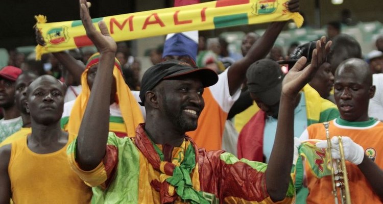 Image de Football. L'excitation et la passion du football peuvent souvent mener à des situations imprévues, comme celle vécue par les supporters maliens à la frontière de la Côte d'Ivoire. Leur désir ardent de soutenir les Aigles du Mali à la Coupe d'Afrique des Nations (CAN) 2023 s'est heurté à un obstacle inattendu, révélant les défis logistiques et organisationnels associés à de grands événements sportifs. Un Voyage Planifié avec Passion Le voyage des supporters maliens était le résultat de semaines, voire de mois, de préparation. Les fans des Aigles, connus pour leur dévouement et leur enthousiasme, s'étaient organisés en groupes, chacun affrétant des bus pour se rendre en Côte d'Ivoire. Les réseaux sociaux ont été un outil clé dans cette organisation, permettant aux supporters de se rassembler et de planifier leur périple. L'Importance du Football en Afrique Le football en Afrique est plus qu'un simple sport ; c'est un élément clé de l'identité culturelle et nationale. Pour de nombreux supporters africains, suivre leur équipe nationale lors d'un tournoi majeur comme la CAN est une expérience quasi-sacrée. C'est une occasion de montrer leur fierté nationale et de célébrer leur héritage culturel à travers le sport. Les Défis Logistiques et Organisationnels L'organisation de grands tournois comme la CAN implique d'énormes défis logistiques, notamment en termes de transport, d'hébergement et de sécurité. La situation des supporters maliens souligne l'importance d'une planification minutieuse et d'une coordination entre les pays hôtes et les nations participantes. Dans ce cas, les problèmes d'hébergement à la frontière ont révélé des lacunes dans la planification et la communication entre les organisateurs du tournoi et les autorités locales. La Réponse des Autorités La réponse des autorités face à ce genre de situation est cruciale. Elle doit être rapide, efficace et axée sur la sécurité et le bien-être de tous les supporters. Dans le cas des supporters maliens, une intervention rapide pour fournir des solutions d'hébergement ou faciliter leur passage aurait pu atténuer le problème. L'Impact sur les Supporters Pour les supporters bloqués à la frontière, cette expérience a probablement été décevante. Beaucoup d'entre eux avaient probablement économisé et planifié ce voyage pendant longtemps, espérant vivre des moments inoubliables. Cet incident souligne l'importance de prendre en compte les besoins et les attentes des supporters dans l'organisation de tels événements. La Solidarité parmi les Fans Dans de telles circonstances, il est fréquent de voir des actes de solidarité. Des histoires de fans locaux offrant de l'aide, que ce soit sous forme d'hébergement, de nourriture ou de soutien moral, sont courantes et témoignent de l'esprit de fraternité qui existe souvent entre les supporters de football, indépendamment de leur nationalité. L'Impact sur l'Image du Tournoi Des incidents comme celui-ci peuvent avoir un impact significatif sur la perception globale du tournoi. Ils soulèvent des questions sur la préparation et la capacité du pays hôte à gérer les flux de visiteurs. Cela peut également influencer les décisions des futurs pays hôtes concernant leur candidature pour de grands événements. La Nécessité d'une Meilleure Planification Cette situation met en évidence la nécessité d'une meilleure planification et coordination entre les pays hôtes, les organisateurs de tournois et les gouvernements locaux. Il est essentiel de s'assurer que les infrastructures, y compris le transport et l hébergement, sont adéquates pour accueillir un grand nombre de visiteurs. Cela inclut la préparation à des afflux massifs de supporters et la mise en place de mesures d'urgence en cas de complications imprévues. La Communication avec les Supporters Une communication claire et proactive avec les supporters est également cruciale. Des informations précises sur les conditions de voyage, les règles d'entrée, les exigences en matière de visas, et les options d'hébergement doivent être facilement accessibles. Cela peut prévenir de nombreux problèmes et aider les supporters à planifier leur voyage plus efficacement. L'Expérience des Supporters Bloqués Pour les supporters maliens bloqués à la frontière, leur passion pour le football et leur équipe nationale demeure intacte malgré les obstacles. Leur détermination à suivre et à soutenir leur équipe, même dans des circonstances difficiles, témoigne de l'amour profond et universel pour le football. Les Enseignements pour l'Avenir Cet incident offre des leçons précieuses pour les futurs événements. Il souligne l'importance de l'anticipation, de la planification rigoureuse, et de la coopération internationale pour assurer le succès des grands tournois sportifs. La capacité d'apprendre et de s'adapter à partir de ces expériences est essentielle pour améliorer l'organisation des événements futurs. La Réaction des Autres Équipes et Supporters Il serait également intéressant d'examiner comment d'autres équipes et leurs supporters ont réagi à cette situation. La solidarité et le soutien entre les fans de différentes équipes peuvent souvent émerger dans des moments difficiles, renforçant l'esprit communautaire au sein du monde du football. La situation des supporters maliens à la frontière de la Côte d'Ivoire soulève plusieurs questions importantes sur l'organisation des grands tournois sportifs. Alors que le football continue de jouer un rôle central dans de nombreuses cultures et sociétés à travers l'Afrique et le monde, il est impératif que les leçons tirées de telles expériences soient intégrées dans la planification future pour garantir des expériences positives et sûres pour tous les participants. Question ouverte : Comment les organisations internationales de football et les pays hôtes peuvent-ils collaborer plus efficacement pour garantir une expérience sûre et agréable pour tous les supporters, indépendamment des défis logistiques et organisationnels?