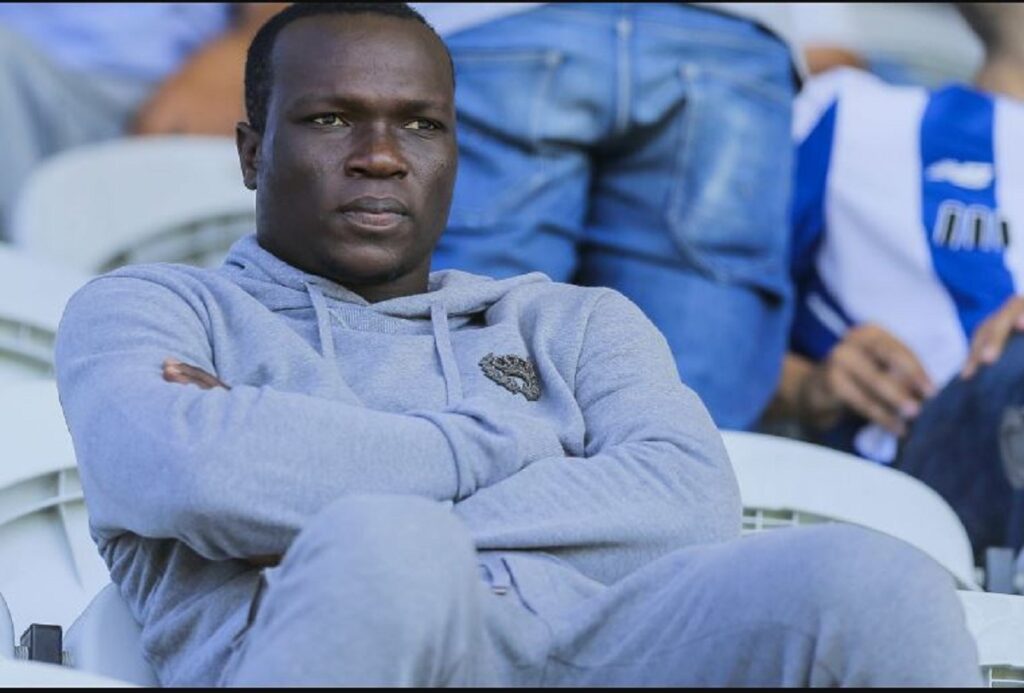 Image de Football. La Coupe d'Afrique des Nations (CAN) 2023 se révèle être un tournoi rempli de rebondissements et de surprises, et la situation de Vincent Aboubakar, le capitaine emblématique des Lions Indomptables du Cameroun, ne fait pas exception. Sa potentielle absence pour la suite de la compétition pourrait avoir un impact considérable sur les performances de son équipe. Vincent Aboubakar, un joueur clé pour le Cameroun, a été remarquable lors des précédentes éditions de la CAN. Sa capacité à marquer des buts cruciaux et à inspirer ses coéquipiers a souvent été un élément déterminant pour son équipe. Son absence lors du premier match contre la Guinée, qui s'est soldé par un match nul, a soulevé de nombreuses questions quant à l'état de sa condition physique. Selon Lee-Roy Kabeya, journaliste de Canal+, la situation d’Aboubakar est bien plus préoccupante que ce qui a été officiellement communiqué. La vision de l'attaquant ayant du mal à marcher et à poser le pied au sol soulève des inquiétudes quant à sa capacité à participer au reste du tournoi. Une absence de trois semaines, comme le suggère le journaliste, serait un coup dur pour le Cameroun. Le rôle d’Aboubakar dans l'équipe va bien au-delà de ses compétences sur le terrain. En tant que capitaine, il apporte une expérience et un leadership essentiels, inspirant ses coéquipiers et étant souvent le point focal de l'attaque camerounaise. Sa présence sur le terrain peut changer le cours d'un match, et son absence pourrait nécessiter une réorganisation tactique significative de la part de l'entraîneur. L'absence d'Aboubakar pose également la question de la profondeur de l'effectif camerounais. Bien que le Cameroun dispose d'autres talents offensifs, la perte d'un joueur de son calibre n'est jamais facile à compenser. Les joueurs tels que Karl Toko Ekambi et Eric Maxim Choupo-Moting devront intensifier leurs efforts pour remplir le vide laissé par leur capitaine. L'impact de cette situation va au-delà des implications sportives. Elle soulève des questions sur la gestion des blessures par les équipes nationales et les clubs, en particulier dans un contexte où les calendriers sont de plus en plus chargés et les joueurs soumis à un stress physique considérable. Alors que le Cameroun se prépare à affronter ses prochains adversaires sans son capitaine charismatique, les regards se tournent vers les joueurs qui devront prendre la relève. Cette situation met en lumière non seulement les défis auxquels les équipes doivent faire face lors de grands tournois comme la CAN, mais aussi l'importance de la gestion des joueurs et de la préparation physique. En conclusion, la situation de Vincent Aboubakar soulève des questions importantes sur la manière dont les équipes gèrent la forme physique et les blessures de leurs joueurs clés. Comment les Lions Indomptables vont-ils s'adapter à l'absence de leur capitaine, et quel impact cela aura-t-il sur leurs performances dans le tournoi?