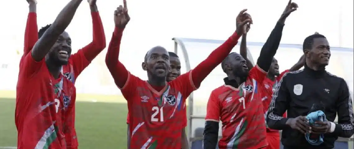 Image de Football. La victoire historique de la Namibie sur la Tunisie lors de la Coupe d’Afrique des Nations 2023 en Côte d’Ivoire est un événement marquant dans l’histoire du football africain. Ce match, qui s'est soldé par une victoire surprenante de la Namibie 1-0 contre la Tunisie, est devenu un sujet de discussion passionné et un symbole de la beauté imprévisible du football. Au début de la compétition, peu auraient parié sur une victoire de la Namibie, une équipe avec un palmarès relativement modeste dans les tournois internationaux. La Tunisie, en revanche, forte de son histoire et de ses performances passées, était considérée comme l'un des favoris du tournoi. Cette dynamique a rendu la victoire des Brave Warriors encore plus impressionnante et a montré que dans le football, la détermination et la passion pouvaient souvent surpasser la renommée et l'expérience. Le match a débuté avec une domination de la Tunisie, qui a exercé une pression constante sur la défense namibienne. Les Aigles de Carthage, connus pour leur jeu technique et leur stratégie bien rodée, semblaient en contrôle total du jeu. Cependant, malgré plusieurs occasions franches, l'efficacité devant le but faisait défaut. La Namibie, bien que sous pression, a maintenu une défense solide, faisant preuve d'une grande organisation et d'une volonté de fer. Au fur et à mesure que le match avançait, un changement notable s'est opéré. La Namibie, gagnant en confiance, a commencé à créer ses propres occasions. Leur approche du match est devenue plus offensive, et la dynamique a commencé à pencher en leur faveur. C'est dans ce contexte que Deon Hotto, l'un des joueurs les plus emblématiques de l'équipe, a marqué l'unique but de la rencontre. Son but, issu d'une tête plongeante magistrale, a non seulement donné l'avantage à la Namibie mais a aussi inscrit son nom dans les annales du football de son pays. Pour la Namibie, cette victoire n'était pas seulement un succès dans un match, c'était une affirmation de leur capacité à rivaliser avec les géants du football africain. Elle a prouvé que l'esprit d'équipe et la détermination pouvaient accomplir des miracles sur le terrain de football. Cette victoire a également ravivé l'espoir et l'ambition dans le cœur de chaque joueur et supporter namibien, faisant de la qualification pour les étapes suivantes un rêve tangible. En revanche, pour la Tunisie, cette défaite a été un coup dur. Les attentes élevées et la pression pour performer à un niveau supérieur se sont avérées être un fardeau. Cette perte a soulevé des questions sur leur stratégie et leur préparation pour le tournoi. La défaite a mis en évidence la nécessité pour l'équipe tunisienne de réévaluer son approche et de se reconstruire pour les prochains matchs. La victoire de la Namibie a également eu un impact significatif sur la perception du football africain. Elle a démontré que le continent regorge de talents et d'équipes capables de surprendre et de rivaliser au plus haut niveau. Cette victoire sert de rappel que dans le football, rien n'est jamais certain et que chaque match est une nouvelle opportunité pour écrire l'histoire. La question qui se pose maintenant est : comment cette victoire historique de la Namibie va-t-elle influencer le développement du football dans les nations moins reconnues sur la scène africaine? Ce triomphe peut-il être un catalyseur pour un changement plus large dans la perception et le soutien du football dans les pays africains moins dominants?