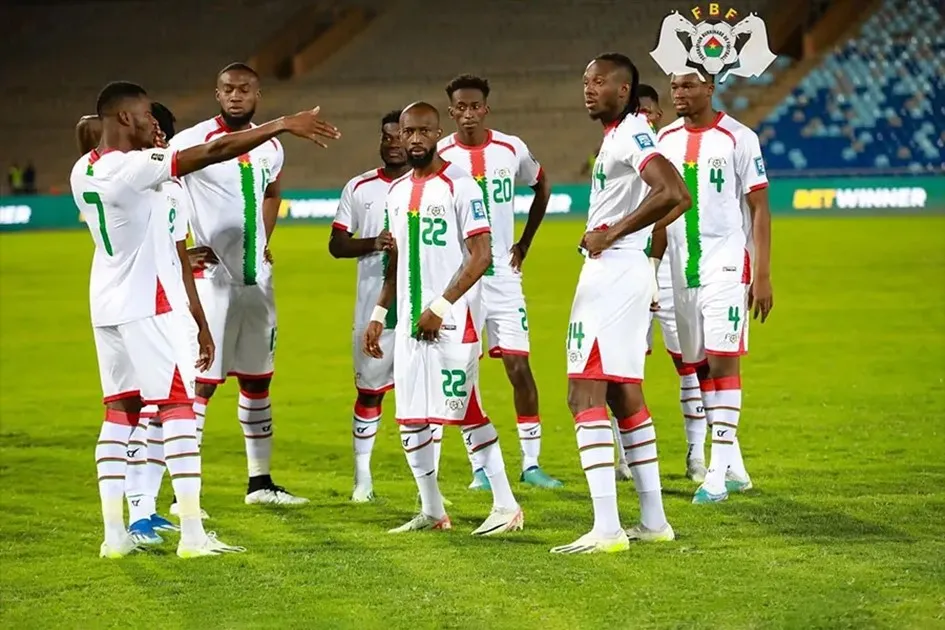 Image de Football. L'affrontement entre le Burkina Faso et la Mauritanie ce mardi 16 janvier a été bien loin de susciter l'enthousiasme des spectateurs, offrant une rencontre plutôt maigre en occasions. Cependant, malgré la faible intensité du match, le Burkina Faso a réussi à arracher les trois précieux points au bout du suspense grâce à un penalty marqué dans les arrêts de jeu. La Mauritanie, de son côté, a été cruellement crucifiée dans son premier match de la Coupe d'Afrique des Nations (CAN) avec ce revers 1-0. Le dénouement de cette rencontre s'est produit à Bouaké, où le Burkina Faso a réussi à prendre le dessus sur son adversaire du jour. Le héros inattendu de cette rencontre fut Bertrand Traoré, auteur du penalty salvateur à la 96e minute, scellant ainsi le sort de la Mauritanie. Ce coup de théâtre a propulsé l'équipe burkinabé en tête du groupe D, devant des concurrents de taille que sont l'Algérie et l'Angola, ces derniers s'étant neutralisés lors de leur match précédent (1-1). La performance de Bertrand Traoré, qui est entré en jeu pour la dernière demi-heure et a provoqué la faute sanctionnée par le penalty, a été déterminante. Le capitaine du Burkina Faso a su saisir l'opportunité qui s'est présentée à lui et a permis à son équipe de marquer les trois points cruciaux dans cette compétition africaine de renom. La VAR a confirmé la faute de Mouh Mohamed El Abd, ajoutant une dimension technologique à l'arbitrage de cette rencontre. Le sélectionneur de la Mauritanie, Amir Abdou, s'est exprimé sur la déception ressentie après cette défaite. Selon lui, le penalty accordé à la fin du match est cruel pour son équipe, générant un sentiment d'injustice. Malgré cela, il a souligné la performance de ses joueurs, déclarant que ces derniers avaient réalisé un "match parfait". Cependant, il a admis que son équipe avait connu des difficultés en deuxième mi-temps, attribuant cela à la chaleur et à la souffrance endurée sur le terrain. La Mauritanie a fait une double mauvaise opération au cours de ce match, perdant non seulement la rencontre, mais aussi son meilleur attaquant, Aboubakar Kamara, surnommé "AK47", sorti peu avant la demi-heure de jeu. Cette perte représente un coup dur pour l'équipe mauritanienne qui devra se remobiliser rapidement pour son prochain défi, programmé samedi prochain contre l'Angola. La pression est à son comble, car une victoire devient impérative pour espérer se qualifier pour les phases suivantes de la CAN. L'impact de cette rencontre va au-delà des simples statistiques du match. Il soulève des questions sur la capacité des équipes à maintenir leur niveau de performance malgré des conditions difficiles, telles que la chaleur intense. De plus, la technologie de la VAR continue de susciter des débats, influençant directement l'issue des matchs et accentuant la pression sur les arbitres et les joueurs. Dans ce contexte, la Mauritanie, après avoir ressenti l'amertume de la défaite, doit maintenant trouver les ressources nécessaires pour rebondir et faire face à l'Angola. La CAN, en tant que vitrine du football africain, continue de nous offrir des moments palpitants et des scénarios imprévisibles. Comment les équipes réagiront-elles à ces défis et quelles leçons en tireront-elles pour le reste de la compétition ? La réponse réside dans les prochains chapitres de cette aventure sportive passionnante.