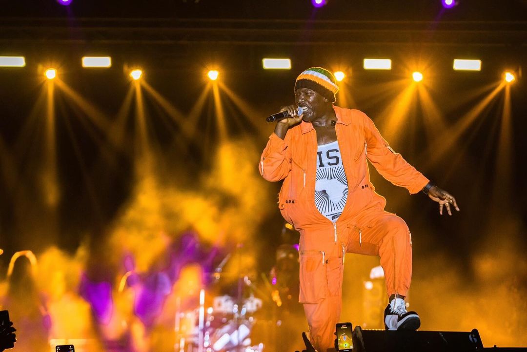 Deuxième Image de Musique/Radio. Le samedi 13 janvier 2024 marque une date mémorable dans l'agenda culturel et sportif de la Côte d'Ivoire, en particulier pour le célèbre chanteur de reggae Alpha Blondy. Dans une publication récente sur ses réseaux sociaux, Blondy a partagé sa joie et son enthousiasme suite à son concert à l'Abidjan Laguna Show. Cet événement, qui coïncide avec la Coupe d'Afrique des Nations (CAN) 2023, a été un moment de célébration intense et de communion avec les fans. Alpha Blondy, connu pour ses textes engagés et son amour pour l'Afrique, a exprimé sa gratitude envers le public d'Abidjan pour leur incroyable énergie et leur participation enthousiaste. Le concert, qui a suivi la victoire des Éléphants, l'équipe nationale de football de Côte d'Ivoire, a été décrit par le chanteur comme une « communion de positive vibes ». L'atmosphère était électrique, pleine de joie et de célébration, illustrant la passion des Ivoiriens pour la musique et le sport. Dans sa publication, Alpha Blondy a également rendu hommage à Karim Ouattara, un acteur clé dans l'organisation de cet événement. Ouattara a relevé un défi majeur en mettant en place un « festival off » de la CAN 2023, proposant une programmation exceptionnelle chaque soir pendant un mois. Cette initiative a non seulement offert aux Ivoiriens, mais aussi aux visiteurs étrangers, l'opportunité de vivre des moments uniques de musique et de culture dans le cadre enchanteur de l'Abidjan Laguna Show. Le festival a été une vitrine pour la Côte d'Ivoire, mettant en avant la richesse culturelle et artistique du pays. Alpha Blondy souligne l'importance de soutenir de telles initiatives qui valorisent la nation, encourageant les gens à assister aux matchs de la CAN et à profiter des concerts de grands artistes. L'événement a été pensé pour offrir une expérience de qualité supérieure, avec un cadre agréable et du matériel haut de gamme, reflétant le dynamisme et le potentiel de l'Afrique dans le domaine culturel. La publication d'Alpha Blondy est un appel à la fierté et au rêve pour l'Afrique. Il exhorte ses compatriotes, qu'il surnomme affectueusement "mes Baramôgôs", à rêver grand. Pour lui, être Africain est une grâce dans un siècle où l'Afrique se montre de plus en plus riche et puissante. C'est un message d'espoir et de confiance en l'avenir du continent, un rappel que l'Afrique est en train de gagner sa place sur la scène mondiale. En résumé, la publication d'Alpha Blondy sur son concert à l'Abidjan Laguna Show et le festival off de la CAN 2023 est un vibrant hommage à la culture ivoirienne, à la musique africaine et au potentiel du continent. Elle illustre parfaitement la manière dont la musique et le sport peuvent se rejoindre pour célébrer l'identité africaine, la fraternité et l'unité. C'est un exemple éclatant de la façon dont l'art et la culture peuvent être des vecteurs de changement positif et de fierté nationale.